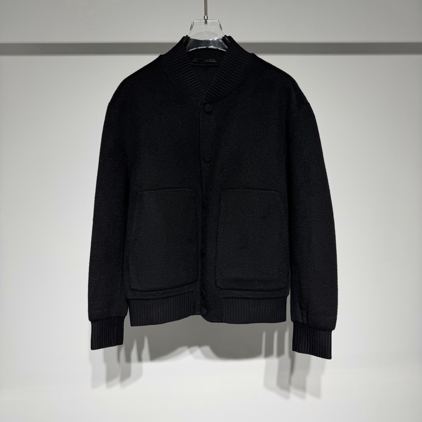 NO:636273,Loro Piana LP's new fashionable casual autumn and winter jacket is a perfect fusion of wool material and design ingenuity. It uses Alxa wool, which has a rich and soft long-pile texture, with a warm and fluffy visual and tactile experience. It is designed with double-sided long-pile lining fabric and removes excess lining, allowing the warmth and skin-friendly feel of wool to be directly released, while creating a simple and neat silhouette; hidden pockets inside, full of practicality, convenient and concealed for daily placement of small items.  In the details, you can see the careful thread design on the collar and cuffs, which not only strengthens the classic style of the baseball uniform, but also prevents wind and temperature, allowing the warmth to be firmly retained; the overall tailoring is neat and stylish, and it comes in two colors, off-white and black. Whether it is paired with casual pants to create a casual daily feel, or paired with a skirt to create a light and sophisticated style, it can be easily controlled. It is a textured item that combines warmth and style in the autumn and winter wardrobe.  With the ultimate pursuit of rare fabrics, a low-key and restrained design philosophy, and the craftsmanship spanning centuries, we have built a luxury kingdom with tactile experience as the core!  The brand has a century-old heritage of craftsmanship, and each product is uniquely handmade. The superb craftsmanship and superb technology ensure the high quality of the products. It pays attention to details and design, and pursues a simple and elegant appearance. Each product is carefully crafted to show elegant taste!  Model Color Black Off-White Size M-L-XL-XXL-XXXL Refer to the size chart to choose the size that suits you!  ,men's clothing,loro piana,loro piana,skirts,jackets & coats,alexander wang19860909Loro Piana LP时装休闲秋冬新款夹克,堪称羊毛材质与设计巧思的完美融合.它选用阿拉善羊毛,长绒毛质感丰盈柔软,自带温暖蓬松的视觉与触觉体验.  采用双面长绒毛无里布设计,舍去多余衬里,让羊毛的保暖性与亲肤感直接释放,同时打造出简洁利落的版型；内里暗藏口袋,实用性拉满,日常放置小物件便捷又隐蔽.  细节处更见用心领口、袖口的螺纹设计,既强化了棒球服的经典风格,又能防风锁温,让暖意牢牢留存；整体剪裁利落有型,米白与黑色两款配色,无论是搭配休闲裤打造随性日常感,还是搭配半裙营造轻熟风,都能轻松驾驭,是秋冬衣橱里兼具温度与格调的质感单品. 以对稀有面料的极致追求、低调内敛的设计哲学和跨越世纪的匠人精神,构筑起一个以触觉体验为核心的奢华王国！ 品牌拥有百年技艺传承,每一件产品都经过独特的手工制作.高超的工艺和精湛的技术保证了 产品的高品质. 注重细节和设计,追求简洁而优雅的外观.每一款产品都经过精心雕琢,彰显高雅品味！ 型号 颜色黑色 米白 尺码M-L-XL-XXL-XXXL 参考尺码表数据选择适合自己的尺码！,男装,loro piana,loro piana,skirts,jackets & coats,alexander wang,Women's clothing