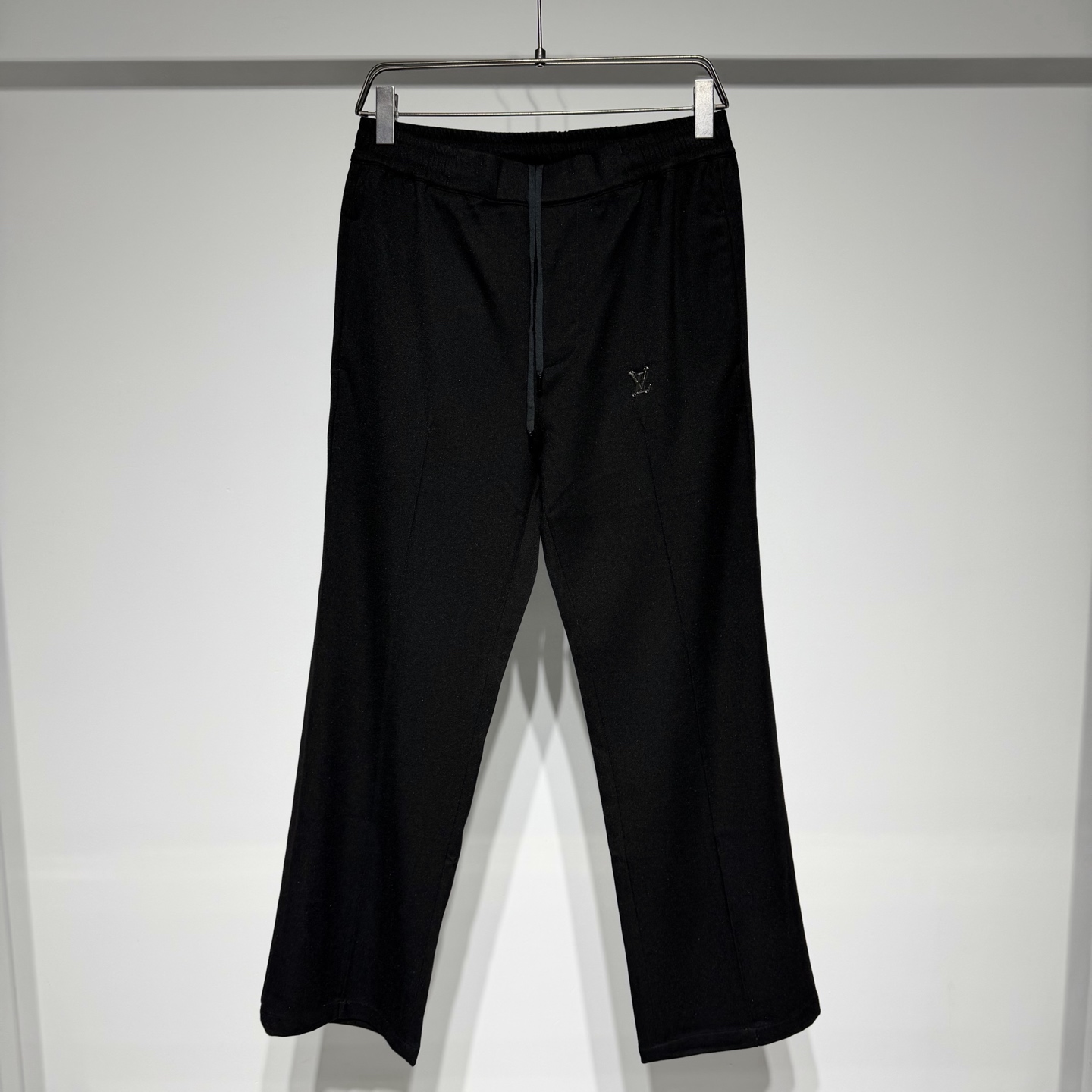 NO:636284,Louis Vuitton Louis Vuitton fashion casual trousers with waist design!  The fabric is made of sheep wool, soft and comfortable against the skin!  Cut out a straight fit with a sporty silhouette!  A metal tip is integrated into the drawstring end, and the brand's metal LV letters are eye-catching on the front of the thigh!  Show an eclectic mix of elegance and leisure!  LV has always adhered to the spirit of excellent quality and innovation. The brand pays attention to the details and craftsmanship of its products, using high-quality materials and exquisite production techniques to ensure that each product can meet the highest quality standards. At the same time, LV also continuously introduces new designs and products to meet the changing needs and tastes of consumers!  With its classic design, exquisite craftsmanship and innovative spirit, it has become one of the most influential luxury brands in the world and continues to lead fashion trends!  !  Model Color Black Size S-M-L-XL Refer to the size chart to choose the size that suits you!  ,Louis Vuitton-clothing,louis vuitton,louis vuitton,louis vuitton,alexander wang19860909Louis Vuitton 路易威登时装休闲西裤束腰设计！面料采用绵羊毛亲肤柔软舒适！裁出动感廓形直筒版型！为抽绳端头融入金属头,品牌金属 LV 字母大腿前方醒目！展现雅致风范与闲适格调的兼收并蓄！ LV始终秉持着卓越的品质和创新的精神.品牌注重产品的细节和工艺,采用高品质的材料和精湛的制作工艺, 确保每一件产品都能达到最高的品质标准.同时,LV也不断推出新的设计和产品,以满足消费者不断变化的需求和品味！ 以其经典设计、精湛工艺和创新精神,成为全球最具影响力的奢侈品牌之一,持续引领时尚潮流！！ 型号 颜色黑色 尺码S-M-L-XL 参考尺码表数据选择适合自己的尺码！,路易威登-服装,louis vuitton,louis vuitton,louis vuitton,alexander wang,Women's clothing