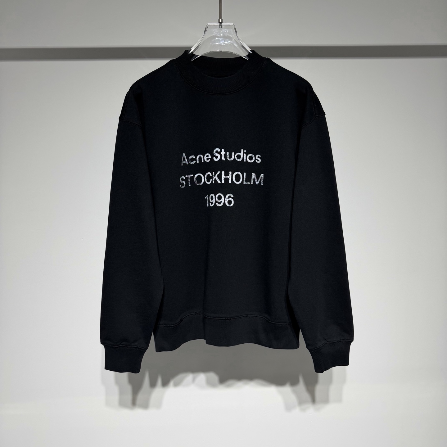 NO:638799,Acne studios Acne fashionable sports casual round neck sweatshirt with loose fit!  The tailoring is retro, simple and comfortable. The custom-made fabric is moderately washed and soft and not easy to deform. It uses high-quality pure cotton raw materials and is full of design and personality. Nordic minimalist style, focusing on simplicity, practicality and comfort. Product design emphasizes functionality and comfort, while paying attention to details and tailoring, pursuing refinement and high quality!  Acne Studios' clothing is characterized by being easy to wear, practical, simple, and neutral, and its Swedish style is clearly identifiable. The brand pays attention to tailoring, boldly uses various materials, and launches custom-developed fabrics. The design is full of retro and romantic elements, and also reveals the excitement of getting rid of restraints and longing for freedom!  Since its establishment, the brand has always adhered to the design concept of simplicity yet individuality, cleverly integrating Nordic minimalist aesthetics with modern urban fashion elements to create a clothing series that is both practical and artistic. Color Black White Size XS-S-M-L-XL  ,menswear,acne studios,dior,hoodie,sweatshirts,alexander wang19860909Acne studios 艾克妮时尚运动休闲圆领卫衣宽松版型！裁剪复古简约舒适款,定制面料做了适度水洗柔软不易变形、采用高品质纯棉原材料,充满设计感和个性. 北欧极简风格,注重简约实用和舒适.产品设计强调功能性和舒适性,同时注重细节和剪裁,追求精致和高品质！ Acne Studios 的衣物以易穿、实用、简单、中性为特点,其瑞典风格清晰可辨.品牌注重剪裁,大胆采用各种材料,并推出了定制开发面料.设计充满复古与浪漫的元素,又透露出脱束缚、渴望自由的雀跃心情！ 品牌自创立以来,始终坚持简约而不失个性的设计理念,将北欧的极简主义美学与现代都市的时尚元素巧妙融合,打造出既实用又充满艺术感的服饰系列. 颜色 黑色 白色 尺码 XS-S-M-L-XL XS肩宽54、胸围56、衣长69 参考XS尺寸表数据选择合适自己的尺码！,男装,acne studios,dior,hoodie,sweatshirts,alexander wang,Women's clothing