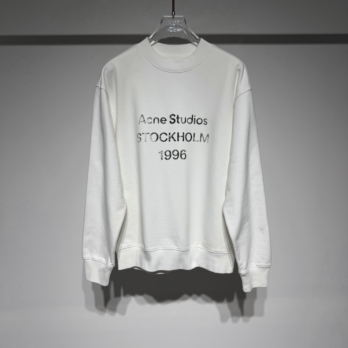 NO:638805,Acne studios Acne fashionable sports casual round neck sweatshirt with loose fit!  The tailoring is retro, simple and comfortable. The custom-made fabric is moderately washed and soft and not easy to deform. It uses high-quality pure cotton raw materials and is full of design and personality. Nordic minimalist style, focusing on simplicity, practicality and comfort. Product design emphasizes functionality and comfort, while paying attention to details and tailoring, pursuing refinement and high quality!  Acne Studios' clothing is characterized by being easy to wear, practical, simple, and neutral, and its Swedish style is clearly identifiable. The brand pays attention to tailoring, boldly uses various materials, and launches custom-developed fabrics. The design is full of retro and romantic elements, and also reveals the excitement of getting rid of restraints and longing for freedom!  Since its establishment, the brand has always adhered to the design concept of simplicity yet individuality, cleverly integrating Nordic minimalist aesthetics with modern urban fashion elements to create a clothing series that is both practical and artistic. Style Color Black White Size XS-S-M-L-XL  ,menswear,acne studios,dior,hoodie,sweatshirts,alexander wang19860909Acne studios 艾克妮时尚运动休闲圆领卫衣宽松版型！裁剪复古简约舒适款,定制面料做了适度水洗柔软不易变形、采用高品质纯棉原材料,充满设计感和个性. 北欧极简风格,注重简约实用和舒适.产品设计强调功能性和舒适性,同时注重细节和剪裁,追求精致和高品质！ Acne Studios 的衣物以易穿、实用、简单、中性为特点,其瑞典风格清晰可辨.品牌注重剪裁,大胆采用各种材料,并推出了定制开发面料.设计充满复古与浪漫的元素,又透露出脱束缚、渴望自由的雀跃心情！ 品牌自创立以来,始终坚持简约而不失个性的设计理念,将北欧的极简主义美学与现代都市的时尚元素巧妙融合,打造出既实用又充满艺术感的服饰系列. 款号 颜色 黑色 白色 尺码 XS-S-M-L-XL XS肩宽54、胸围56、衣长69 参考XS尺寸表数据选择合适自己的尺码！,男装,acne studios,dior,hoodie,sweatshirts,alexander wang,Women's clothing