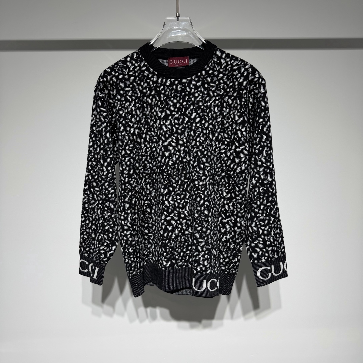 NO:636278,Gucci Gucci fashionable casual knitted crew neck sweater!  High-end luxury using jacquard technology!  Jacquard branded lettering on the hem of the cuffs!  The practicality of wearing it alone as an inner layer is greatly improved. The woolen fabric has moderate elasticity and is comfortable!  The wool material is comfortable, breathable and not stuffy, and the quality is absolutely guaranteed!  !  The overall jacquard does not have too much decoration!  The main focus is refreshing and clean!  !  Combining classic design with avant-garde innovation, it meets all fashion needs from daily life to luxury!  !  Its designs have become bolder and brighter, incorporating elements of sports style and high fashion. At the same time, Gucci continues to incorporate cultural references into its looks and accessories to express a unique point of view!  !  Fashion is a way to express personality and attitude towards life. The brand has always been challenging traditional definitions and focusing on unique design and exquisite craftsmanship. Fashion is an art and a display of everyone's unique style!  Item No. Color Black Jacquard Size M-L-XL-XXL-XXXL L shoulder width 47, bust 48, length 66. Refer to the L size data to choose the size that suits you!  ,Gucci-clothing,gucci,gucci,sweaters,alexander wang19860909Gucci 古琦时尚休闲针织圆领毛衣！采用提花工艺高级奢华！袖口下摆品牌字母提花！ 单穿内搭穿着实用性大大提升毛织松紧弹力适中舒适！羊毛材质面料舒服透气不闷热品质绝对保证！！ 整体提花没有过多的装饰！主打一个清爽干净！！ 以经典设计与前卫创新结合,满足从日常到奢华的各方面时尚需求！！ 其设计变得更加大胆和鲜艳,融合了运动风格和高级时装的元素.同时,古驰还不断将文化参考融入其外观和配饰中,表达独特的观点！！ 时尚是一种表达个性和生活态度的方式.品牌一直以来都在挑战传统定义,注重独特设计和精湛工艺.时尚是一门艺术,是每个人独特风格的展现！ 货号 颜色黑提花 尺码M-L-XL-XXL-XXXL L肩宽47、胸围48、衣长66 参考L尺码数据选择合适自己的尺码！,古驰-服装,gucci,gucci,sweaters,alexander wang,Women's clothing