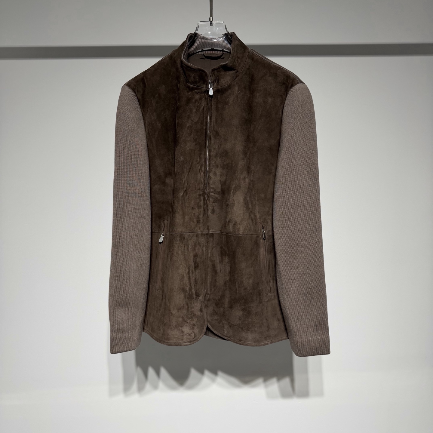 NO:636261,Loro Piana LP is the original fashionable and casual LP, made of imported whole goatskin - the material is luxurious and the body is made of goatskin, which has a delicate and soft touch, and has a high-grade matte texture, which is full of luxury; the knitted fabric spliced on the cuffs combines 8 mulberry silk, 10 mercerized wool, 30 lyocell fiber and 52 anti-pilling acrylic, which is soft and skin-friendly and has stiffness, warmth retention and fashion sense. -  Design style The stand-up collar zipper design is simple and elegant, and the neat tailoring outlines a capable figure; the zipper pockets on both sides are practical and decorative, and the two colors (classic black, retro coffee) are versatile for any occasion, whether it is business commuting or casual outings. - The quality details are top-notch, from the selection of leather materials to the knitting splicing technology, every detail shows exquisite workmanship, comfortable and durable to wear, making it an excellent choice to enhance your style in autumn and winter.  The brand has a century-old heritage of craftsmanship, and each product is uniquely handmade. The superb craftsmanship and superb technology ensure the high quality of the products. It pays attention to details and design, and pursues a simple and elegant appearance. Each product is carefully crafted to show elegant taste!  Model Color Black Brown Size M-L-XL-XXL-XXXL Please refer to the size chart to choose the size that suits you!  ,menswear,loro piana,loro piana,sheepskin,alexander wang19860909Loro Piana LP时尚休闲原版LP,用的进口整张山羊皮 - 材质奢感衣身采用山羊皮,触感细腻柔软,自带高级哑光质感,尽显奢华；袖口拼接的针织面料融合了8桑蚕丝、10丝光羊毛、30莱赛尔纤维与52抗起球晴纶,柔软亲肤且兼具挺括度,保暖性与时尚感并存. - 设计风格立领拉链设计简约大气,利落的剪裁勾勒出干练身形；两侧拉链口袋实用又具装饰性,两种颜色（经典黑、复古咖）百搭不挑场合,无论是商务通勤还是休闲出街都能轻松驾驭. - 品质细节作为一等品,从皮革的选料到针织的拼接工艺,每一处都彰显精湛做工,穿着舒适又耐穿,是秋冬季节提升穿搭格调的绝佳选择. 品牌拥有百年技艺传承,每一件产品都经过独特的手工制作.高超的工艺和精湛的技术保证了 产品的高品质. 注重细节和设计,追求简洁而优雅的外观.每一款产品都经过精心雕琢,彰显高雅品味！ 型号 颜色黑色 咖色 尺码M-L-XL-XXL-XXXL 参考尺码表数据选择适合自己的尺码！,男装,loro piana,loro piana,sheepskin,alexander wang,Women's clothing