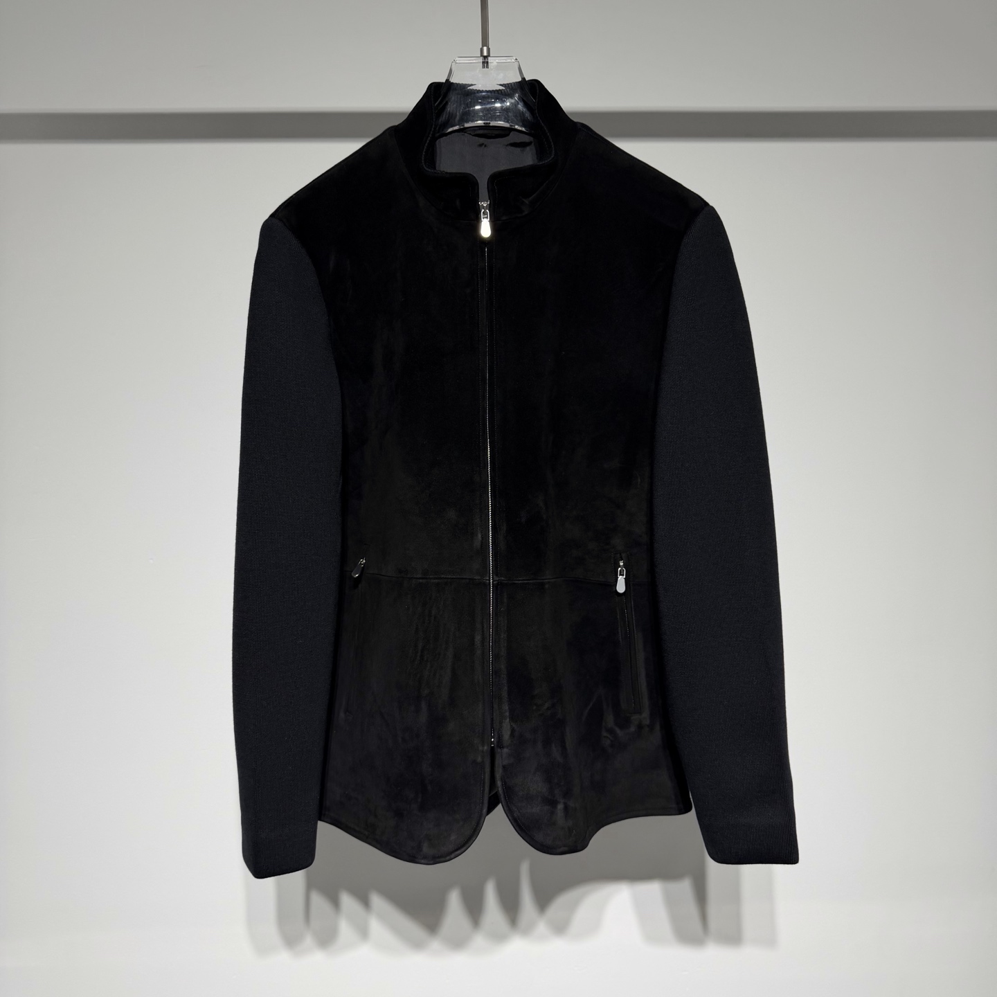 NO:636267,Loro Piana LP is the original fashionable and casual LP, made of imported whole goatskin - the material is luxurious and the body is made of goatskin, which has a delicate and soft touch, and has a high-grade matte texture, which is full of luxury; the knitted fabric spliced on the cuffs combines 8 mulberry silk, 10 mercerized wool, 30 lyocell fiber and 52 anti-pilling acrylic, which is soft and skin-friendly and has stiffness, warmth retention and fashion sense. -  Design style The stand-up collar zipper design is simple and elegant, and the neat tailoring outlines a capable figure; the zipper pockets on both sides are practical and decorative, and the two colors (classic black, retro coffee) are versatile for any occasion, whether it is business commuting or casual outings. - The quality details are top-notch, from the selection of leather materials to the knitting splicing technology, every detail shows exquisite workmanship, comfortable and durable to wear, making it an excellent choice to enhance your style in autumn and winter.  The brand has a century-old heritage of craftsmanship, and each product is uniquely handmade. The superb craftsmanship and superb technology ensure the high quality of the products. It pays attention to details and design, and pursues a simple and elegant appearance. Each product is carefully crafted to show elegant taste!  Model Color Black Brown Size M-L-XL-XXL-XXXL Please refer to the size chart to choose the size that suits you!  ,menswear,loro piana,loro piana,sheepskin,alexander wang19860909Loro Piana LP时尚休闲原版LP,用的进口整张山羊皮 - 材质奢感衣身采用山羊皮,触感细腻柔软,自带高级哑光质感,尽显奢华；袖口拼接的针织面料融合了8桑蚕丝、10丝光羊毛、30莱赛尔纤维与52抗起球晴纶,柔软亲肤且兼具挺括度,保暖性与时尚感并存. - 设计风格立领拉链设计简约大气,利落的剪裁勾勒出干练身形；两侧拉链口袋实用又具装饰性,两种颜色（经典黑、复古咖）百搭不挑场合,无论是商务通勤还是休闲出街都能轻松驾驭. - 品质细节作为一等品,从皮革的选料到针织的拼接工艺,每一处都彰显精湛做工,穿着舒适又耐穿,是秋冬季节提升穿搭格调的绝佳选择. 品牌拥有百年技艺传承,每一件产品都经过独特的手工制作.高超的工艺和精湛的技术保证了 产品的高品质. 注重细节和设计,追求简洁而优雅的外观.每一款产品都经过精心雕琢,彰显高雅品味！ 型号 颜色黑色 咖色 尺码M-L-XL-XXL-XXXL 参考尺码表数据选择适合自己的尺码！,男装,loro piana,loro piana,sheepskin,alexander wang,Women's clothing