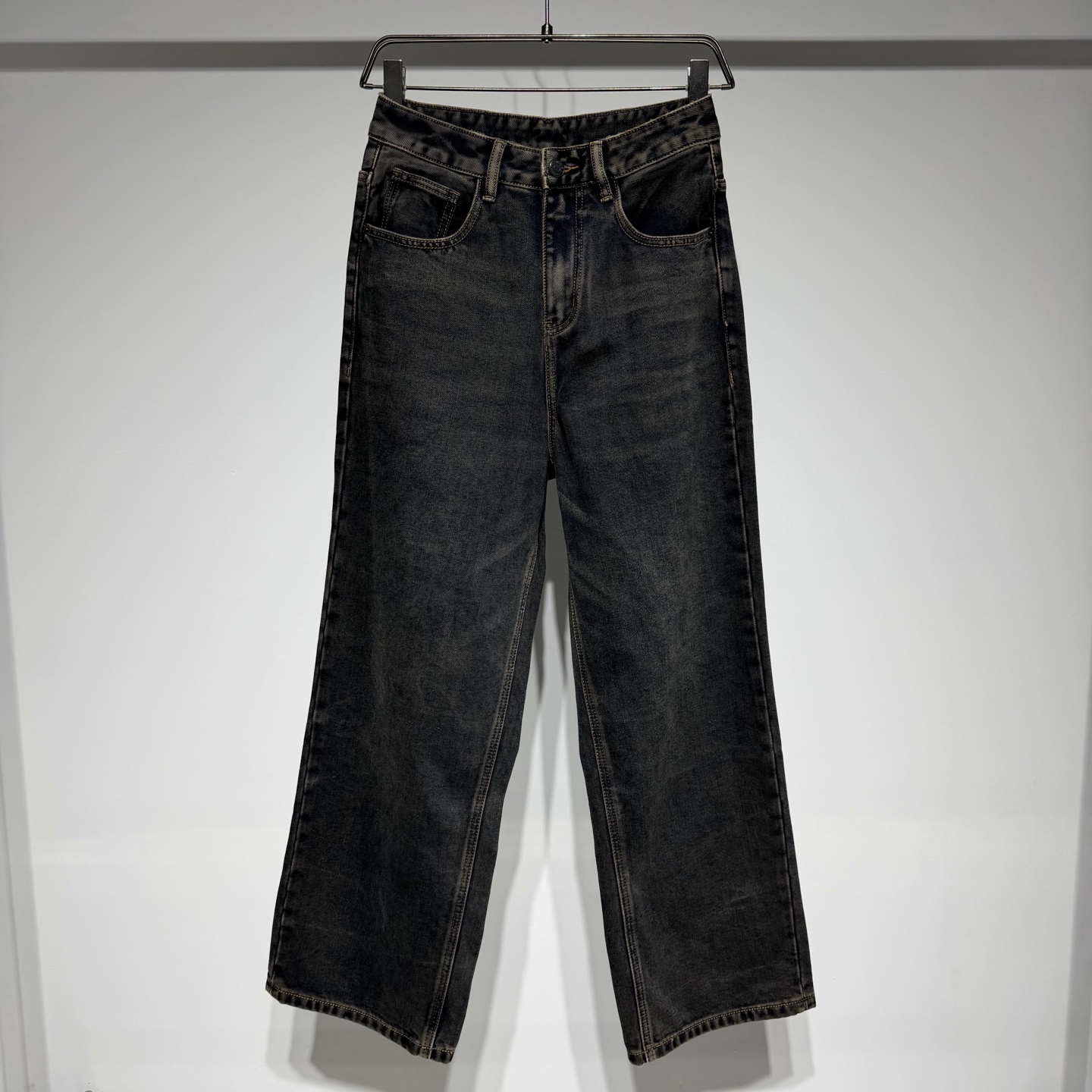 NO:636266,Acne studios stylish athleisure jeans with a loose fit!  Work clothes are cut with vintage distressed washing technology!  The fabric is washed, soft and not easily deformed, and is made of high-quality pure cotton raw materials, full of design and personality. Nordic minimalist style, focusing on simplicity, practicality and comfort. Product design emphasizes functionality and comfort, while paying attention to details and tailoring, pursuing refinement and high quality!  Acne Studios' clothing is characterized by being easy to wear, practical, simple, and neutral, and its Swedish style is clearly identifiable. The brand pays attention to tailoring, boldly uses various materials, and launches custom-developed fabrics. The design is full of retro and romantic elements, and also reveals the excitement of getting rid of restraints and longing for freedom!  Since its establishment, the brand has always adhered to the design concept of simplicity without losing personality, cleverly integrating Nordic minimalist aesthetics with modern urban fashion elements to create a clothing series that is both practical and artistic. Style Number Color Denim Color Size 29-30-31-32-33-34-36 29 Waist 37, Hip 52, Pants Length 106 Refer to the 29 size chart to choose the size that suits you!  ,menswear,acne studios,dior,jeans,alexander wang19860909Acne studios 时尚运动休闲牛仔裤宽松版型！工装裁剪复古做旧水洗工艺！面料做了水洗柔软不易变形、采用高品质纯棉原材料,充满设计感和个性. 北欧极简风格,注重简约实用和舒适.产品设计强调功能性和舒适性,同时注重细节和剪裁,追求精致和高品质！ Acne Studios 的衣物以易穿、实用、简单、中性为特点,其瑞典风格清晰可辨.品牌注重剪裁,大胆采用各种材料,并推出了定制开发面料.设计充满复古与浪漫的元素,又透露出脱束缚、渴望自由的雀跃心情！ 品牌自创立以来,始终坚持简约而不失个性的设计理念,将北欧的极简主义美学与现代都市的时尚元素巧妙融合,打造出既实用又充满艺术感的服饰系列. 款号 颜色 牛仔色 尺码 29-30-31-32-33-34-36 29腰围37、臀围52、裤长106 参考29尺寸表数据选择合适自己的尺码！,男装,acne studios,dior,jeans,alexander wang,Women's clothing