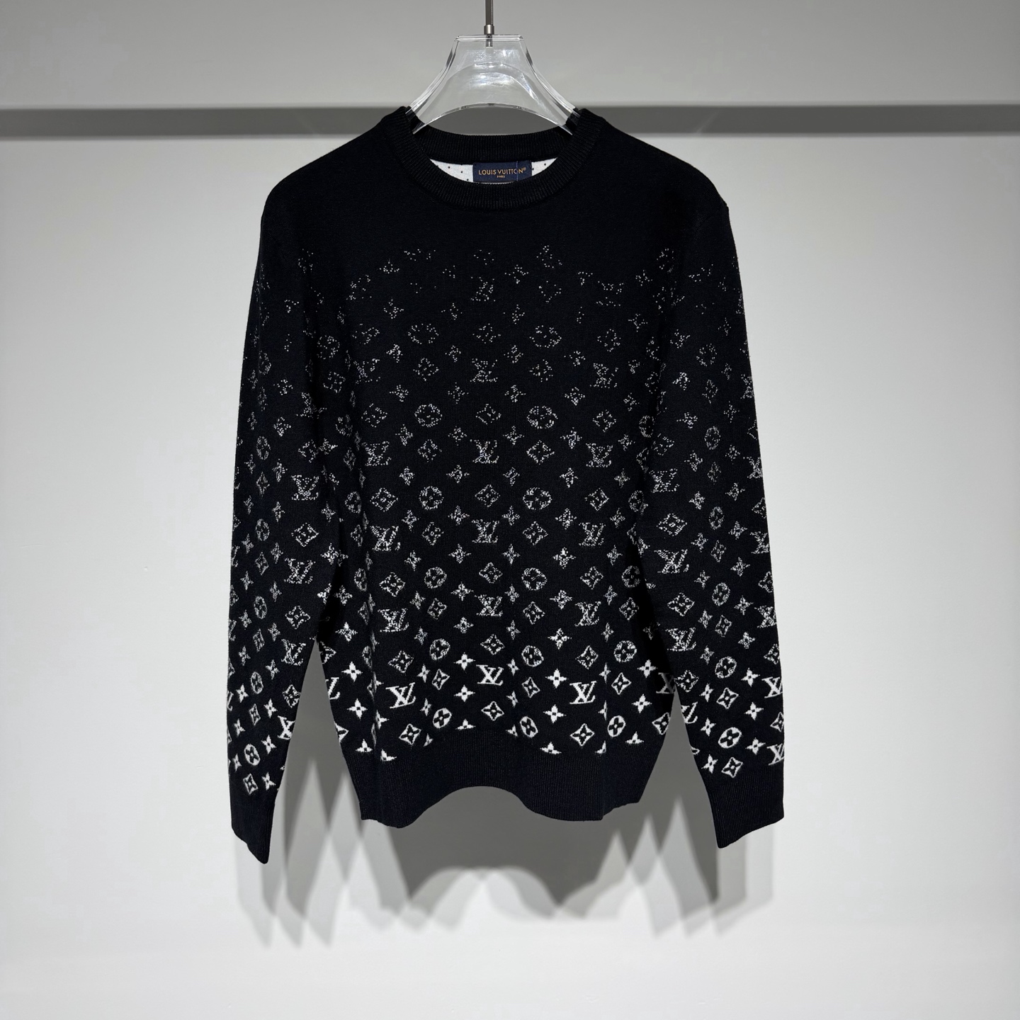 NO:636260,Louis Vuitton Louis Vuitton fashionable casual crew neck knitted sweater!  The black and white presbyopia uses jacquard technology to present a gradient three-dimensional effect!  The fabric is naturally delicate, soft, high-end and luxurious!  The three-dimensional tailoring has a certain sense of width, comfort and resistance to deformation!  Can be used by both men and women!  LV has always adhered to the spirit of excellent quality and innovation. The brand pays attention to the details and craftsmanship of its products, using high-quality materials and exquisite production techniques to ensure that each product can meet the highest quality standards. At the same time, LV also continuously introduces new designs and products to meet the changing needs and tastes of consumers!  With its classic design, exquisite craftsmanship and innovative spirit, it has become one of the most influential luxury brands in the world and continues to lead fashion trends!  !  Model Color Black Size M-L-XL-XXL-XXXL L shoulder width 45, chest 48, length 64 Please refer to the L size chart to choose the size that suits you!  ,Louis Vuitton-clothing,louis vuitton,louis vuitton,louis vuitton,sweaters,alexander wang19860909Louis Vuitton 路易威登时尚休闲圆领针织毛衣！黑白老花采用提花工艺呈现渐变立体效果！面料自然细腻柔软高级奢华！立体剪裁有一定的挺阔感舒适不易变形！男女均可驾驭！ LV始终秉持着卓越的品质和创新的精神.品牌注重产品的细节和工艺,采用高品质的材料和精湛的制作工艺, 确保每一件产品都能达到最高的品质标准.同时,LV也不断推出新的设计和产品,以满足消费者不断变化的需求和品味！ 以其经典设计、精湛工艺和创新精神,成为全球最具影响力的奢侈品牌之一,持续引领时尚潮流！！ 型号 颜色黑色 尺码M-L-XL-XXL-XXXL L肩宽45、胸围48、衣长64 参考L尺码表数据选择适合自己的尺码！,路易威登-服装,louis vuitton,louis vuitton,louis vuitton,sweaters,alexander wang,Women's clothing
