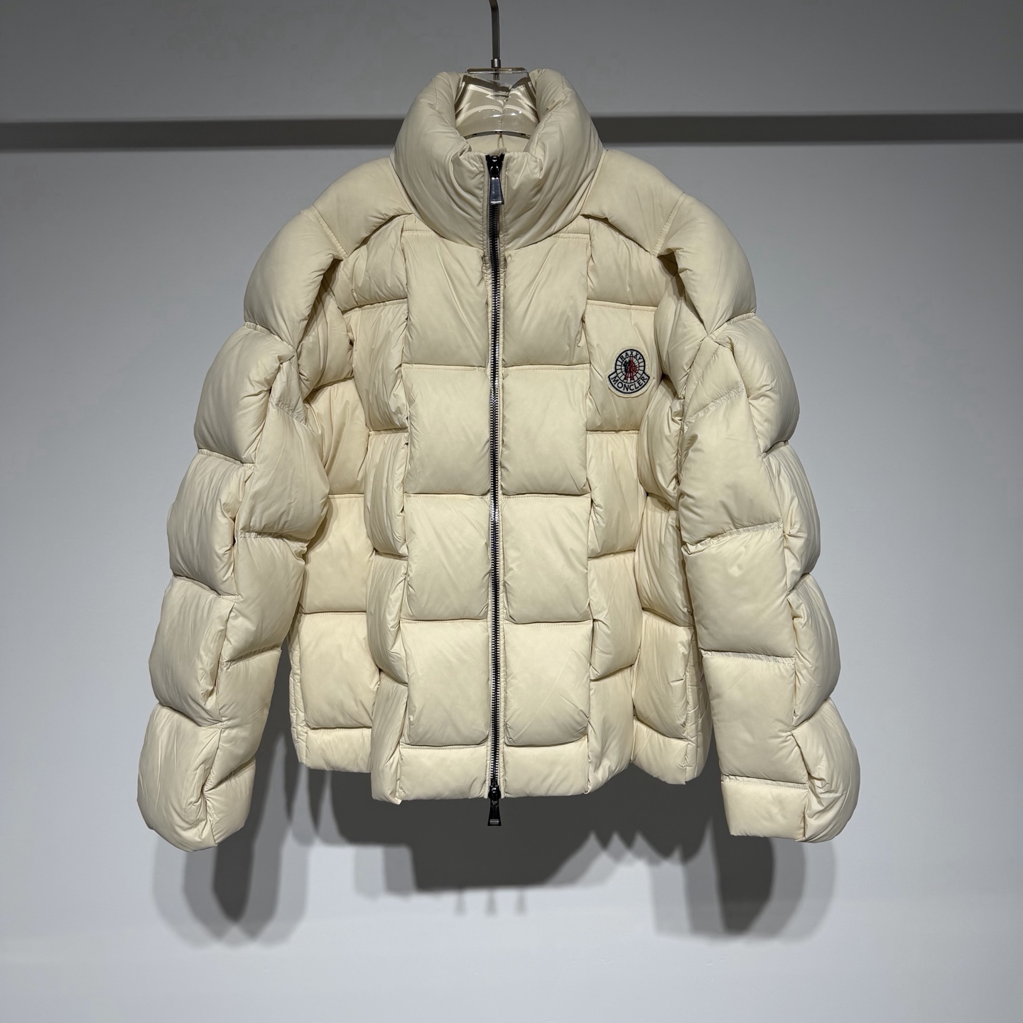 NO:638478,Moncler fashionable sports casual stand collar down jacket!  !  Heavy craftsmanship is used to create three-dimensional and vivid velvet filling!  Matte fabric with a slightly sporty temperament and 90 white duck down!  The loose-fitting wool Zhangzi logo adds a sense of luxury!  The fabric is soft, delicate and practical, and the perfect combination of fashion, sports, ability and handsomeness not only ensures the overall wearability, but also has a sense of design without being dull!  Let the original sports-style items become more fashionable instantly!  The upper body is very handsome and stylish!  Every detail is introduced one by one, the craftsmanship is exquisite, the three-dimensional tailoring is necessary for travel and vacation, and the sporty tailoring chases the trend. It represents its interpretation of fashion and leisure. Moncler has become the leading international top brand in the outdoor down jacket industry!  Model Color Black Off-white Size 1-2-3-4-5 1 Shoulder width 64, Bust 63, Clothes length 65 Please refer to the 1 size chart to choose the size that suits you!  ,Moncler,down jacket,alexander wang19860909Moncler 蒙口时尚运动休闲立领羽绒服！！重工艺打造采用分格充绒立体生动！哑光面料略带运动气质90白鸭绒！宽松版型羊毛章仔logo加持高级感拉满！面料柔软细腻实用性大大提升、时尚融合运动干练帅气完美结合既保证整体的实穿性,又充满设计感不呆板！ 让原本运动风格的单品瞬间变得更加时尚！ 上身非常帅气有型！处处都是细节不一一介绍、工艺精美搭配、旅游度假必备立体裁剪、 运动气息剪裁追逐潮流 代表它对时尚休闲的诠释 Moncler在户外羽绒服业界中,成为首屈一指的国际顶尖品牌！ 型号 颜色黑色 米白 尺码1-2-3-4-5 1肩宽64、胸围63、衣长65 参考1尺码表数选择合适自己的尺码！,蒙口-服装,Moncler,down jacket,alexander wang,Women's clothing
