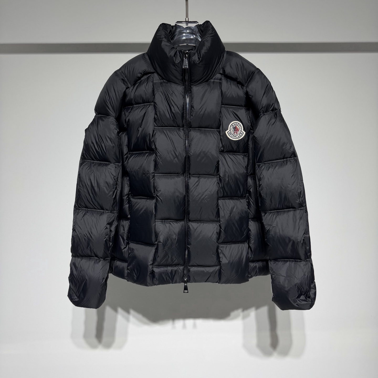 NO:638472,Moncler fashionable sports casual stand collar down jacket!  !  It is made with heavy craftsmanship and is made of divided grids and filled with velvet, which is three-dimensional and vivid!  Matte fabric with a slightly sporty temperament and 90 white duck down!  The loose-fitting wool Zhangzi logo adds a sense of luxury!  The fabric is soft, delicate and practical, and the perfect combination of fashion, sports, ability and handsomeness not only ensures the overall wearability, but also has a sense of design without being dull!  Let the original sports-style items become more fashionable instantly!  The upper body is very handsome and stylish!  Every detail is introduced one by one, the craftsmanship is exquisite, the three-dimensional tailoring is necessary for travel and vacation, and the sporty tailoring chases the trend. It represents its interpretation of fashion and leisure. Moncler has become the leading international top brand in the outdoor down jacket industry!  Model Color Black Off-white Size 1-2-3-4-5 1 Shoulder width 64, Bust 63, Clothes length 65 Please refer to the 1 size chart to choose the size that suits you!  ,Moncler,down jacket,alexander wang19860909Moncler 蒙口时尚运动休闲立领羽绒服！！重工艺打造采用分格充绒立体生动！哑光面料略带运动气质90白鸭绒！宽松版型羊毛章仔logo加持高级感拉满！面料柔软细腻实用性大大提升、时尚融合运动干练帅气完美结合既保证整体的实穿性,又充满设计感不呆板！ 让原本运动风格的单品瞬间变得更加时尚！ 上身非常帅气有型！处处都是细节不一一介绍、工艺精美搭配、旅游度假必备立体裁剪、 运动气息剪裁追逐潮流 代表它对时尚休闲的诠释 Moncler在户外羽绒服业界中,成为首屈一指的国际顶尖品牌！ 型号 颜色黑色 米白 尺码1-2-3-4-5 1肩宽64、胸围63、衣长65 参考1尺码表数选择合适自己的尺码！,蒙口-服装,Moncler,down jacket,alexander wang,Women's clothing