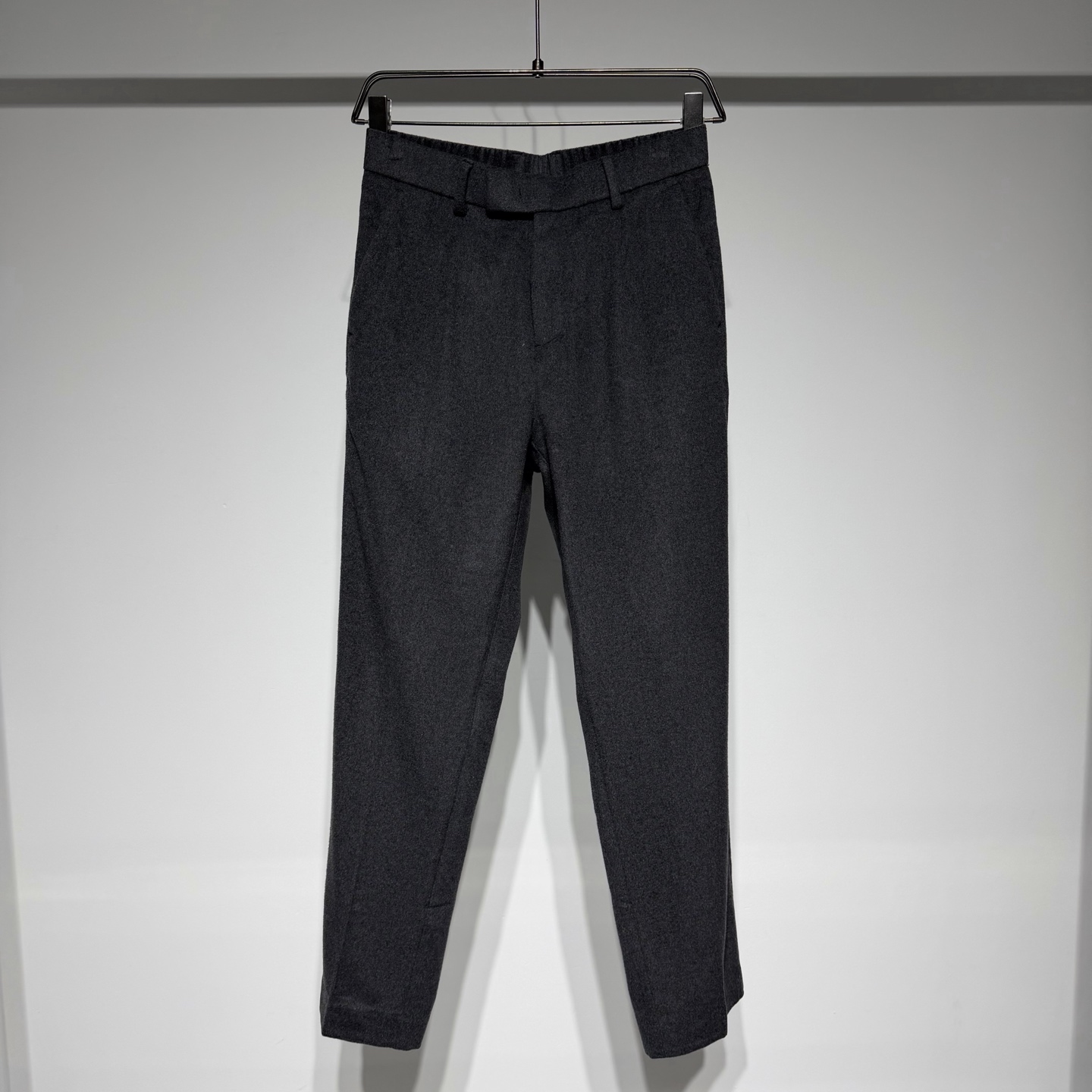 NO:636249,Ermenegildo Zegna fashionable casual wool cashmere pants, a double luxury of texture and comfort!  This new autumn and winter wool trousers is made of high-end fabric ratio of 5% cashmere + 55% Australian wool. The down-smoothed velvet texture is fine and high-end. It is available in light gray and dark gray colors, which can easily adapt to different styles of wear. - The shape design and the elastic waist design on the back are extremely tolerant and can fit comfortably no matter what body shape; - Pocket details: The double diagonal pockets on the front are practical and beautiful, and the two horizontal pockets on the back are equipped with special buckles, which are both functional and design, becoming the finishing touch; -  The craftsmanship-quality waistband is meticulously crafted and demonstrates ingenuity; front and rear garri fabric designs are used to improve warmth and stiffness, and upgrade the wearing experience. Pair it with the same wool jacket to create a high-end autumn and winter suit. Whether it is daily commuting or leisure travel, you can keep warm while showing style and taste. Model Color Dark Gray Light Gray Size M-L-XL-XXL-XXXL Refer to the size chart to choose the size that suits you!  ,menswear,zegna,jackets & coats,alexander wang19860909Ermenegildo Zegna 杰尼亚时尚休闲羊毛羊绒裤,质感与舒适的双重奢享！这款秋冬新款羊毛裤,采用5山羊绒+55澳洲羊毛的高端面料配比,倒顺毛的绒毛质感细腻高级,浅灰与深灰两色可选,轻松适配不同风格穿搭.  - 版型设计后背松紧腰设计,包容性极强,无论何种身形都能贴合舒适； - 口袋细节前侧双斜插口袋实用美观,后侧两个横向口袋搭配特色包扣,兼具功能性与设计感,成为点睛之笔； - 工艺品质腰头做工细致精致,彰显匠心；更采用前后加里布设计,提升保暖性与挺括度,穿着体验再升级.  搭配同款羊毛夹克,打造秋冬高级感套装,无论是日常通勤还是休闲出行,都能让您在保暖的同时,尽显格调与品味. 型号 颜色深灰 浅灰 尺码M-L-XL-XXL-XXXL 参考尺码表数据选择适合自己的尺码！,男装,zegna,jackets & coats,alexander wang,Women's clothing