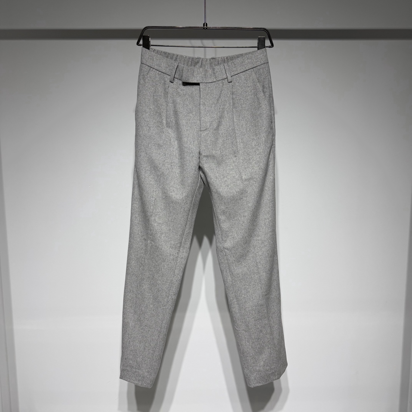 NO:636245,Ermenegildo Zegna fashionable casual wool cashmere pants, a double luxury of texture and comfort!  This new autumn and winter wool trousers is made of high-end fabric ratio of 5% cashmere + 55% Australian wool. The down-smoothed velvet texture is fine and high-end. It is available in light gray and dark gray colors, which can easily adapt to different styles of wear. - The shape design and the elastic waist design on the back are extremely tolerant and can fit comfortably no matter what body shape; - Pocket details: The double diagonal pockets on the front are practical and beautiful, and the two horizontal pockets on the back are equipped with special buckles, which are both functional and design, becoming the finishing touch; -  The craftsmanship-quality waistband is meticulously crafted and demonstrates ingenuity; front and rear garri fabric designs are used to improve warmth and stiffness, and upgrade the wearing experience. Pair it with the same wool jacket to create a high-end autumn and winter suit. Whether it is daily commuting or leisure travel, you can keep warm while showing style and taste. Model Color Dark Gray Light Gray Size M-L-XL-XXL-XXXL Refer to the size chart to choose the size that suits you!  ,menswear,zegna,jackets & coats,alexander wang19860909Ermenegildo Zegna 杰尼亚时尚休闲羊毛羊绒裤,质感与舒适的双重奢享！这款秋冬新款羊毛裤,采用5山羊绒+55澳洲羊毛的高端面料配比,倒顺毛的绒毛质感细腻高级,浅灰与深灰两色可选,轻松适配不同风格穿搭.  - 版型设计后背松紧腰设计,包容性极强,无论何种身形都能贴合舒适； - 口袋细节前侧双斜插口袋实用美观,后侧两个横向口袋搭配特色包扣,兼具功能性与设计感,成为点睛之笔； - 工艺品质腰头做工细致精致,彰显匠心；更采用前后加里布设计,提升保暖性与挺括度,穿着体验再升级.  搭配同款羊毛夹克,打造秋冬高级感套装,无论是日常通勤还是休闲出行,都能让您在保暖的同时,尽显格调与品味. 型号 颜色深灰 浅灰 尺码M-L-XL-XXL-XXXL 参考尺码表数据选择适合自己的尺码！,男装,zegna,jackets & coats,alexander wang,Women's clothing