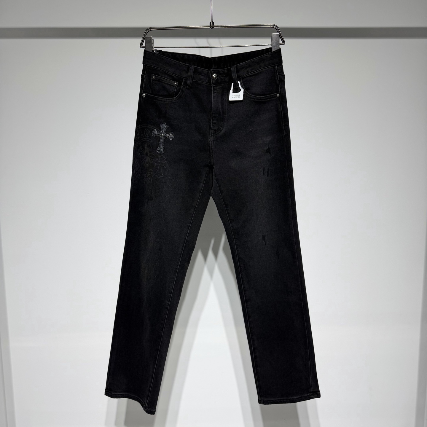 NO:636241,ChromeHearts ChromeHearts fashion casual jeans are on sale in limited edition! Washed, frosted, vintage and high-end! Straight fit custom composite fleece fabric! Customized metal button zipper pullers are high-end and exquisite, made of high-quality cotton, easy to wear and suitable for a wide range of people! Simple and elegant is the Chrome Hearts collaboration series. The material is excellent and the design style combines low-key luxury styles such as rock punk and street hip-hop. It adheres to pure hand-made and exquisite designs. Therefore, ChromeHearts is translated as Chrome Hearts in mainland China. In fact, it does not have a registered brand. The value of style as an art has far exceeded the meaning of fashion. The design style combines rock punk, street hip-hop and other low-key luxury styles. It adheres to the pure hand-made and exquisitely designed products. From the early silver jewelry, it also provides customized products for customers! Model Color Black Size 29-30-31-32-33-34-36 30 waist 39, hip 47, pants length 105 Please refer to the 30 size chart to choose the size that suits you! ,chrome hearts-clothing,chrome hearts,chrome hearts,jeans,alexander wang19860909ChromeHearts 克罗心时尚休闲牛仔裤限定款发售！水洗磨砂做旧复古高级！ 直筒合身版型定制复合加绒面料！定制金属纽扣拉链头高级精致、精棉材质品质上乘、好穿不挑人适合人群广泛！ 简约大气是克罗心合作系列 材质极佳设计风格融合摇滚朋克、街头嘻哈等低调的奢华风 其秉持著纯手工制作、设计精美, 因此ChromeHearts大陆译名克罗心,实际没这注册品牌 风格作为艺术品的价值已远远地超过了时装的意义 设计风格融合摇滚朋克、街头嘻哈等低调的奢华风,其秉持着纯手工制作、设计精美商品从早期的银饰、亦有提供为顾客量身订做产品的服务！ 型号 颜色黑色 尺码29-30-31-32-33-34-36 30腰围39、臀围47、裤长105 参考30尺码表数选择合适自己的尺码！,克罗心-服装,chrome hearts,chrome hearts,jeans,alexander wang,Women's clothing