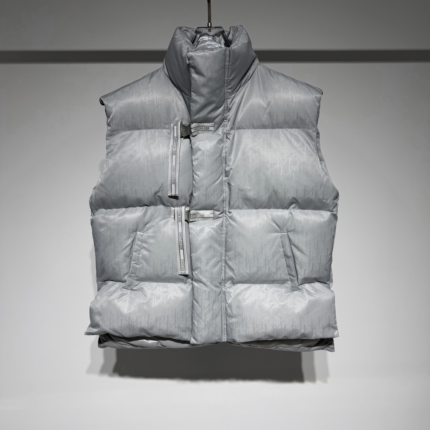 NO:636256,Dior Christian Dior fashionable casual stand collar down vest jacket 90 white duck down!  Workwear element metal buckles are high-end and chic!  Customized jacquard fabrics are thick, stiff and stylish!  Very textured, high-end matte and delicate!  Comes with webbing metal zipper buttons!  Three-dimensional tailoring for perfect shaping!  The distinct layers, exquisite and fashionable styles are combined with the latest technology!  !  !  Origin Italy!  The symbol of quality and the benchmark of fashion has always been synonymous with luxury and elegance. Whether it is fashion or accessories, Dior has always been at the top of the fashion palace!  !  !  The reason why it has become a classic is that in addition to its innovative and elegant design, its extraordinary design skills push its momentum to the top. Every detail in the simple design is completely coordinated and used just right!  !  !  The design of all luxury goods is very demanding in pursuit of details and forms a perfect arc!  !  !  Item No. Color Silver Size M-L-XL-XXL L shoulder width 53, bust 65, length 69. Refer to the L size data to choose the size that suits you!  ,Dior-clothing,dior,dior,jackets & coats,down jacket,alexander wang19860909Dior 克里斯汀迪奥时尚休闲立领羽绒马甲外套90白鸭绒！工装元素金属卡扣高级别致！定制提花 面料有一定厚实度硬挺有型！非常有质感高级哑光度细腻！搭配织带金属拉链纽扣！立体剪裁完美塑形！层次鲜明精美时尚版型结合当下最新工艺！！！原产地意大利！ 品质的象征时尚的标杆 一直是华丽与高雅的代名词 不论是时装还是饰品 迪奥在时尚殿堂一直雄踞顶端！！！之所以能成为经典,除了其创新中又带着优雅的设计,非凡的设计功力将的声势推向顶点, 简约设计中的每个细节都完整的协调在一起运用得恰到好处！！！所有奢侈品的设计对细节追求都非常苛刻呼应构成了完美的弧线！！！ 货号 颜色银色 尺码M-L-XL-XXL L肩宽53、胸围65、衣长69 参考L尺码数据选择合适自己的尺码！,迪奥-服装,dior,dior,jackets & coats,down jacket,alexander wang,Women's clothing