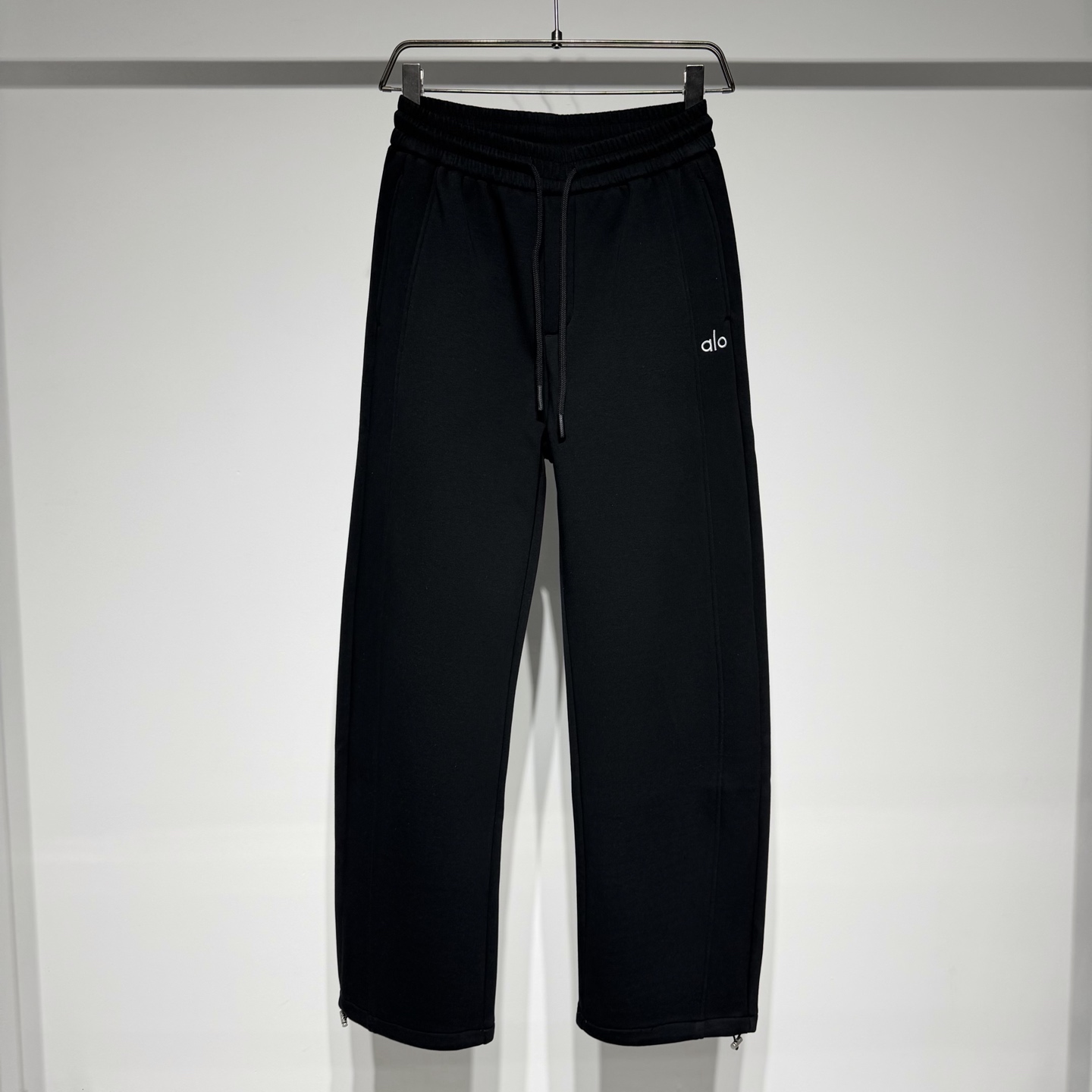 NO:638493,AlO Alo Yoga sports fashion casual pants!  The elasticated waistband is extremely comfortable!  Brand logo embroidery technology, loose-fitting three-dimensional cutting and splicing technology!  Customized composite fleece fabric is light and comfortable!  Alo not only continues to lead the trend in products, but also in terms of brand spirit, it actively advocates the trendy lifestyle philosophy of embracing health, seeking balance, and returning to nature!  The brand's pursuit of physical and mental balance, self-confidence and vitality are highly consistent, a model of strong alliance!  This precision and style cannot be ignored. It has become a symbol of healthy and fashionable life, easily attracting everyone's attention and leading the fashion trend. In summary, the popularity is not accidental, but the selected auxiliary materials technology accounts for most of the factors, and this technology runs through almost all brand categories!  Model Color Black Gray Size S-M-L-XL-XXL S waist 37, hip 52, pants length 109. Refer to the S size data to choose the size that suits you!  ,menswear,alexander wang19860909AlO Alo Yoga运动时尚休闲裤！腰头采用橡筋松紧设计极为舒适！品牌logo刺绣工艺、宽松版型立体剪裁拼接工艺！定制复合加绒面料轻盈舒适！ Alo不仅在产品上持续引领风潮,更在品牌精神层面,积极倡导拥抱健康、寻求平衡、回归自然的潮流生活方式哲学！ 品牌追求身心平衡、自信活力的调性高度契合,强强联合的典范！这份精准与格调,不得不服. 成为健康时尚生活的标志,轻松吸引众人目光,引领时尚潮流 .总结爆火绝非偶然,而是选择的辅料工艺占领大部分因素,且该工艺几乎贯穿了品牌品类所有！ 型号 颜色黑色 灰色 尺码S-M-L-XL-XXL S腰围37、臀围52、裤长109 参考S尺码数据选择适合自己的尺寸！,男装,alexander wang,Women's clothing