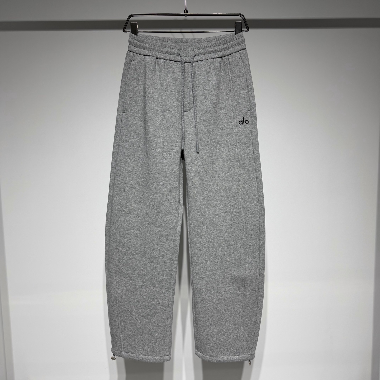 NO:638489,AlO Alo Yoga sports fashion casual pants!  The elasticated waistband is extremely comfortable!  Brand logo embroidery technology, loose-fitting three-dimensional cutting and splicing technology!  Customized composite fleece fabric is light and comfortable!  Alo not only continues to lead the trend in products, but also in terms of brand spirit, it actively advocates the trendy lifestyle philosophy of embracing health, seeking balance, and returning to nature!  The brand's pursuit of physical and mental balance, self-confidence and vitality are highly consistent, a model of strong alliance!  This precision and style cannot be ignored. It has become a symbol of healthy and fashionable life, easily attracting everyone's attention and leading the fashion trend. In summary, the popularity is not accidental, but the selected auxiliary materials technology accounts for most of the factors, and this technology runs through almost all brand categories!  Model Color Black Gray Size S-M-L-XL-XXL S waist 37, hip 52, pants length 109. Refer to the S size data to choose the size that suits you!  ,menswear,alexander wang19860909AlO Alo Yoga运动时尚休闲裤！腰头采用橡筋松紧设计极为舒适！品牌logo刺绣工艺、宽松版型立体剪裁拼接工艺！定制复合加绒面料轻盈舒适！ Alo不仅在产品上持续引领风潮,更在品牌精神层面,积极倡导拥抱健康、寻求平衡、回归自然的潮流生活方式哲学！ 品牌追求身心平衡、自信活力的调性高度契合,强强联合的典范！这份精准与格调,不得不服. 成为健康时尚生活的标志,轻松吸引众人目光,引领时尚潮流 .总结爆火绝非偶然,而是选择的辅料工艺占领大部分因素,且该工艺几乎贯穿了品牌品类所有！ 型号 颜色黑色 灰色 尺码S-M-L-XL-XXL S腰围37、臀围52、裤长109 参考S尺码数据选择适合自己的尺寸！,男装,alexander wang,Women's clothing