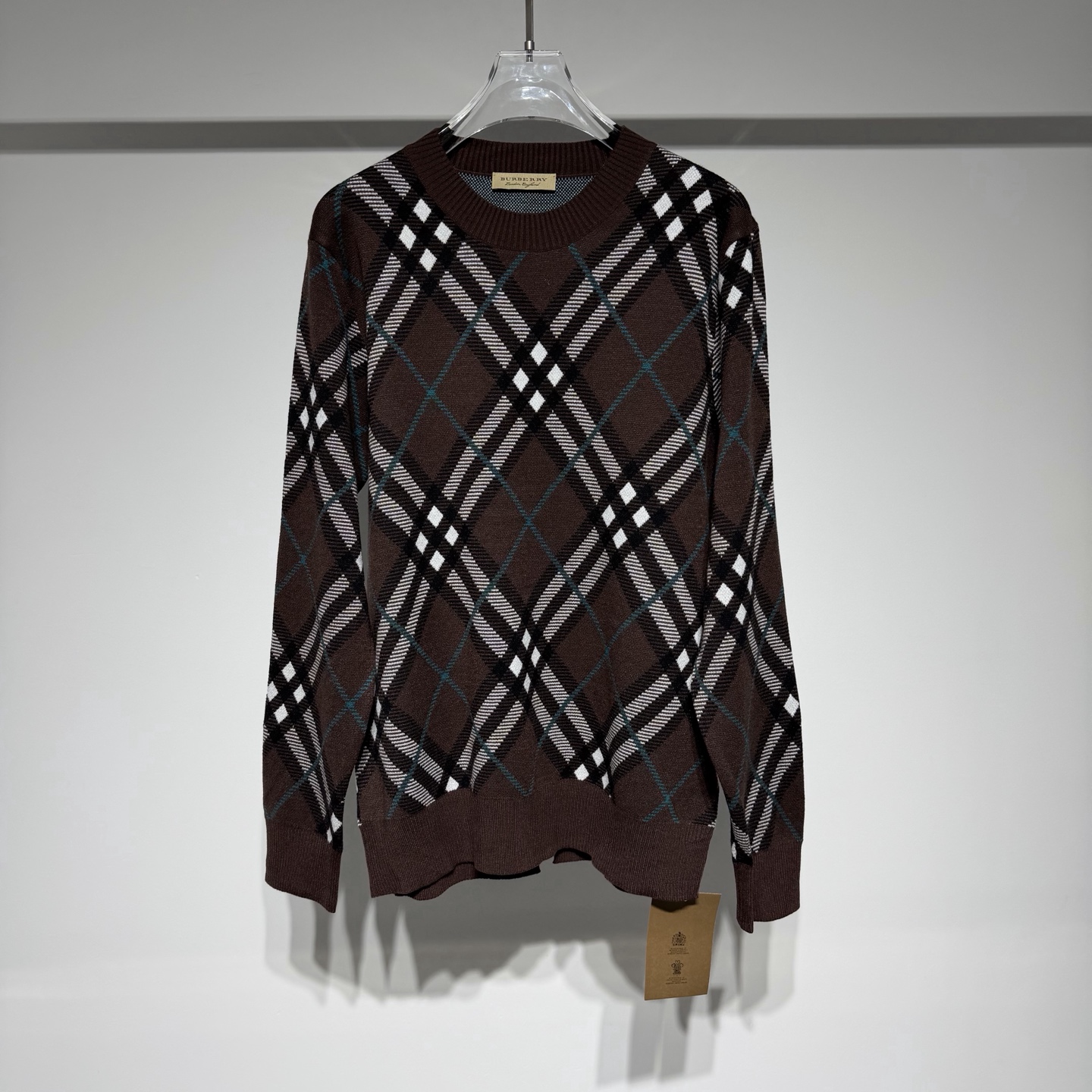 NO:636488,Burberry fashionable casual crew neck knitted sweater!  The classic plaid pattern inherited for a century, feels smooth, comfortable and soft against the skin. It is fashionable, durable, stylish and versatile. It is a must-have for successful men. The pure cotton fabric is soft and delicate!  !  Exclusive high-quality fabrics available in limited quantities!  Definitely worth the income!  The style is suitable for both light and business people. It feels very comfortable. It’s super versatile and looks good. It’s irreplaceable and of good quality. It’s soft and comfortable!  !  The classic color scheme is simple and easy to match!  Tribute to the eternal classic is a famous brand with a strong British style. It has long been synonymous with luxury, quality, innovation and timeless classics. It is not ostentatious and charming, and naturally exudes a mature and rational charm. It reflects the history and quality of Burberry, and even symbolizes the British nation and culture. The brand continues to advance with the times. While being full of modernity and advocating true self-expression, it also inherits the original value concept. Model Color Khaki Coffee  Size S-M-L-XL-XXL M shoulder width 44, bust 55, length 70. Refer to the M size chart to choose the size that suits you!  ,Burberry-clothing,burberry,burberry,sweaters,alexander wang19860909Burberry 巴宝莉时尚休闲圆领针织毛衣！百年传承经典格纹,手感顺滑舒适亲肤柔软,时尚耐看有腔调上身极致有型的百搭款,成功男士必备. 纯棉面料柔软细腻！！专属优质面料限量发售！绝对值得收入！ 版型适合人群广轻商务人士皆可、手感非常舒服 超级百搭好看的一款、 不可替代佳品质地柔软舒适！！经典配色简约大气易搭！ 致敬永远的经典是具有浓厚英伦风情的著名品牌,长久以来成为奢华、品质、创新以及永恒经典的代名词 、不张扬、不妩媚,自然散发出成熟理性的韵味, 体现了Burberry的历史和品质,甚至象征了英国的民族和文化、该品牌不断与时俱进.在充满现代感和崇尚真我表达的同时,又承袭了最初的价值理念 型号 颜色卡其 咖色 尺码S-M-L-XL-XXL M肩宽44、胸围55、衣长70 参考M尺寸表数据选择适合自己的尺码！,博柏利-服装,burberry,burberry,sweaters,alexander wang,Women's clothing