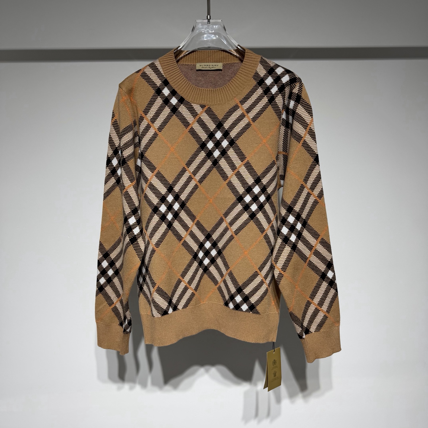 NO:636483,Burberry fashionable casual crew neck knitted sweater!  The classic plaid pattern inherited for a century, feels smooth, comfortable and soft against the skin. It is fashionable, durable, stylish and versatile. It is a must-have for successful men. The pure cotton fabric is soft and delicate!  !  Exclusive high-quality fabrics available in limited quantities!  Definitely worth the income!  The style is suitable for both light and business people. It feels very comfortable. It’s super versatile and looks good. It’s irreplaceable and of good quality. It’s soft and comfortable!  !  The classic color scheme is simple and easy to match!  Tribute to the eternal classic is a famous brand with a strong British style. It has long been synonymous with luxury, quality, innovation and timeless classics. It is not ostentatious and charming, and naturally exudes a mature and rational charm. It reflects the history and quality of Burberry, and even symbolizes the British nation and culture. The brand continues to advance with the times. While being full of modernity and advocating true self-expression, it also inherits the original value concept. Model Color Khaki Coffee  Size S-M-L-XL-XXL M shoulder width 44, bust 55, length 70. Refer to the M size chart to choose the size that suits you!  ,Burberry-clothing,burberry,burberry,sweaters,alexander wang19860909Burberry 巴宝莉时尚休闲圆领针织毛衣！百年传承经典格纹,手感顺滑舒适亲肤柔软,时尚耐看有腔调上身极致有型的百搭款,成功男士必备. 纯棉面料柔软细腻！！专属优质面料限量发售！绝对值得收入！ 版型适合人群广轻商务人士皆可、手感非常舒服 超级百搭好看的一款、 不可替代佳品质地柔软舒适！！经典配色简约大气易搭！ 致敬永远的经典是具有浓厚英伦风情的著名品牌,长久以来成为奢华、品质、创新以及永恒经典的代名词 、不张扬、不妩媚,自然散发出成熟理性的韵味, 体现了Burberry的历史和品质,甚至象征了英国的民族和文化、该品牌不断与时俱进.在充满现代感和崇尚真我表达的同时,又承袭了最初的价值理念 型号 颜色卡其 咖色 尺码S-M-L-XL-XXL M肩宽44、胸围55、衣长70 参考M尺寸表数据选择适合自己的尺码！,博柏利-服装,burberry,burberry,sweaters,alexander wang,Women's clothing