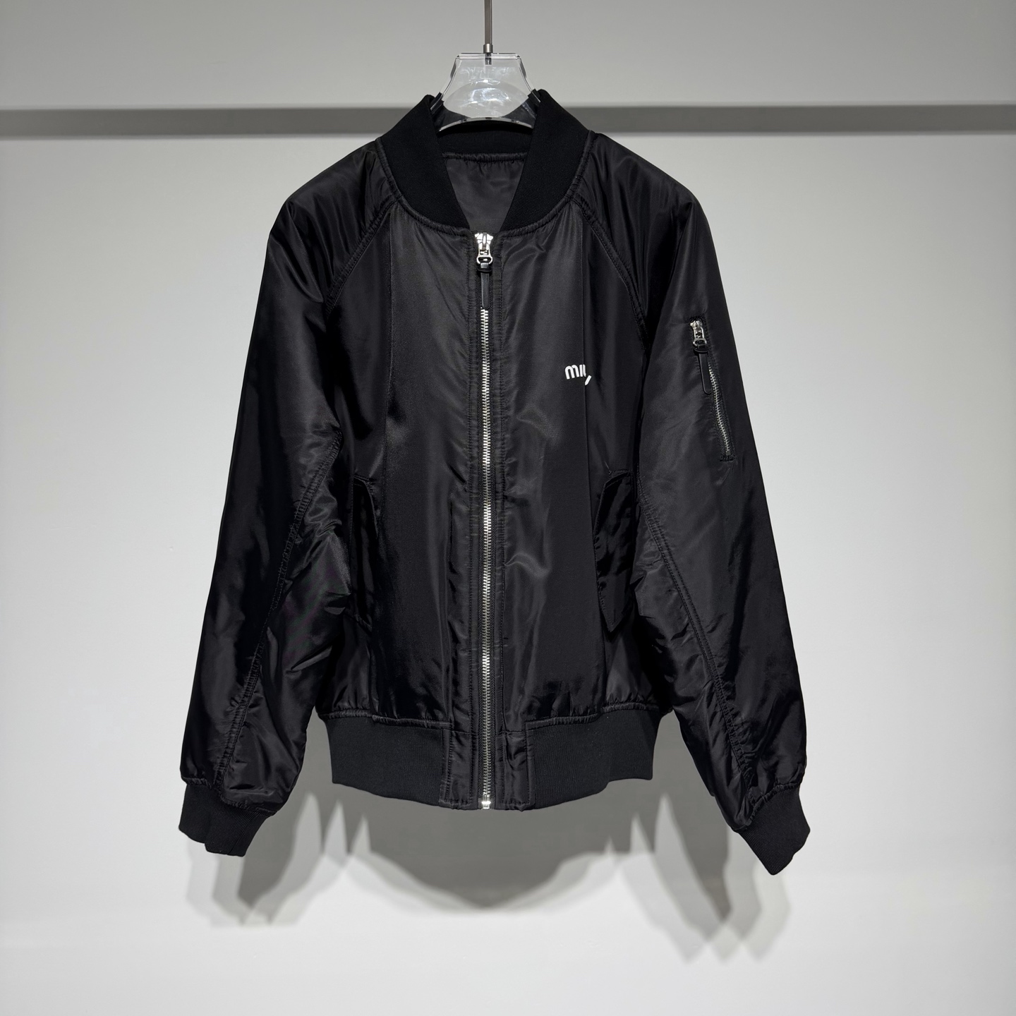 NO:636477,miu miu Miu Miu fashionable casual baseball collar cotton jacket!  The loose fit is comfortable to wear!  Customized fabrics are soft, delicate, high-end and textured!  Exquisite fabrics, unique tailoring, and avant-garde designs not only show personality but also bring a noble temperament to people. The design style is young, avant-garde, and simple, which is different from other clothing. It forms a sharp contrast with other clothing in a younger and more fashionable style. It combines novel creative elements and classic elements. The two collide with each other to create a different kind of fashion spark!  While advancing with the times, it does not lack the elegance and temperament of the brand, and has exerted considerable influence in the fashion industry. Miu Miu mainly targets young, independent, and self-pursuing fashion consumers. These people pay attention to the combination of quality and fashion, like to try new things, and pursue personality and self-expression. It is through its unique design concept and fashion style that Miu Miu has attracted the attention of this group and has become one of the indispensable brands in their wardrobes!  Style number Color Black Size M-L-XL-XXL L raglan sleeves, bust 66, length 65. Refer to the L size data to choose the size that suits you!  ,miumiu-clothing,miumiu,jackets & coats,alexander wang19860909miu miu 缪缪时尚休闲棒球领棉衣外套！宽松版型穿着舒适！定制面料柔软细腻高级有质感！ 精致的面料,独特的裁剪,前卫的设计,在展现个性的同时还给人带来一种高贵的气质, 设计风格年轻,前卫,简约,区别于其他的服装,以更年轻、更时尚的风格与其他的服装 形成了鲜明的对比,融合了新颖的创意元素与经典元素,两者相互碰撞,擦出别样的时尚火花！在与时俱进的同时也不缺少品牌的优雅和气质,在时尚界产生了不小的影响力 缪缪主要针对的是年轻、独立、有自我追求的时尚消费者.这些人群注重品质与时尚的结合,喜欢尝试新鲜事物,追求个性与自我表达.缪缪正是通过其独特的设计 理念和时尚风格,吸引了这一群体的目光,成为了他们衣橱中不可或缺的品牌之一！ 款号 颜色 黑色 尺码 M-L-XL-XXL L插肩袖、胸围66、衣长65 参考L尺寸数据选择合适自己的尺码！,缪缪-服装,miumiu,jackets & coats,alexander wang,Women's clothing