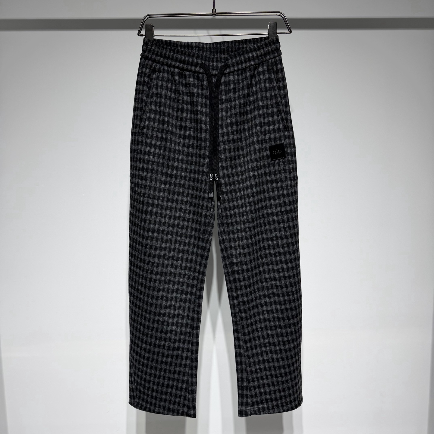 NO:637639,AlO Alo Yoga sports fashion casual pants!  Customized black and gray plaid composite velvet fabric, elastic waistband design is extremely comfortable!  Brand logo high-temperature gluing process, loose-fitting three-dimensional cutting and splicing process!  Alo not only continues to lead the trend in products, but also in terms of brand spirit, it actively advocates the trendy lifestyle philosophy of embracing health, seeking balance, and returning to nature!  The brand's pursuit of physical and mental balance, self-confidence and vitality are highly consistent, a model of strong alliance!  This precision and style cannot be ignored. It has become a symbol of healthy and fashionable life, easily attracting everyone's attention and leading the fashion trend. In summary, the popularity is not accidental, but the selected auxiliary materials technology accounts for most of the factors, and this technology runs through almost all brand categories!  Model Color Black and Gray Plaid Size M-L-XL-XXL-XXXL M waist 37, hip 55, pants length 103. Refer to the M size data to choose the size that suits you!  ,menswear,alexander wang19860909AlO Alo Yoga运动时尚休闲裤！定制黑灰格子复合加绒面料、腰头采用橡筋松紧设计极为舒适！品牌logo高温压胶工艺、宽松版型立体剪裁拼接工艺！ Alo不仅在产品上持续引领风潮,更在品牌精神层面,积极倡导拥抱健康、寻求平衡、回归自然的潮流生活方式哲学！ 品牌追求身心平衡、自信活力的调性高度契合,强强联合的典范！这份精准与格调,不得不服. 成为健康时尚生活的标志,轻松吸引众人目光,引领时尚潮流 .总结爆火绝非偶然,而是选择的辅料工艺占领大部分因素,且该工艺几乎贯穿了品牌品类所有！ 型号 颜色黑灰格子 尺码M-L-XL-XXL-XXXL M腰围37、臀围55、裤长103 参考M尺码数据选择适合自己的尺寸！,男装,alexander wang,Women's clothing