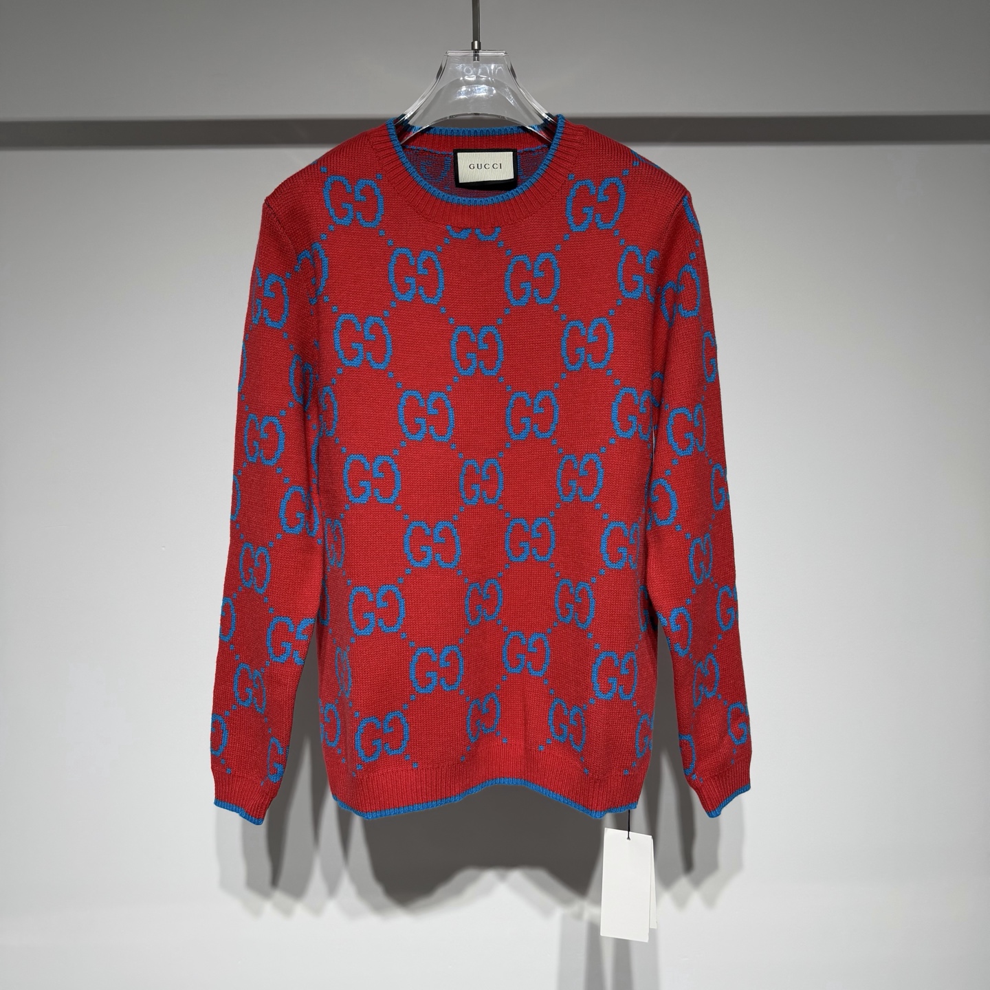 NO:637635,Gucci Gucci fashionable casual knitted crew neck sweater!  High-end luxury using jacquard technology!  The practicality of wearing it alone as an inner layer is greatly improved. The woolen fabric has moderate elasticity and is comfortable!  The pure cotton fabric is comfortable, breathable and not stuffy, and the quality is absolutely guaranteed!  !  Classic double G jacquard craft without too many decorations!  The main focus is refreshing and clean!  !  Combining classic design with avant-garde innovation, it meets all fashion needs from daily life to luxury!  !  Its designs have become bolder and brighter, incorporating elements of sports style and high fashion. At the same time, Gucci continues to incorporate cultural references into its looks and accessories to express a unique point of view!  !  Fashion is a way to express personality and attitude towards life. The brand has always been challenging traditional definitions and focusing on unique design and exquisite craftsmanship. Fashion is an art and a display of everyone's unique style!  Item No. Color Blue Red Size S-M-L-XL-XXL M shoulder width 43, bust 53, length 70. Refer to the M size data to choose the size that suits you!  ,Gucci-clothing,gucci,gucci,sweaters,alexander wang19860909Gucci 古琦时尚休闲针织圆领毛衣！采用提花工艺高级奢华！单穿内搭穿着实用性大大提升毛织松紧弹力适中舒适！纯棉材质面料舒服透气不闷热品质绝对保证！！ 经典双G提花工艺没有过多的装饰！主打一个清爽干净！！ 以经典设计与前卫创新结合,满足从日常到奢华的各方面时尚需求！！ 其设计变得更加大胆和鲜艳,融合了运动风格和高级时装的元素.同时,古驰还不断将文化参考融入其外观和配饰中,表达独特的观点！！ 时尚是一种表达个性和生活态度的方式.品牌一直以来都在挑战传统定义,注重独特设计和精湛工艺.时尚是一门艺术,是每个人独特风格的展现！ 货号 颜色蓝色 红色 尺码S-M-L-XL-XXL M肩宽43、胸围53、衣长70 参考M尺码数据选择合适自己的尺码！,古驰-服装,gucci,gucci,sweaters,alexander wang,Women's clothing