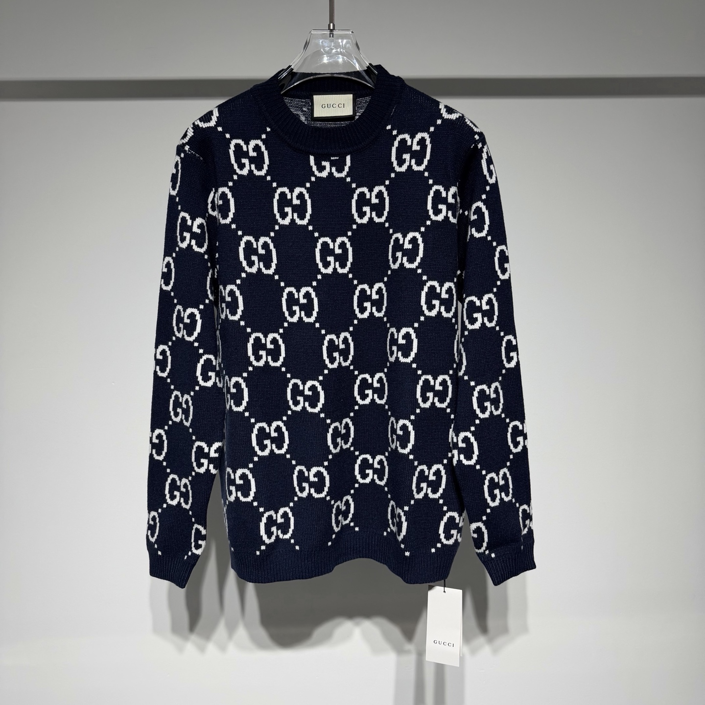 NO:637631,Gucci Gucci fashionable casual knitted crew neck sweater!  High-end luxury using jacquard technology!  The practicality of wearing it alone as an inner layer is greatly improved. The woolen fabric has moderate elasticity and is comfortable!  The pure cotton fabric is comfortable, breathable and not stuffy, and the quality is absolutely guaranteed!  !  Classic double G jacquard craft without too many decorations!  The main focus is refreshing and clean!  !  Combining classic design with avant-garde innovation, it meets all fashion needs from daily life to luxury!  !  Its designs have become bolder and brighter, incorporating elements of sports style and high fashion. At the same time, Gucci continues to incorporate cultural references into its looks and accessories to express a unique point of view!  !  Fashion is a way to express personality and attitude towards life. The brand has always been challenging traditional definitions and focusing on unique design and exquisite craftsmanship. Fashion is an art and a display of everyone's unique style!  Item No. Color Blue Red Size S-M-L-XL-XXL M shoulder width 43, bust 53, length 70. Refer to the M size data to choose the size that suits you!  ,Gucci-clothing,gucci,gucci,sweaters,alexander wang19860909Gucci 古琦时尚休闲针织圆领毛衣！采用提花工艺高级奢华！单穿内搭穿着实用性大大提升毛织松紧弹力适中舒适！纯棉材质面料舒服透气不闷热品质绝对保证！！ 经典双G提花工艺没有过多的装饰！主打一个清爽干净！！ 以经典设计与前卫创新结合,满足从日常到奢华的各方面时尚需求！！ 其设计变得更加大胆和鲜艳,融合了运动风格和高级时装的元素.同时,古驰还不断将文化参考融入其外观和配饰中,表达独特的观点！！ 时尚是一种表达个性和生活态度的方式.品牌一直以来都在挑战传统定义,注重独特设计和精湛工艺.时尚是一门艺术,是每个人独特风格的展现！ 货号 颜色蓝色 红色 尺码S-M-L-XL-XXL M肩宽43、胸围53、衣长70 参考M尺码数据选择合适自己的尺码！,古驰-服装,gucci,gucci,sweaters,alexander wang,Women's clothing