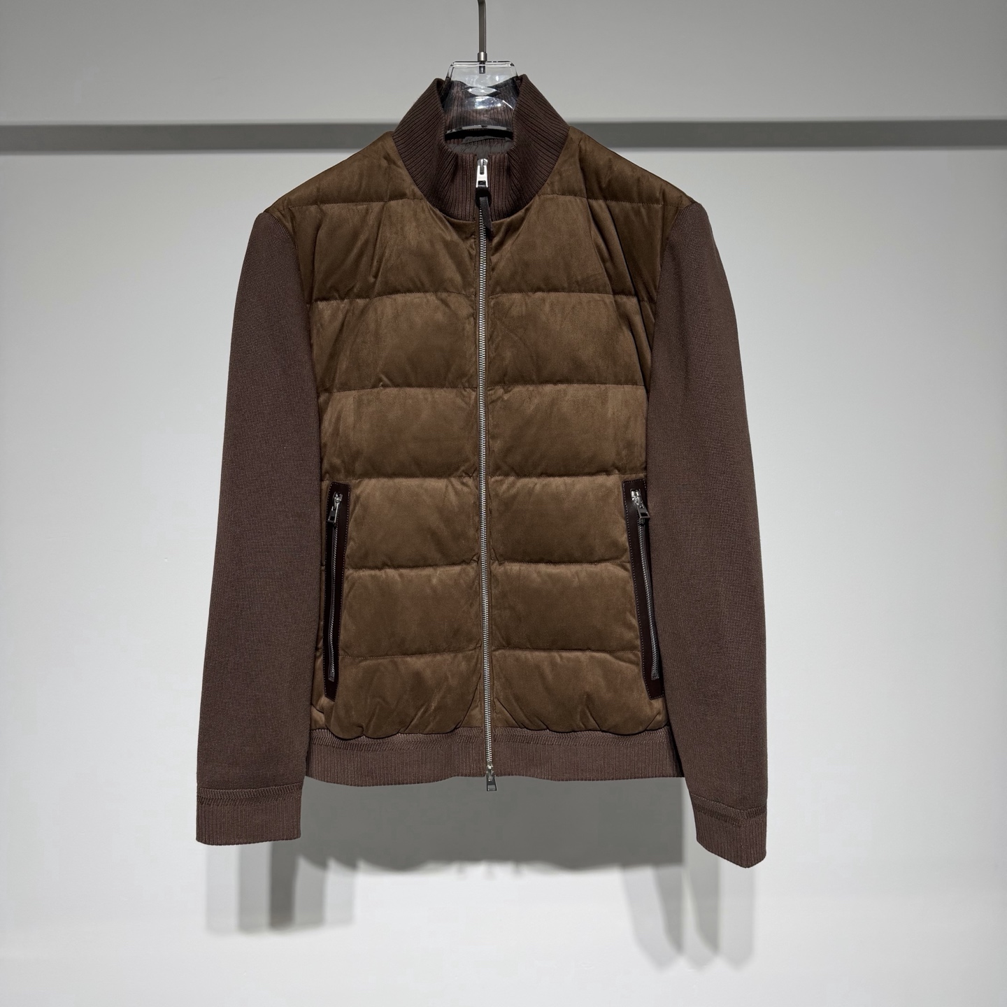 NO:637627,TOM FOR Tom Ford suede splicing wool knitted 90 white goose down stand collar jacket down jacket!  Trading company channels are scarce, and GW is on sale simultaneously!  A top luxury designer brand, the men's ready-to-wear created by them is synonymous with taste, attention to detail, well-dressed, and cultured. The high energy of TF lies not only in the precise control of tailoring and fabrics, but also in the fact that the designer himself is very expert in showing charm, thus reflecting the extra points in the design!  In line with TF’s consistent accent, the style is as grand and classic as ever.  The body of the garment is made of 77% polyester fiber and 23% spandex suede material. The fabric is soft and comfortable, showing luxury in a low-key manner. The sleeves are made of spliced mercerized cotton wool, which not only contrasts the material and enriches the visual effect, but also brings a soft touch and increases the comfort of wearing. The inner lining is filled with 90 white goose down (corresponding to size filling 48/5  7g, 50/60g, 52/63g, 54/66g, 56/70g), which ensures excellent thermal insulation performance and can effectively resist cold weather. The leather edges of the pockets are inserted diagonally on both sides, which is convenient and practical. The design of the leather edges not only increases the durability of the pocket, but also plays a decorative role, making the overall shape more refined.  The design of double zipper pullers with leather pulls increases the convenience and flexibility of use, and can be adjusted according to personal needs and wearing scenarios. The material of the leather pulls echoes the overall style, improving the texture and grade of the jacket. The simple and neat stand-up collar can not only protect the neck from cold wind, but also add to the overall look.  The black is mysterious, stable and versatile; the brown is elegant and elegant, showing a unique fashion taste; the gray is low-key and restrained, giving people a gentle and elegant feeling, and these three colors are easier to match with other clothing, suitable for different occasions and personal styles.  Item No. Color Black Brown Gray Size 48-50-52-54-56 Please refer to the size chart to choose the size that suits you!  48 shoulder width 45 bust 114 length 65 sleeve length 65 50 shoulder width 47 bust length 66 sleeve length 66 52 shoulder width 49 bust 122 length 67 sleeve length 66 54 shoulder width 51 bust 126 length 68 sleeve length 67 56 shoulder width 53 bust length 70 sleeve length 67, Tom Brown-clothing,thom browne,tom ford,tom  ford,jackets & coats,jackets & coats,down jacket,chamois leather,alexander wang19860909TOM FOR 汤姆福特麂皮绒拼接羊毛针织90白鹅绒立领夹克羽绒服外套！贸易公司渠道稀出,同步GW发售！顶级高奢设计师品牌,所塑造的男性成衣是有品位,爱讲究,穿得体,有涵养的代名词,TF的高能点,并不止在于对剪裁和面料的精准把控,而在于设计师本人对于展现魅力值这件事非常行家,从而把加分值反映在设计中！符合TF一贯地腔调,风格一如既往地大气且经典. 衣身大身采用77聚酯纤维23氨纶麂皮绒材质,面料柔软舒适,低调中尽显奢华.衣袖采用拼接丝光棉毛织,不仅在材质上形成对比,丰富了视觉效果,还带来了柔软的触感,增加了穿着的舒适度.内里90白鹅绒填充（对应尺码填充48/57g、50/60g、52/63g、54/66g、56/70g）,保证了出色的保暖性能,能有效抵御寒冷天气.两边斜插口袋皮包边,斜插口袋方便实用,皮包边的设计不仅增加了口袋的耐用性,还起到了装饰作用,使整体造型更加精致. 双拉链头配皮拉的设计增加了使用的便利性和灵活性,可以根据个人需求和穿着场景进行调节.皮拉的材质与整体风格相呼应,提升了夹克的质感和档次.简洁利落的立领,既能保护颈部免受寒风侵袭,又增添了整体的时尚感和干练气质.黑色神秘稳重、百搭不出错；咖啡色优雅大气,展现出独特的时尚品味；灰色低调内敛,给人一种温和、高雅的感觉,且这三种颜色都比较容易搭配其他服饰,适合不同的场合和个人风格. 货号 颜色黑色 咖色 灰色 尺码48-50-52-54-56 参考尺码表数据选择合适自己的尺码！ 48 肩宽45胸围114衣长65袖长65 50 肩宽47胸围衣长66袖长66 52 肩宽49胸围122衣长67袖长66 54 肩宽51胸围126衣长68袖长67 56 肩宽53胸围衣长70袖长67,汤姆布朗-服装,thom browne,tom ford,tom ford,jackets & coats,jackets & coats,down jacket,chamois leather,alexander wang,Women's clothing