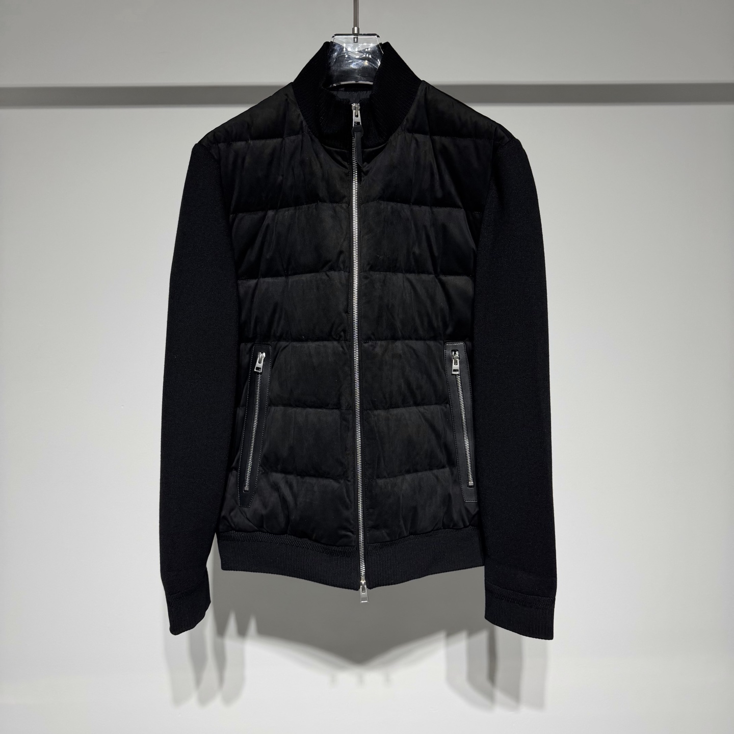 NO:637623,TOM FOR Tom Ford suede splicing wool knitted 90 white goose down stand collar jacket down jacket!  Trading company channels are scarce, and GW is on sale simultaneously!  A top luxury designer brand, the men's ready-to-wear created by them is synonymous with taste, attention to detail, well-dressed, and self-cultivation. The high energy of TF lies not only in the precise control of tailoring and fabrics, but also in the fact that the designer himself is very expert in showing charm, thus reflecting the extra points in the design!  In line with TF’s consistent accent, the style is as grand and classic as ever.  The body of the garment is made of 77% polyester fiber and 23% spandex suede material. The fabric is soft and comfortable, showing luxury in a low-key manner. The sleeves are made of spliced mercerized cotton wool, which not only contrasts the material and enriches the visual effect, but also brings a soft touch and increases the comfort of wearing. The inner lining is filled with 90 white goose down (corresponding to size filling 48/5  7g, 50/60g, 52/63g, 54/66g, 56/70g), which ensures excellent thermal insulation performance and can effectively resist cold weather. The leather edges of the pockets are inserted diagonally on both sides, which is convenient and practical. The design of the leather edges not only increases the durability of the pocket, but also plays a decorative role, making the overall shape more refined.  The design of double zipper pullers with leather pulls increases the convenience and flexibility of use, and can be adjusted according to personal needs and wearing scenarios. The material of the leather pulls echoes the overall style, improving the texture and grade of the jacket. The simple and neat stand-up collar can not only protect the neck from cold wind, but also add to the overall look.  The black is mysterious, stable and versatile; the brown is elegant and elegant, showing a unique fashion taste; the gray is low-key and restrained, giving people a gentle and elegant feeling, and these three colors are easier to match with other clothing, suitable for different occasions and personal styles.  Item No. Color Black Brown Gray Size 48-50-52-54-56 Please refer to the size chart to choose the size that suits you!  48 shoulder width 45 bust 114 length 65 sleeve length 65 50 shoulder width 47 bust length 66 sleeve length 66 52 shoulder width 49 bust 122 length 67 sleeve length 66 54 shoulder width 51 bust 126 length 68 sleeve length 67 56 shoulder width 53 bust length 70 sleeve length 67, Tom Brown-clothing,thom browne,tom ford,tom  ford,jackets & coats,jackets & coats,down jacket,chamois leather,alexander wang19860909TOM FOR 汤姆福特麂皮绒拼接羊毛针织90白鹅绒立领夹克羽绒服外套！贸易公司渠道稀出,同步GW发售！顶级高奢设计师品牌,所塑造的男性成衣是有品位,爱讲究,穿得体,有涵养的代名词,TF的高能点,并不止在于对剪裁和面料的精准把控,而在于设计师本人对于展现魅力值这件事非常行家,从而把加分值反映在设计中！符合TF一贯地腔调,风格一如既往地大气且经典. 衣身大身采用77聚酯纤维23氨纶麂皮绒材质,面料柔软舒适,低调中尽显奢华.衣袖采用拼接丝光棉毛织,不仅在材质上形成对比,丰富了视觉效果,还带来了柔软的触感,增加了穿着的舒适度.内里90白鹅绒填充（对应尺码填充48/57g、50/60g、52/63g、54/66g、56/70g）,保证了出色的保暖性能,能有效抵御寒冷天气.两边斜插口袋皮包边,斜插口袋方便实用,皮包边的设计不仅增加了口袋的耐用性,还起到了装饰作用,使整体造型更加精致. 双拉链头配皮拉的设计增加了使用的便利性和灵活性,可以根据个人需求和穿着场景进行调节.皮拉的材质与整体风格相呼应,提升了夹克的质感和档次.简洁利落的立领,既能保护颈部免受寒风侵袭,又增添了整体的时尚感和干练气质.黑色神秘稳重、百搭不出错；咖啡色优雅大气,展现出独特的时尚品味；灰色低调内敛,给人一种温和、高雅的感觉,且这三种颜色都比较容易搭配其他服饰,适合不同的场合和个人风格. 货号 颜色黑色 咖色 灰色 尺码48-50-52-54-56 参考尺码表数据选择合适自己的尺码！ 48 肩宽45胸围114衣长65袖长65 50 肩宽47胸围衣长66袖长66 52 肩宽49胸围122衣长67袖长66 54 肩宽51胸围126衣长68袖长67 56 肩宽53胸围衣长70袖长67,汤姆布朗-服装,thom browne,tom ford,tom ford,jackets & coats,jackets & coats,down jacket,chamois leather,alexander wang,Women's clothing