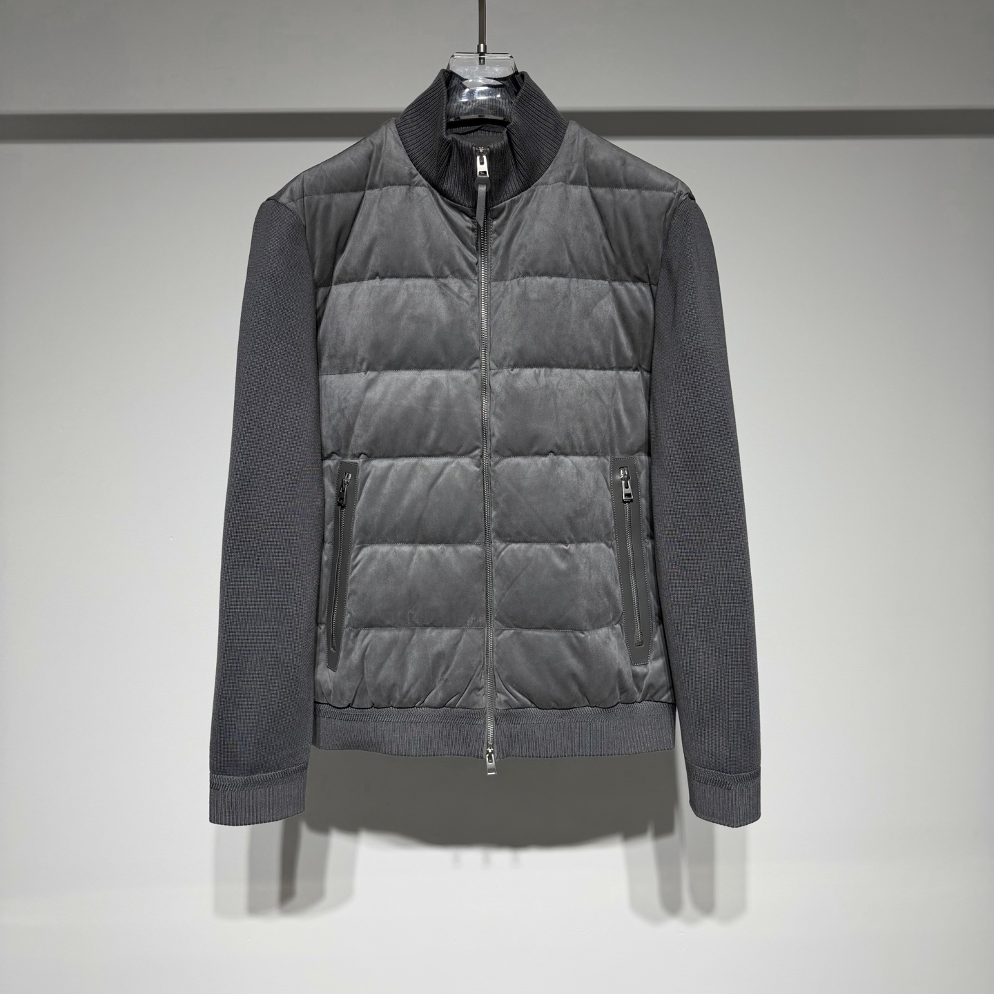 NO:637617,TOM FOR Tom Ford suede splicing wool knitted 90 white goose down stand collar jacket down jacket!  Trading company channels are scarce, and GW is on sale simultaneously!  A top luxury designer brand, the men's ready-to-wear created by them is synonymous with taste, attention to detail, well-dressed, and cultured. The high energy of TF lies not only in the precise control of tailoring and fabrics, but also in the fact that the designer himself is very expert in showing charm, thus reflecting the extra points in the design!  In line with TF’s consistent accent, the style is as grand and classic as ever.  The body of the garment is made of 77% polyester fiber and 23% spandex suede material. The fabric is soft and comfortable, showing luxury in a low-key manner. The sleeves are made of spliced mercerized cotton wool, which not only contrasts the material and enriches the visual effect, but also brings a soft touch and increases the comfort of wearing. The inner lining is filled with 90 white goose down (corresponding to size filling 48/5  7g, 50/60g, 52/63g, 54/66g, 56/70g), which ensures excellent thermal insulation performance and can effectively resist cold weather. The leather edges of the pockets are inserted diagonally on both sides, which is convenient and practical. The design of the leather edges not only increases the durability of the pocket, but also plays a decorative role, making the overall shape more refined.  The design of double zipper pullers with leather pulls increases the convenience and flexibility of use, and can be adjusted according to personal needs and wearing scenarios. The material of the leather pulls echoes the overall style, improving the texture and grade of the jacket. The simple and neat stand-up collar can not only protect the neck from cold wind, but also add to the overall look.  The black is mysterious, stable and versatile; the brown is elegant and elegant, showing a unique fashion taste; the gray is low-key and restrained, giving people a gentle and elegant feeling, and these three colors are easier to match with other clothing, suitable for different occasions and personal styles.  Item No. Color Black Brown Gray Size 48-50-52-54-56 Please refer to the size chart to choose the size that suits you!  48 shoulder width 45 bust 114 length 65 sleeve length 65 50 shoulder width 47 bust length 66 sleeve length 66 52 shoulder width 49 bust 122 length 67 sleeve length 66 54 shoulder width 51 bust 126 length 68 sleeve length 67 56 shoulder width 53 bust length 70 sleeve length 67, Tom Brown-clothing,thom browne,tom ford,tom  ford,jackets & coats,jackets & coats,down jacket,chamois leather,alexander wang19860909TOM FOR 汤姆福特麂皮绒拼接羊毛针织90白鹅绒立领夹克羽绒服外套！贸易公司渠道稀出,同步GW发售！顶级高奢设计师品牌,所塑造的男性成衣是有品位,爱讲究,穿得体,有涵养的代名词,TF的高能点,并不止在于对剪裁和面料的精准把控,而在于设计师本人对于展现魅力值这件事非常行家,从而把加分值反映在设计中！符合TF一贯地腔调,风格一如既往地大气且经典. 衣身大身采用77聚酯纤维23氨纶麂皮绒材质,面料柔软舒适,低调中尽显奢华.衣袖采用拼接丝光棉毛织,不仅在材质上形成对比,丰富了视觉效果,还带来了柔软的触感,增加了穿着的舒适度.内里90白鹅绒填充（对应尺码填充48/57g、50/60g、52/63g、54/66g、56/70g）,保证了出色的保暖性能,能有效抵御寒冷天气.两边斜插口袋皮包边,斜插口袋方便实用,皮包边的设计不仅增加了口袋的耐用性,还起到了装饰作用,使整体造型更加精致. 双拉链头配皮拉的设计增加了使用的便利性和灵活性,可以根据个人需求和穿着场景进行调节.皮拉的材质与整体风格相呼应,提升了夹克的质感和档次.简洁利落的立领,既能保护颈部免受寒风侵袭,又增添了整体的时尚感和干练气质.黑色神秘稳重、百搭不出错；咖啡色优雅大气,展现出独特的时尚品味；灰色低调内敛,给人一种温和、高雅的感觉,且这三种颜色都比较容易搭配其他服饰,适合不同的场合和个人风格. 货号 颜色黑色 咖色 灰色 尺码48-50-52-54-56 参考尺码表数据选择合适自己的尺码！ 48 肩宽45胸围114衣长65袖长65 50 肩宽47胸围衣长66袖长66 52 肩宽49胸围122衣长67袖长66 54 肩宽51胸围126衣长68袖长67 56 肩宽53胸围衣长70袖长67,汤姆布朗-服装,thom browne,tom ford,tom ford,jackets & coats,jackets & coats,down jacket,chamois leather,alexander wang,Women's clothing