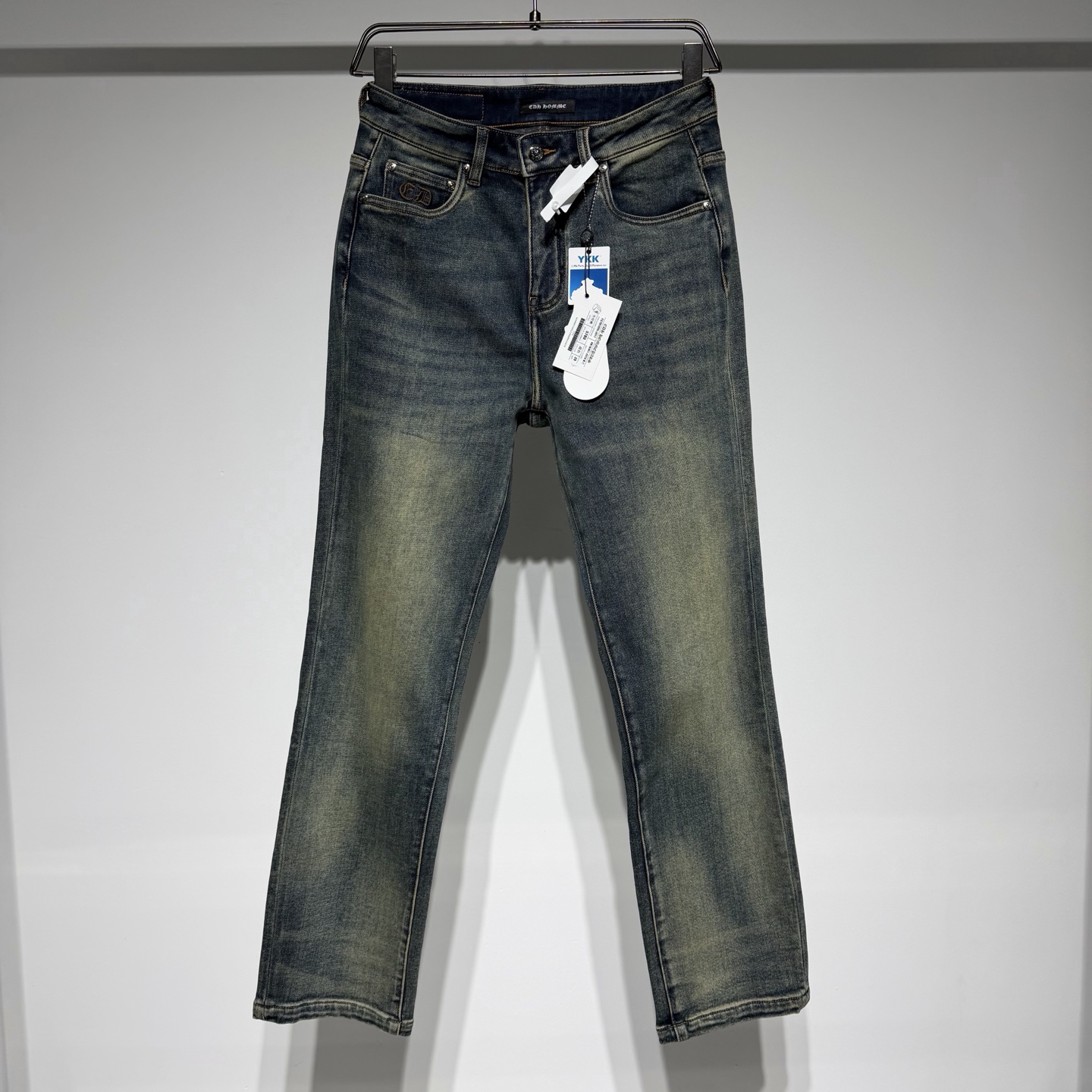 NO:637599,ChromeHearts ChromeHearts fashion casual jeans are on sale in limited edition! Washed matte old retro advanced cross three-dimensional embroidery technology! Straight fit custom composite fleece fabric! Customized metal button zipper pullers are high-end and exquisite, made of high-quality cotton, easy to wear and suitable for a wide range of people! Simple and elegant is the Chrome Hearts collaboration series. The material is excellent and the design style combines low-key luxury styles such as rock punk and street hip-hop. It adheres to pure hand-made and exquisite designs. Therefore, ChromeHearts is translated as Chrome Hearts in mainland China. In fact, it does not have a registered brand. The value of style as an art has far exceeded the meaning of fashion. The design style combines rock punk, street hip-hop and other low-key luxury styles. It adheres to the pure hand-made and exquisitely designed products. From the early silver jewelry, it also provides customized products for customers! Model Color Denim Size 29-30-31-32-33-34-36 29 waist 38, hip 48, pants length 108. Refer to the 29 size chart to choose the size that suits you! ,chrome hearts-clothing,chrome hearts,chrome hearts,jeans,alexander wang19860909ChromeHearts 克罗心时尚休闲牛仔裤限定款发售！水洗磨砂做旧复古高级十字立体绣花工艺！ 直筒合身版型定制复合加绒面料！定制金属纽扣拉链头高级精致、精棉材质品质上乘、好穿不挑人适合人群广泛！ 简约大气是克罗心合作系列 材质极佳设计风格融合摇滚朋克、街头嘻哈等低调的奢华风 其秉持著纯手工制作、设计精美, 因此ChromeHearts大陆译名克罗心,实际没这注册品牌 风格作为艺术品的价值已远远地超过了时装的意义 设计风格融合摇滚朋克、街头嘻哈等低调的奢华风,其秉持着纯手工制作、设计精美商品从早期的银饰、亦有提供为顾客量身订做产品的服务！ 型号 颜色牛仔兰 尺码29-30-31-32-33-34-36 29腰围38、臀围48、裤长108 参考29尺码表数选择合适自己的尺码！,克罗心-服装,chrome hearts,chrome hearts,jeans,alexander wang,Women's clothing