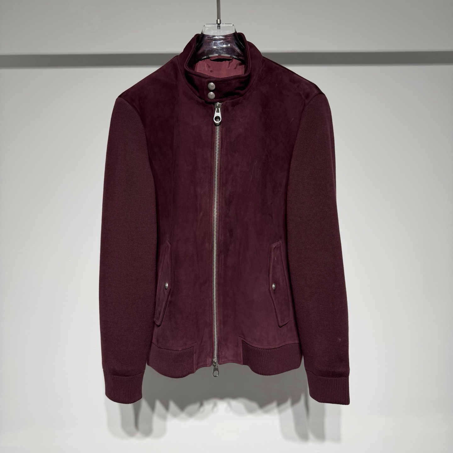 NO:637610,Loro Piana LP fashionable and casual men's leather jacket is a perfect fusion of old money style and fashionable texture. Details and quality are everywhere to highlight the style. 1. Luxurious material selection and extraordinary touch - The front piece is made of goatskin, and the suede-side design gives the leather a soft and delicate touch. It is as if the high-end texture is worn directly on the body, and every inch is luxurious and casual. -  The sleeves and back are made of 30 lyocell fiber + 52 anti-pilling acrylic + 8 mulberry silk mercerized wool woolen fabric. The weave is tight and solid. It has the warm texture of wool and mulberry silk, and has the practicality of anti-pilling, allowing the outfit to maintain a refined shape for a long time. - A comfortable lining is added to the interior to upgrade both warmth and wearing experience, making it even more thoughtful to wear in autumn and winter. 2. Design details, showing ingenuity -  It adopts a double zipper pull design, and the zipper is smooth and textured. The details are high-end when putting it on and taking off, and it also adds a bit of casual coolness to the look. - The shape is neat and elegant, and it is a 'versatile style' regardless of body shape. Whether it is paired with casual pants to create a relaxed feeling, or with trousers for light business, it can be perfectly adapted, and can easily control the low-key luxury of old money style and the diverse scenes of daily fashion. 3. Style positioning, wear without boundaries  It is a genuine leather jacket that can be worn in various styles for daily outings. Paired with a pair of jeans and white shoes, it is a casual and uninhibited urban man. In business situations, wear it with a shirt inside or outside, and it can instantly transform into a gentleman. The high-end sense of old money style is hidden in every material and tailoring. It is suitable for mature men who pursue texture and can also meet the aesthetic needs of young people for 'light luxury wear'. It is a classic item that can be worn for many years and will become more and more tasteful as it is worn. Model Color Blue  Burgundy Sizes M-L-XL-XXL-XXXL Refer to the size chart to choose the size that suits you!  ,men's clothing,loro piana,loro piana,jeans,jackets & coats,shirts,sheepskin,alexander wang19860909Loro Piana LP时尚休闲男士真皮夹克,是老钱风与时尚质感的完美融合,细节与品质处处彰显格调  一、材质奢选,触感非凡 - 前片采用山羊皮,绒面朝外的设计让皮质呈现出柔软细腻的触感,仿佛将高级质感直接穿在身上,每一寸都透着奢华与随性. - 袖子与背部选用30莱赛尔纤维+52抗起球晴纶+8桑蚕丝丝光羊毛的毛织面料,织法紧密扎实,既有羊毛与桑蚕丝的温润质感,又兼具抗起球的实用性,让穿搭长期保持精致型态. - 内里添加舒适里衬,保暖性与穿着体验双升级,秋冬穿着也能倍感贴心.  二、设计细节,尽显巧思 - 采用双拉链头设计,拉链顺滑有质感,穿脱间尽是细节处的高级感,同时也为造型增添了几分随性潮酷. - 版型利落大气,是不挑身形的“百搭型格”,无论是搭配休闲裤打造松弛感,还是配西裤进阶轻商务,都能完美适配,轻松驾驭老钱风的低调奢华与日常时尚的多元场景.  三、风格定位,穿搭无界 它是一件能“穿梭”于多种风格的真皮夹克日常出街,配一条牛仔裤与小白鞋,是随性不羁的都市型男；商务场合,内搭衬衫、外搭它,又能秒变格调绅士.老钱风的高级感藏在每一处材质与剪裁里,既适合追求质感的成熟男士,也能满足年轻人对“轻奢穿搭”的审美需求,是一件能穿多年、越品越有味道的经典单品. 型号 颜色蓝色 酒红 尺码M-L-XL-XXL-XXXL 参考尺码表数据选择适合自己的尺码！,男装,loro piana,loro piana,jeans,jackets & coats,shirts,sheepskin,alexander wang,Women's clothing