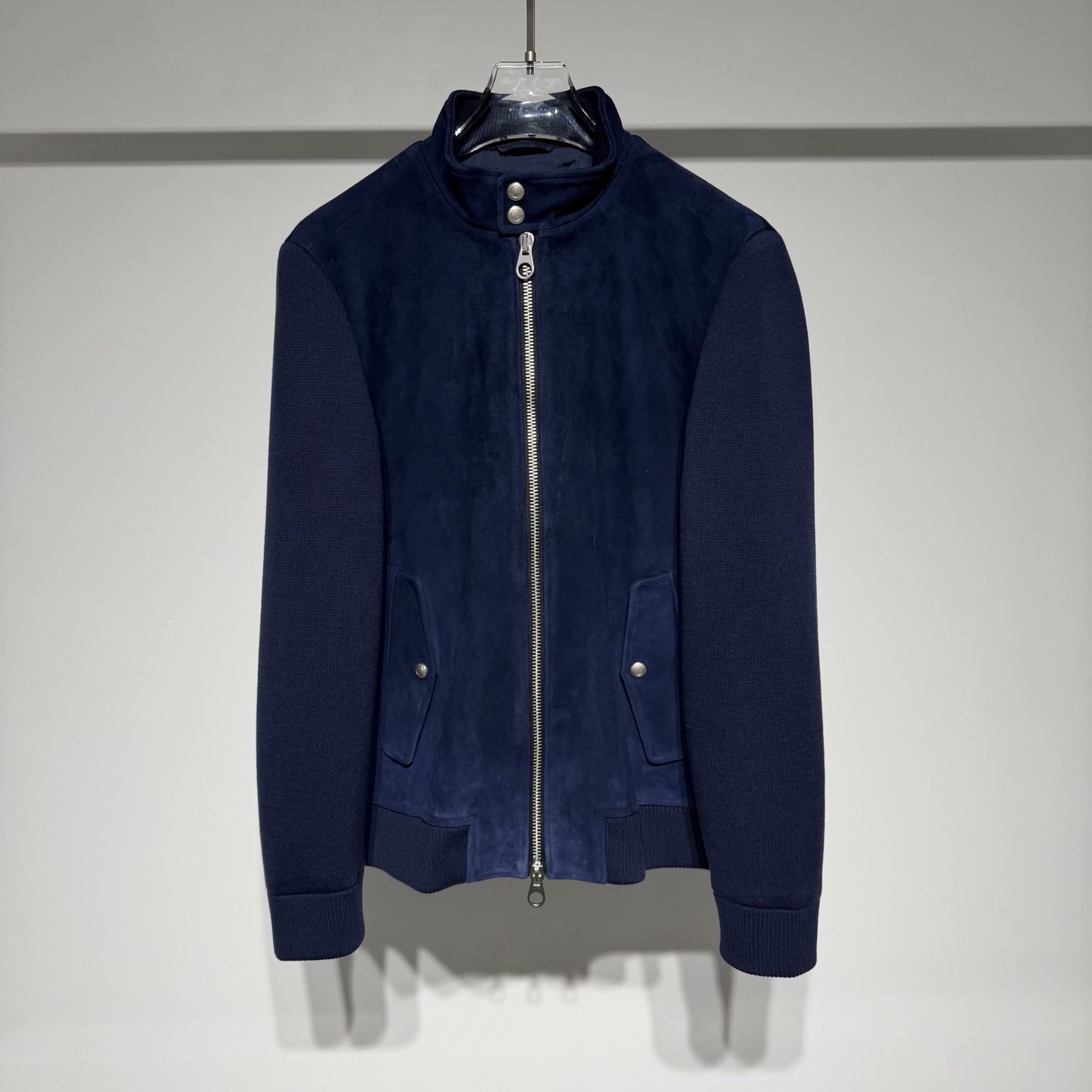 NO:637604,Loro Piana LP fashionable and casual men's leather jacket is a perfect fusion of old money style and fashionable texture. Details and quality are everywhere to highlight the style. 1. Luxurious material selection and extraordinary touch - The front piece is made of goatskin, and the suede-side design gives the leather a soft and delicate touch. It is as if the high-end texture is worn directly on the body, and every inch is luxurious and casual. -  The sleeves and back are made of 30 lyocell fiber + 52 anti-pilling acrylic + 8 mulberry silk mercerized wool woolen fabric. The weave is tight and solid. It has the warm texture of wool and mulberry silk, and has the practicality of anti-pilling, allowing the outfit to maintain a refined shape for a long time. - A comfortable lining is added to the interior to upgrade both warmth and wearing experience, making it even more thoughtful to wear in autumn and winter. 2. Design details, showing ingenuity -  It adopts a double zipper pull design, and the zipper is smooth and textured. The details are high-end when putting it on and taking off, and it also adds a bit of casual coolness to the look. - The shape is neat and elegant, and it is a 'versatile style' regardless of body shape. Whether it is paired with casual pants to create a relaxed feeling, or with trousers for light business, it can be perfectly adapted, and can easily control the low-key luxury of old money style and the diverse scenes of daily fashion. 3. Style positioning, wear without boundaries  It is a genuine leather jacket that can be worn in various styles for daily outings. Paired with a pair of jeans and white shoes, it is a casual and uninhibited urban man. In business situations, wear it with a shirt inside or outside, and it can instantly transform into a gentleman. The high-end sense of old money style is hidden in every material and tailoring. It is suitable for mature men who pursue texture and can also meet the aesthetic needs of young people for 'light luxury wear'. It is a classic item that can be worn for many years and will become more and more tasteful as it is worn. Model Color Blue  Burgundy Sizes M-L-XL-XXL-XXXL Refer to the size chart to choose the size that suits you!  ,men's clothing,loro piana,loro piana,jeans,jackets & coats,shirts,sheepskin,alexander wang19860909Loro Piana LP时尚休闲男士真皮夹克,是老钱风与时尚质感的完美融合,细节与品质处处彰显格调  一、材质奢选,触感非凡 - 前片采用山羊皮,绒面朝外的设计让皮质呈现出柔软细腻的触感,仿佛将高级质感直接穿在身上,每一寸都透着奢华与随性. - 袖子与背部选用30莱赛尔纤维+52抗起球晴纶+8桑蚕丝丝光羊毛的毛织面料,织法紧密扎实,既有羊毛与桑蚕丝的温润质感,又兼具抗起球的实用性,让穿搭长期保持精致型态. - 内里添加舒适里衬,保暖性与穿着体验双升级,秋冬穿着也能倍感贴心.  二、设计细节,尽显巧思 - 采用双拉链头设计,拉链顺滑有质感,穿脱间尽是细节处的高级感,同时也为造型增添了几分随性潮酷. - 版型利落大气,是不挑身形的“百搭型格”,无论是搭配休闲裤打造松弛感,还是配西裤进阶轻商务,都能完美适配,轻松驾驭老钱风的低调奢华与日常时尚的多元场景.  三、风格定位,穿搭无界 它是一件能“穿梭”于多种风格的真皮夹克日常出街,配一条牛仔裤与小白鞋,是随性不羁的都市型男；商务场合,内搭衬衫、外搭它,又能秒变格调绅士.老钱风的高级感藏在每一处材质与剪裁里,既适合追求质感的成熟男士,也能满足年轻人对“轻奢穿搭”的审美需求,是一件能穿多年、越品越有味道的经典单品. 型号 颜色蓝色 酒红 尺码M-L-XL-XXL-XXXL 参考尺码表数据选择适合自己的尺码！,男装,loro piana,loro piana,jeans,jackets & coats,shirts,sheepskin,alexander wang,Women's clothing