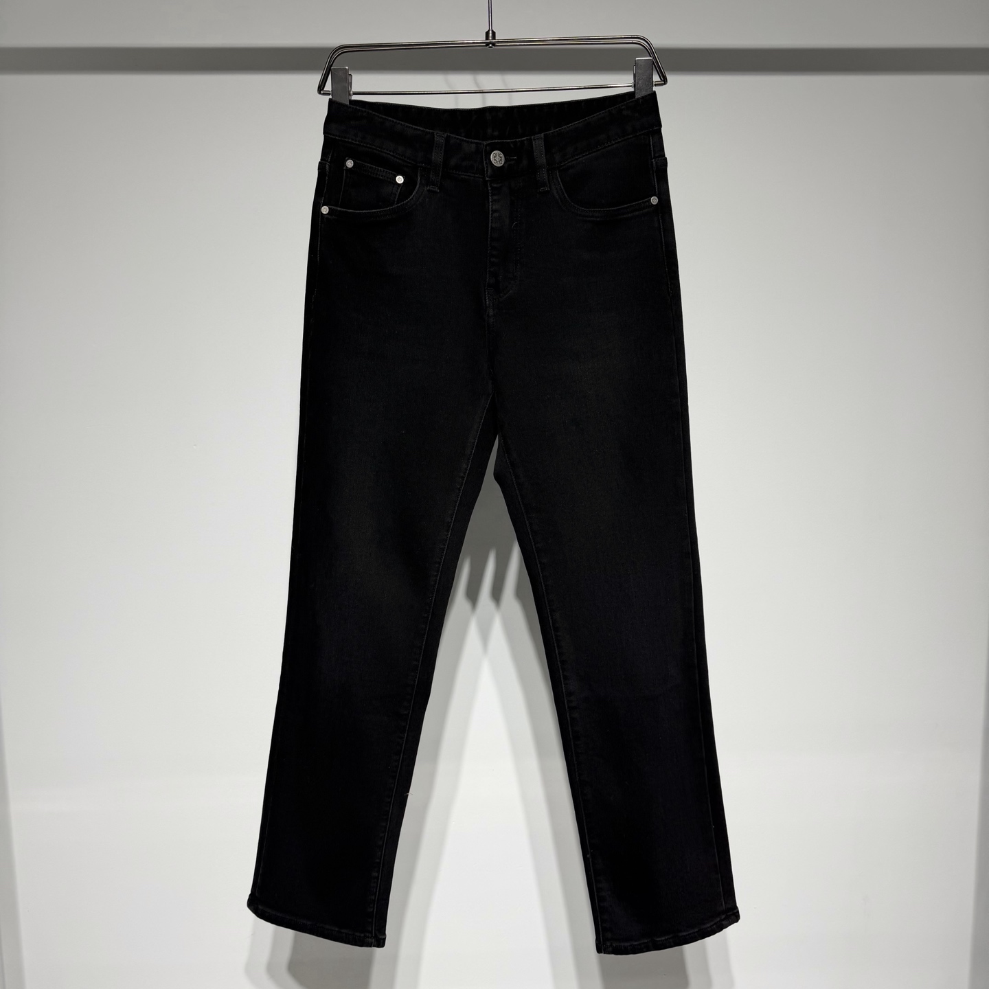 NO:637590,LOEWE fashionable casual jeans!  The blessing of black cow three-dimensional tailoring makes it more refined, the pure cotton fabric is soft and skin-friendly, the cotton is full, the comfortable version design is not picky, and the simple wearing shows your unique temperament!  Customized elastic composite fleece fabric made of pure cotton!  Loewe's design style combines classic and modern elements, focusing on simplicity, elegance and exquisite details. At the same time, the brand also adheres to the respect for traditional craftsmanship and the pursuit of innovation, and constantly launches eye-catching new products. The products are created into fashionable boutiques that are both practical and unique. Using excellent craftsmanship, simple shapes, exquisite material quality, we are committed to creating fashionable boutiques for different areas of life. Model Color Black Size 29-30-31-32-33-34-36 30  Waist 39, Hips 47, Pants Length 104. Please refer to the 30 size chart to choose the size that suits you!  ,Loewe-clothing,loewe,loewe,jeans,alexander wang19860909LOEWE 罗意威时尚休闲牛仔裤！黑牛立体剪裁的加持使其更加的精致,纯棉面料柔软亲肤棉质饱满,舒适的版型设计不挑人,穿着简约彰显独特气质！ 定制弹力复合加绒面料纯棉材质！ 罗意威的设计风格融合了经典与现代元素,注重简洁、优雅和精致的细节.同时,品牌也坚持对传统工艺的尊重和对创新的追求,不断推出令人瞩目的新品. 产品打造成兼具实用性及独特性的时尚精品.采用卓越工艺,简约造型,精美材质质量,致力打造针对不同生活领域的时尚精品. 型号 颜色黑色 尺码29-30-31-32-33-34-36 30 腰围39、臀围 47、裤长104 参考 30 码数表数据选择适合自己的尺寸！,罗意威-服装,loewe,loewe,jeans,alexander wang,Women's clothing