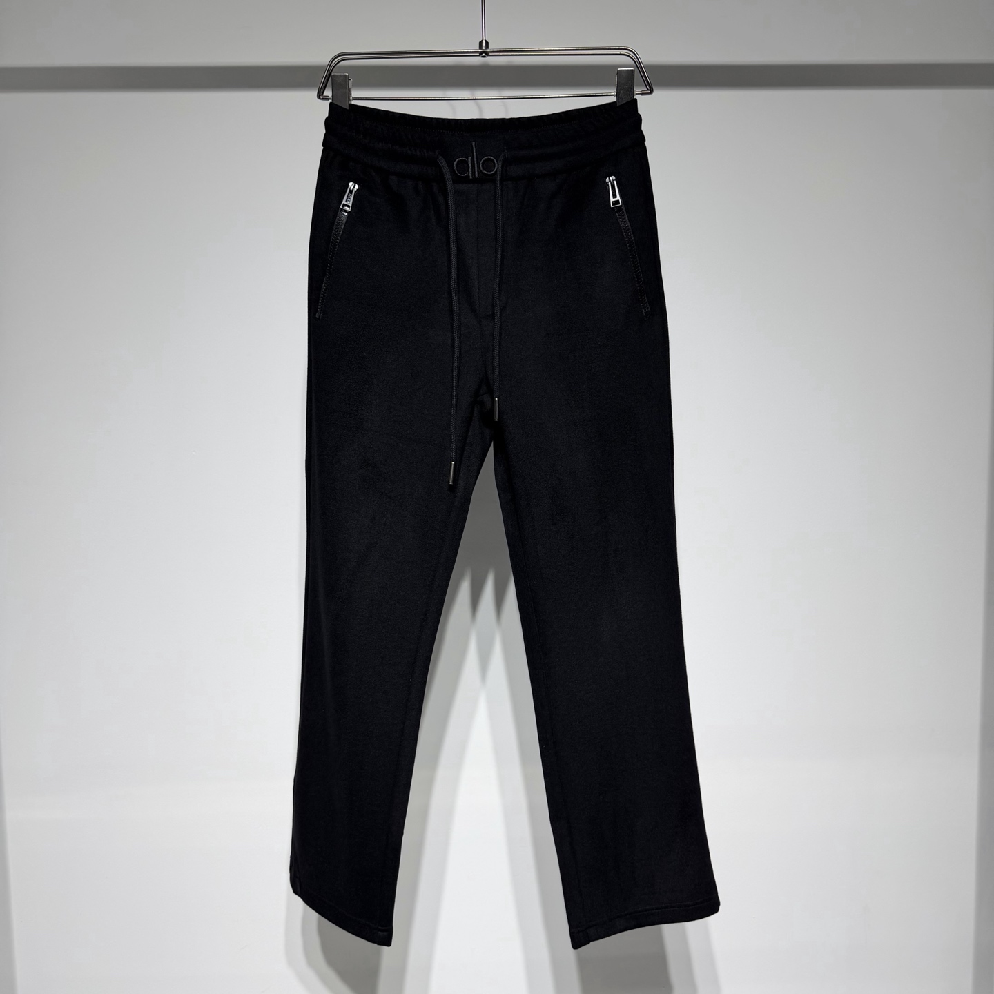 NO:637586,AlO Alo Yoga sports fashion casual pants!  Customized nylon composite fabric and elasticated waistband, extremely comfortable!  Brand logo three-dimensional embroidery technology, loose version three-dimensional cutting and splicing technology!  Alo not only continues to lead the trend in products, but also in terms of brand spirit, it actively advocates the trendy lifestyle philosophy of embracing health, seeking balance, and returning to nature!  The brand's pursuit of physical and mental balance, self-confidence and vitality are highly consistent, a model of strong alliance!  This precision and style cannot be ignored. It has become a symbol of healthy and fashionable life, easily attracting everyone's attention and leading the fashion trend. In summary, the popularity is not accidental, but the selected auxiliary materials technology accounts for most of the factors, and this technology runs through almost all brand categories!  Model Color Black Size M-L-XL-XXL-XXXL M waist 38, hip 49, pants length 102 Refer to the M size data to choose the size that suits you!  ,menswear,alexander wang19860909AlO Alo Yoga运动时尚休闲裤！定制尼料复合面料、腰头采用橡筋松紧设计极为舒适！品牌logo 立体刺绣工艺、宽松版型立体剪裁拼接工艺！ Alo不仅在产品上持续引领风潮,更在品牌精神层面,积极倡导拥抱健康、寻求平衡、回归自然的潮流生活方式哲学！ 品牌追求身心平衡、自信活力的调性高度契合,强强联合的典范！这份精准与格调,不得不服. 成为健康时尚生活的标志,轻松吸引众人目光,引领时尚潮流 .总结爆火绝非偶然,而是选择的辅料工艺占领大部分因素,且该工艺几乎贯穿了品牌品类所有！ 型号 颜色黑色 尺码M-L-XL-XXL-XXXL M腰围38、臀围 49、 裤长102 参考M尺码数据选择适合自己的尺寸！,男装,alexander wang,Women's clothing