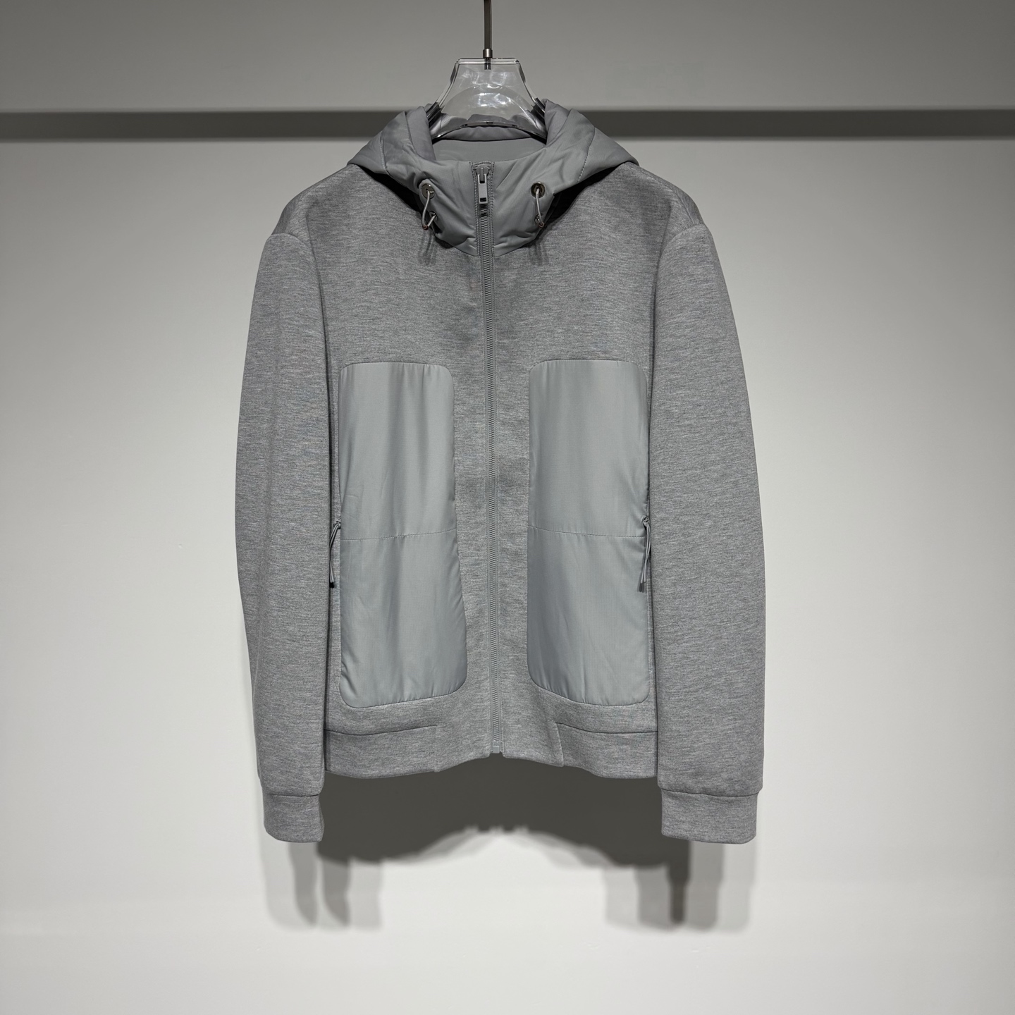 NO:637582,Ermenegildo Zegna Zegna's same wool blend hooded jacket, a double luxury of texture and function  This autumn and winter sports coat is an exquisite fusion of fabrics and craftsmanship. It is made of a luxurious blended fabric of 5 wool + 3 mulberry silk acetate + 24 rayon + 15 acrylic polyester + 3 spandex. It feels smooth and delicate to the touch. It has the warmth of wool, the softness of mulberry silk, and the stiffness and elasticity of synthetic fibers. It is skin-friendly and comfortable to wear in autumn and winter, and the texture is far superior to ordinary sportswear.  The design is a replica of the Zegna Zegna counter's same style hooded shape, which visually echoes the two woven splicing pockets on the front. The hood fabric and pocket fabric are symmetrically unified, and the details are full of high-end feel; the interior is hidden with cotton-like padding, which adds warmth to winter sports, retaining the lightness of sports while resisting slightly cool temperatures.  The straight-fit matching sweatpants and jacket complement each other. Whether it is daily casual outings or light sports scenes, the whole outfit can allow you to be comfortable and comfortable, easily achieve the light luxury sports style, and become the texture of autumn and winter wear. Model Color Dark Gray Light Gray Size M-L-XL-XXL-XXXL Refer to the size chart to choose the size that suits you!  ,men's clothing,zegna,jackets & coats,hats,alexander wang19860909Ermenegildo Zegna 杰尼亚同款羊毛混纺连帽外套,质感与功能的双重奢享  这款秋冬运动外套,堪称面料与工艺的精妙融合.采用5羊毛+3桑蚕丝醋纤+24人棉+15晴纶涤纶+3氨纶的奢级混纺面料,上手触感润滑细腻,既有羊毛的温暖、桑蚕丝的柔润,又兼具合成纤维的挺括与弹力,秋冬穿着亲肤舒适,质感远超普通运动装.  设计上复刻杰尼亚专柜同款格调连帽造型与前胸两个梭织拼接口袋形成视觉呼应,帽子面料与口袋布料对称统一,细节处尽显高级感；内里暗藏棉感填充,为冬日运动增添一份暖意,既保留运动的轻便,又能抵御微凉气温.  直筒版型的配套运动裤与外套相得益彰,整套穿搭无论是日常休闲出街,还是轻度运动场景,都能让你在舒适自在中,轻松拿捏轻奢运动风,成为秋冬穿搭的质感担当. 型号 颜色深灰 浅灰 尺码M-L-XL-XXL-XXXL 参考尺码表数据选择适合自己的尺寸！,男装,zegna,jackets & coats,hats,alexander wang,Women's clothing