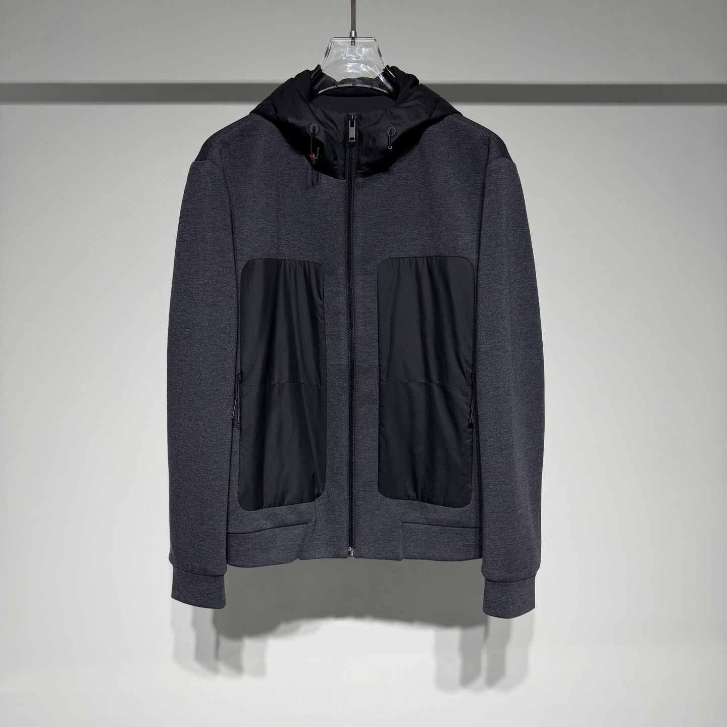 NO:637578,Ermenegildo Zegna Zegna's same wool blend hooded jacket, a double luxury of texture and function  This autumn and winter sports coat is an exquisite fusion of fabrics and craftsmanship. It is made of a luxurious blended fabric of 5 wool + 3 mulberry silk acetate + 24 rayon + 15 acrylic polyester + 3 spandex. It feels smooth and delicate to the touch. It has the warmth of wool, the softness of mulberry silk, and the stiffness and elasticity of synthetic fibers. It is skin-friendly and comfortable to wear in autumn and winter, and the texture is far superior to ordinary sportswear.  The design is a replica of the Zegna Zegna counter's same style hooded shape, which visually echoes the two woven splicing pockets on the front. The hood fabric and pocket fabric are symmetrically unified, and the details are full of high-end feel; the interior is hidden with cotton-like padding, which adds warmth to winter sports, retaining the lightness of sports while resisting slightly cool temperatures.  The straight-fit matching sweatpants and jacket complement each other. Whether it is daily casual outings or light sports scenes, the whole outfit can allow you to be comfortable and comfortable, easily achieve the light luxury sports style, and become the texture of autumn and winter wear. Model Color Dark Gray Light Gray Size M-L-XL-XXL-XXXL Refer to the size chart to choose the size that suits you!  ,men's clothing,zegna,jackets & coats,hats,alexander wang19860909Ermenegildo Zegna 杰尼亚同款羊毛混纺连帽外套,质感与功能的双重奢享  这款秋冬运动外套,堪称面料与工艺的精妙融合.采用5羊毛+3桑蚕丝醋纤+24人棉+15晴纶涤纶+3氨纶的奢级混纺面料,上手触感润滑细腻,既有羊毛的温暖、桑蚕丝的柔润,又兼具合成纤维的挺括与弹力,秋冬穿着亲肤舒适,质感远超普通运动装.  设计上复刻杰尼亚专柜同款格调连帽造型与前胸两个梭织拼接口袋形成视觉呼应,帽子面料与口袋布料对称统一,细节处尽显高级感；内里暗藏棉感填充,为冬日运动增添一份暖意,既保留运动的轻便,又能抵御微凉气温.  直筒版型的配套运动裤与外套相得益彰,整套穿搭无论是日常休闲出街,还是轻度运动场景,都能让你在舒适自在中,轻松拿捏轻奢运动风,成为秋冬穿搭的质感担当. 型号 颜色深灰 浅灰 尺码M-L-XL-XXL-XXXL 参考尺码表数据选择适合自己的尺寸！,男装,zegna,jackets & coats,hats,alexander wang,Women's clothing