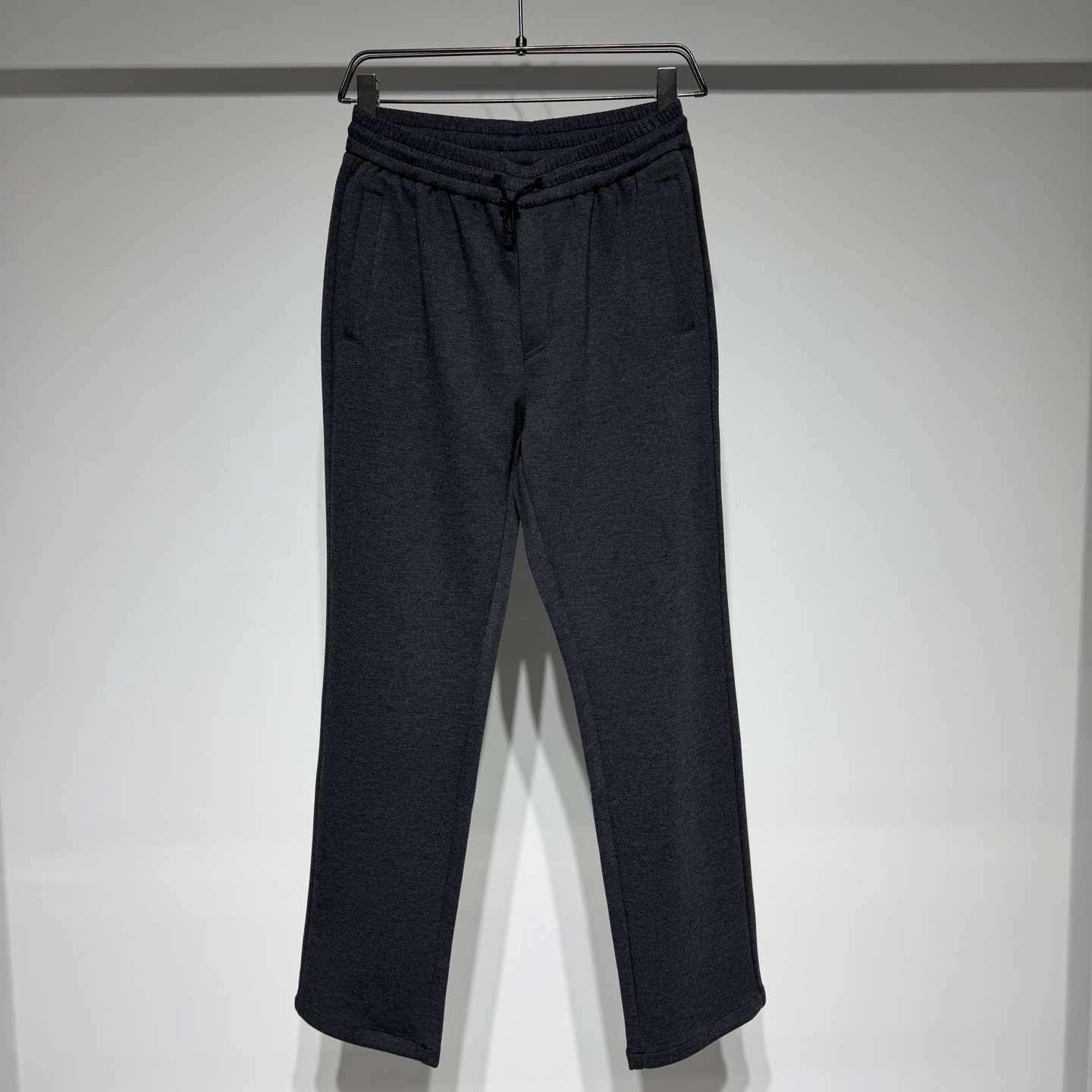NO:637573,Ermenegildo Zegna casual pants must not only withstand the low temperatures of autumn and winter, but also take into account the comfort and stiffness of daily wear. This wool, mulberry and silk blended straight pants provide the perfect answer. The scientific ratio of multiple fabrics + double-layer composite technology allows it to find a delicate balance between 'warmth, comfort, and durability', making it a versatile necessity in the autumn and winter wardrobe.  It adopts the golden ratio of 5 wool + 3 mulberry silk acetate + 24 rayon + 15 acrylic polyester + 3 spandex. The knitted double-layer composite process gives it three advantages - the natural temperature lock of warm wool + the heat insulation of the double-layer structure, making it energy-saving and able to steadily catch the cold in autumn and winter. It can be worn alone or paired with a thin top to keep warm enough; -  Comfort: The silky smoothness of mulberry silk, the skin-friendliness of rayon and the elasticity of spandex are intertwined. It feels soft and tough on the hand, and it feels like a 'second skin' when worn, allowing unrestricted movement; - Durability: The addition of polyester and acrylic fiber improves the wear resistance and stiffness of the fabric. It is not easy to deform or pill when worn daily, and can withstand the test of long-term wear. -  The straight-leg silhouette is not flattering on your figure. It can not only modify the shape of your legs, but is also compatible with a variety of shoe styles such as sports shoes, leather shoes, boots, etc., allowing you to switch between casual and business styles at will; - The details control the ecstasy - The waist is designed with a drawstring (the metal buckle texture is full), and the elasticity can be adjusted freely to suit different waist sizes, making it more suitable to wear; -  Diagonal pockets on both sides + spliced pockets on the back waist are both practical and decorative. It is convenient to store small items such as keys and mobile phones. The spliced design of the back waist pockets is a textured finishing touch in the details; - The double-layer composite knitted fabric makes the pants look wider and less prone to collapse even after sitting for a long time, and always maintains a neat fit. Model Color Dark Gray Light Gray Size M-L-XL-XXL-XXXL  Refer to the size chart to choose the size that suits you!  ,men's clothing,zegna,boots,sneakers,gold,alexander wang19860909Ermenegildo Zegna 杰尼亚休闲裤既要扛住秋冬的低温,又要兼顾日常穿着的舒适与挺括,这款羊毛桑蚕丝混纺直筒裤给出了完美答案.多元面料的科学配比+双层复合工艺,让它在“保暖性、舒适度、耐穿性”之间找到了精妙平衡,成为秋冬衣橱里的百搭刚需.  采用5羊毛+3桑蚕丝醋酯纤维+24人棉+15腈纶涤纶+3氨纶的黄金配比,针织双层复合工艺赋予它三重优势 - 保暖性羊毛的天然锁温+双层结构的隔热,让它在秋冬季节能稳稳接住寒意,单穿或搭配薄款上衣都足够保暖； - 舒适度桑蚕丝的丝滑、人棉的亲肤与氨纶的弹性交织,上手触感柔软有韧性,穿上身宛如“第二层肌肤”,活动无束缚； - 耐穿性涤纶与腈纶的加入提升了面料的耐磨性与挺括度,日常穿着不易变形、不易起球,能经得住长期穿搭的考验.  - 直筒版型不挑身材的直筒剪裁,既能修饰腿型,又能兼容运动鞋、皮鞋、靴子等多种鞋款,休闲、商务风格随意切换； - 细节控狂喜 - 腰部采用抽绳设计（金属扣头质感拉满）,可自由调节松紧,适配不同腰围,穿着更贴合； - 两侧斜插口袋+后腰拼料口袋,实用性与装饰性兼备,钥匙、手机等小物收纳方便,后腰口袋的拼料设计更是细节处的质感点睛； - 双层复合的针织面料,让裤型自带挺阔感,哪怕久坐也不易塌软,始终保持利落版型.  型号 颜色深灰 浅灰 尺码M-L-XL-XXL-XXXL 参考尺码表数据选择适合自己的尺码！,男装,zegna,boots,sneakers,gold,alexander wang,Women's clothing