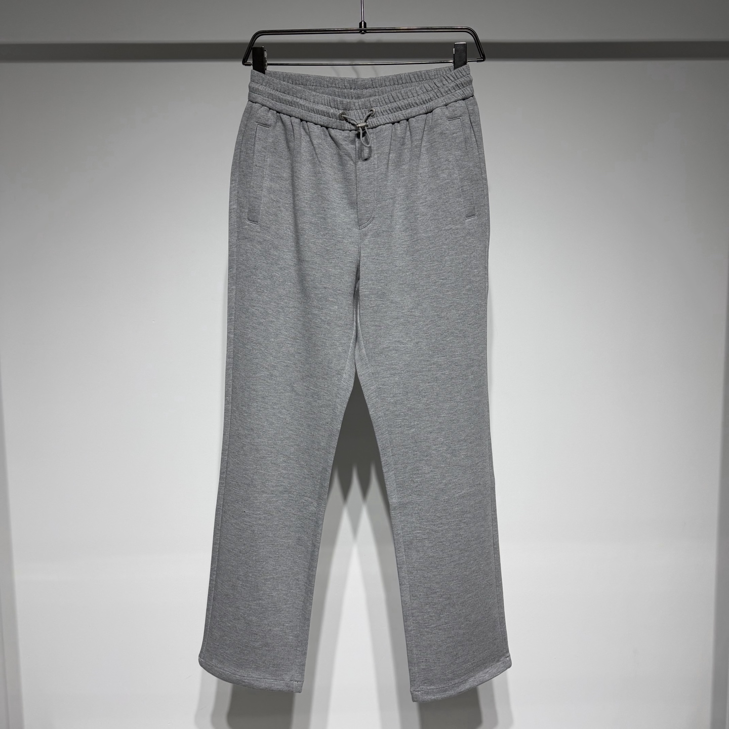 NO:637567,Ermenegildo Zegna casual pants must not only withstand the low temperatures of autumn and winter, but also take into account the comfort and stiffness of daily wear. This wool, mulberry and silk blended straight pants provide the perfect answer. The scientific ratio of multiple fabrics + double-layer composite technology allows it to find a delicate balance between 'warmth, comfort, and durability', making it a versatile necessity in the autumn and winter wardrobe.  It adopts the golden ratio of 5 wool + 3 mulberry silk acetate + 24 rayon + 15 acrylic polyester + 3 spandex. The knitted double-layer composite process gives it three advantages - the natural temperature lock of warm wool + the heat insulation of the double-layer structure, making it energy-saving and able to steadily catch the cold in autumn and winter. It can be worn alone or paired with a thin top to keep warm enough; -  Comfort: The silky smoothness of mulberry silk, the skin-friendliness of rayon and the elasticity of spandex are intertwined. It feels soft and tough on the hand, and it feels like a 'second skin' when worn, allowing unrestricted movement; - Durability: The addition of polyester and acrylic fiber improves the wear resistance and stiffness of the fabric. It is not easy to deform or pill when worn daily, and can withstand the test of long-term wear. -  The straight-leg silhouette is not flattering on your figure. It can not only modify the shape of your legs, but is also compatible with a variety of shoe styles such as sports shoes, leather shoes, boots, etc., allowing you to switch between casual and business styles at will; - The details control the ecstasy - The waist is designed with a drawstring (the metal buckle texture is full), and the elasticity can be adjusted freely to suit different waist sizes, making it more suitable to wear; -  Diagonal pockets on both sides + spliced pockets on the back waist are both practical and decorative. It is convenient to store small items such as keys and mobile phones. The spliced design of the back waist pockets is a textured finishing touch in the details; - The double-layer composite knitted fabric makes the pants look wider and less prone to collapse even after sitting for a long time, and always maintains a neat fit. Model Color Dark Gray Light Gray Size M-L-XL-XXL-XXXL  Refer to the size chart to choose the size that suits you!  ,men's clothing,zegna,boots,sneakers,gold,alexander wang19860909Ermenegildo Zegna 杰尼亚休闲裤既要扛住秋冬的低温,又要兼顾日常穿着的舒适与挺括,这款羊毛桑蚕丝混纺直筒裤给出了完美答案.多元面料的科学配比+双层复合工艺,让它在“保暖性、舒适度、耐穿性”之间找到了精妙平衡,成为秋冬衣橱里的百搭刚需.  采用5羊毛+3桑蚕丝醋酯纤维+24人棉+15腈纶涤纶+3氨纶的黄金配比,针织双层复合工艺赋予它三重优势 - 保暖性羊毛的天然锁温+双层结构的隔热,让它在秋冬季节能稳稳接住寒意,单穿或搭配薄款上衣都足够保暖； - 舒适度桑蚕丝的丝滑、人棉的亲肤与氨纶的弹性交织,上手触感柔软有韧性,穿上身宛如“第二层肌肤”,活动无束缚； - 耐穿性涤纶与腈纶的加入提升了面料的耐磨性与挺括度,日常穿着不易变形、不易起球,能经得住长期穿搭的考验.  - 直筒版型不挑身材的直筒剪裁,既能修饰腿型,又能兼容运动鞋、皮鞋、靴子等多种鞋款,休闲、商务风格随意切换； - 细节控狂喜 - 腰部采用抽绳设计（金属扣头质感拉满）,可自由调节松紧,适配不同腰围,穿着更贴合； - 两侧斜插口袋+后腰拼料口袋,实用性与装饰性兼备,钥匙、手机等小物收纳方便,后腰口袋的拼料设计更是细节处的质感点睛； - 双层复合的针织面料,让裤型自带挺阔感,哪怕久坐也不易塌软,始终保持利落版型.  型号 颜色深灰 浅灰 尺码M-L-XL-XXL-XXXL 参考尺码表数据选择适合自己的尺码！,男装,zegna,boots,sneakers,gold,alexander wang,Women's clothing