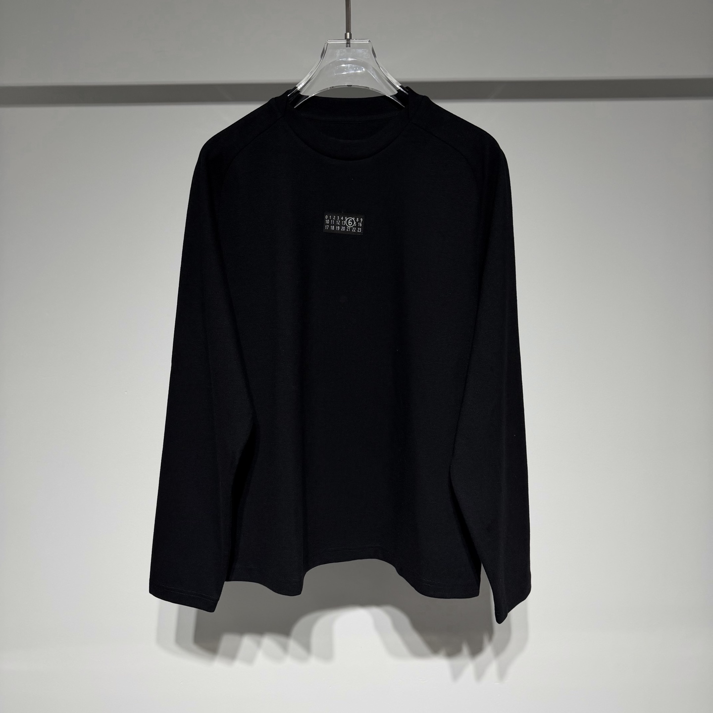 NO:637559,Martin Margiela Martin Margiela sports fashion casual round neck long-sleeved T is on sale for a limited time!  Thickened and velvet material, soft and skin-friendly, double the warmth, easily resisting the chill of autumn and winter. The irregular splicing design of the neckline is full of personality, breaks the rules, and shows unique fashion taste. The iconic logo stamp on the chest highlights the brand charm, showing luxury in a low-key manner. Comfort and fashion coexist, making it easy to handle a variety of occasions. The loose version adapts to a wide range of people!  The craftsmanship is carefully crafted, the neat and clean style is simple, fashionable and versatile!  The fabric has been washed and is not easily deformed or shrunk, making it very interesting!  Can be worn alone or as an inner layer!  Versatile fashion trend!  Martin Margiela is like a god in the fashion world. The fabrics are soft and full of texture, and the loose silhouette is suitable for both men and women. It hides the designer’s endless imagination. The texture of the brand’s printed letters is visible to the naked eye. It has become popular with its deconstructionism, and the peak tradition returns to design!  Style number Color Black White Size M-L-XL-XXL-XXXL L Drop shoulder sleeves, bust 60, length 68. Refer to the L size data to choose the size that suits you!  ,menswear,masion margiela,alexander wang19860909Martin Margiela 马丁.马吉拉运动时尚休闲圆领长袖T限定发售！ 加厚加绒材质,柔软亲肤,温暖加倍,轻松抵御秋冬寒意.领口不规则拼接设计,个性十足,打破常规,展现独特时尚品味.胸口标志性logo章子,彰显品牌魅力,低调中尽显奢华. 舒适与时尚并存,轻松驾驭多种场合. 宽松版型适应人群丰富！工艺尽心打造,利落干净的版型 简约大气时尚百搭！ 面料做了水洗工艺不易变形缩水趣味十足！ 单穿内搭皆可！百搭时尚潮流！ 马丁马吉拉时尚圈神一般的存在 面料柔软质感拉满,廓形宽松剪裁版型男女通穿,隐藏着设计师无穷无尽的想象力,品牌印花字母肉眼可见的质感,以其解构主义火出圈,巅峰传统回归设计！ 款号 颜色 黑色 白色 尺码 M-L-XL-XXL-XXXL L落肩袖、胸围60、衣长68 参考L尺寸数据选择合适自己的尺码！,男装,masion margiela,alexander wang,Women's clothing