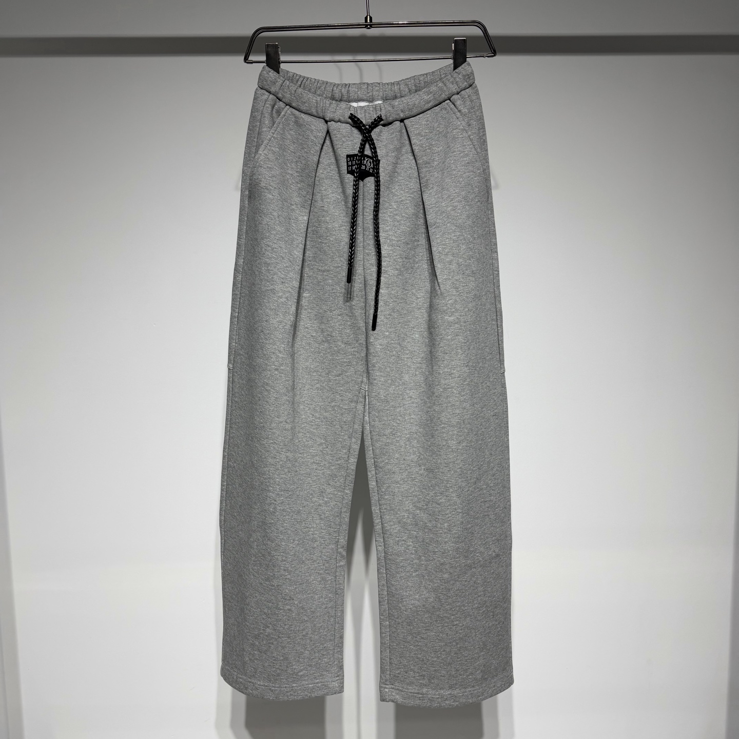 NO:637555,Martin Margiela sports fashionable and casual pleated scimitar wide-leg pants, a fashionable out of the circle. The pleated design adds a sense of layering and highlights the exquisite details. The scimitar stitching on the back panel has a unique personality and can easily shape the leg lines. The wide-leg version is chic and casual, covering the flesh and showing the height. The fabric is comfortable, the texture is high, and it can be worn freely and without restraint. It is a versatile artifact, suitable for various tops and styles. The elastic waist drawstring design is adjustable!  The loose version is suitable for a wide range of people!  The craftsmanship is carefully crafted, the neat and clean style is simple, fashionable and versatile!  The fabric has been washed and is not easily deformed or shrunk, making it very interesting!  Can be worn alone or as an inner layer!  Versatile fashion trend!  Martin Margiela is like a god in the fashion world. The fabrics are soft and full of texture, and the loose silhouette is suitable for both men and women. It hides the designer’s endless imagination. The texture of the brand’s printed letters is visible to the naked eye. It has become popular with its deconstructionism, and the peak tradition returns to design!  Style No. Color Black Gray Size M-L-XL-XXL-XXXL L waist 38, hip 55, pants length 108. Refer to the L size data to choose the size that suits you!  ,menswear,masion margiela, 19860909Martin Margiela 马丁.马吉拉运动时尚休闲打褶弯刀阔腿裤,时尚出圈.打褶设计增添层次感,凸显精致细节.后幅弯刀拼接,独特个性,轻松塑造腿部线条.阔腿版型,潇洒随性,遮肉显高一流. 面料舒适,质感上乘,穿着自在无拘束.百搭神器,适配各种上衣与风格. 松紧腰头抽绳设计可调节！宽松版型适应人群丰富！工艺尽心打造,利落干净的版型 简约大气时尚百搭！ 面料做了水洗工艺不易变形缩水趣味十足！ 单穿内搭皆可！百搭时尚潮流！ 马丁马吉拉时尚圈神一般的存在 面料柔软质感拉满,廓形宽松剪裁版型男女通穿,隐藏着设计师无穷无尽的想象力,品牌印花字母肉眼可见的质感,以其解构主义火出圈,巅峰传统回归设计！ 款号 颜色 黑色 灰色 尺码 M-L-XL-XXL-XXXL L腰围38、臀围55、裤长108 参考L尺寸数据选择合适自己的尺码！,男装,masion margiela, ,Women's clothing