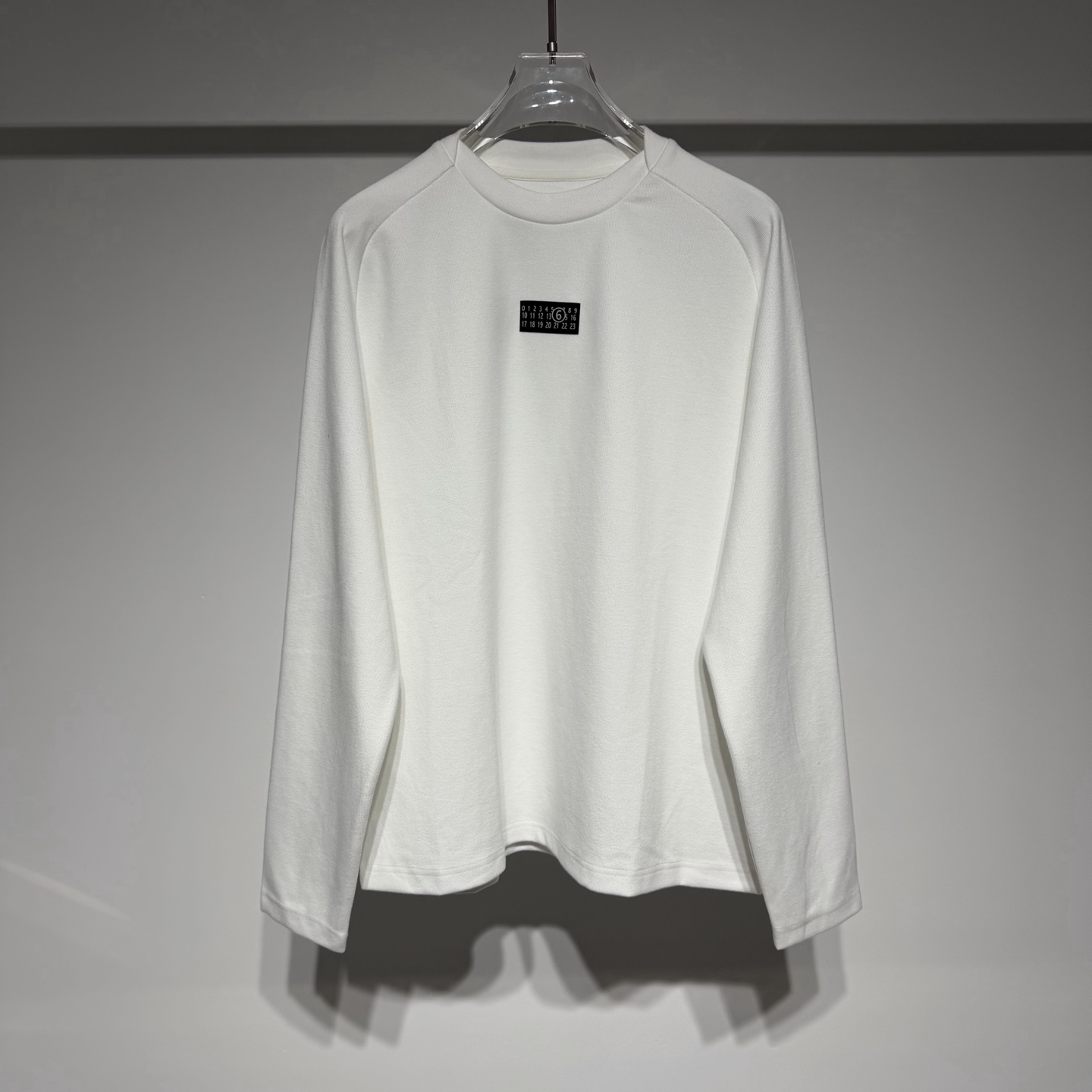 NO:637572,Martin Margiela Martin Margiela sports fashion casual round neck long-sleeved T is on sale for a limited time!  Thickened and velvet material, soft and skin-friendly, double the warmth, easily resisting the chill of autumn and winter. The irregular splicing design of the neckline is full of personality, breaks the rules, and shows unique fashion taste. The iconic logo stamp on the chest highlights the brand charm, showing luxury in a low-key manner. Comfort and fashion coexist, making it easy to handle a variety of occasions. The loose version adapts to a wide range of people!  The craftsmanship is carefully crafted, the neat and clean style is simple, fashionable and versatile!  The fabric has been washed and is not easily deformed or shrunk, making it very interesting!  Can be worn alone or as an inner layer!  Versatile fashion trend!  Martin Margiela is like a god in the fashion world. The fabrics are soft and full of texture, and the loose silhouette is suitable for both men and women. It hides the designer’s endless imagination. The texture of the brand’s printed letters is visible to the naked eye. It has become popular with its deconstructionism, and the peak tradition returns to design!  Style number Color Black White Size M-L-XL-XXL-XXXL L Drop shoulder sleeves, bust 60, length 68. Refer to the L size data to choose the size that suits you!  ,menswear,masion margiela,alexander wang19860909Martin Margiela 马丁.马吉拉运动时尚休闲圆领长袖T限定发售！ 加厚加绒材质,柔软亲肤,温暖加倍,轻松抵御秋冬寒意.领口不规则拼接设计,个性十足,打破常规,展现独特时尚品味.胸口标志性logo章子,彰显品牌魅力,低调中尽显奢华. 舒适与时尚并存,轻松驾驭多种场合. 宽松版型适应人群丰富！工艺尽心打造,利落干净的版型 简约大气时尚百搭！ 面料做了水洗工艺不易变形缩水趣味十足！ 单穿内搭皆可！百搭时尚潮流！ 马丁马吉拉时尚圈神一般的存在 面料柔软质感拉满,廓形宽松剪裁版型男女通穿,隐藏着设计师无穷无尽的想象力,品牌印花字母肉眼可见的质感,以其解构主义火出圈,巅峰传统回归设计！ 款号 颜色 黑色 白色 尺码 M-L-XL-XXL-XXXL L落肩袖、胸围60、衣长68 参考L尺寸数据选择合适自己的尺码！,男装,masion margiela,alexander wang,Women's clothing