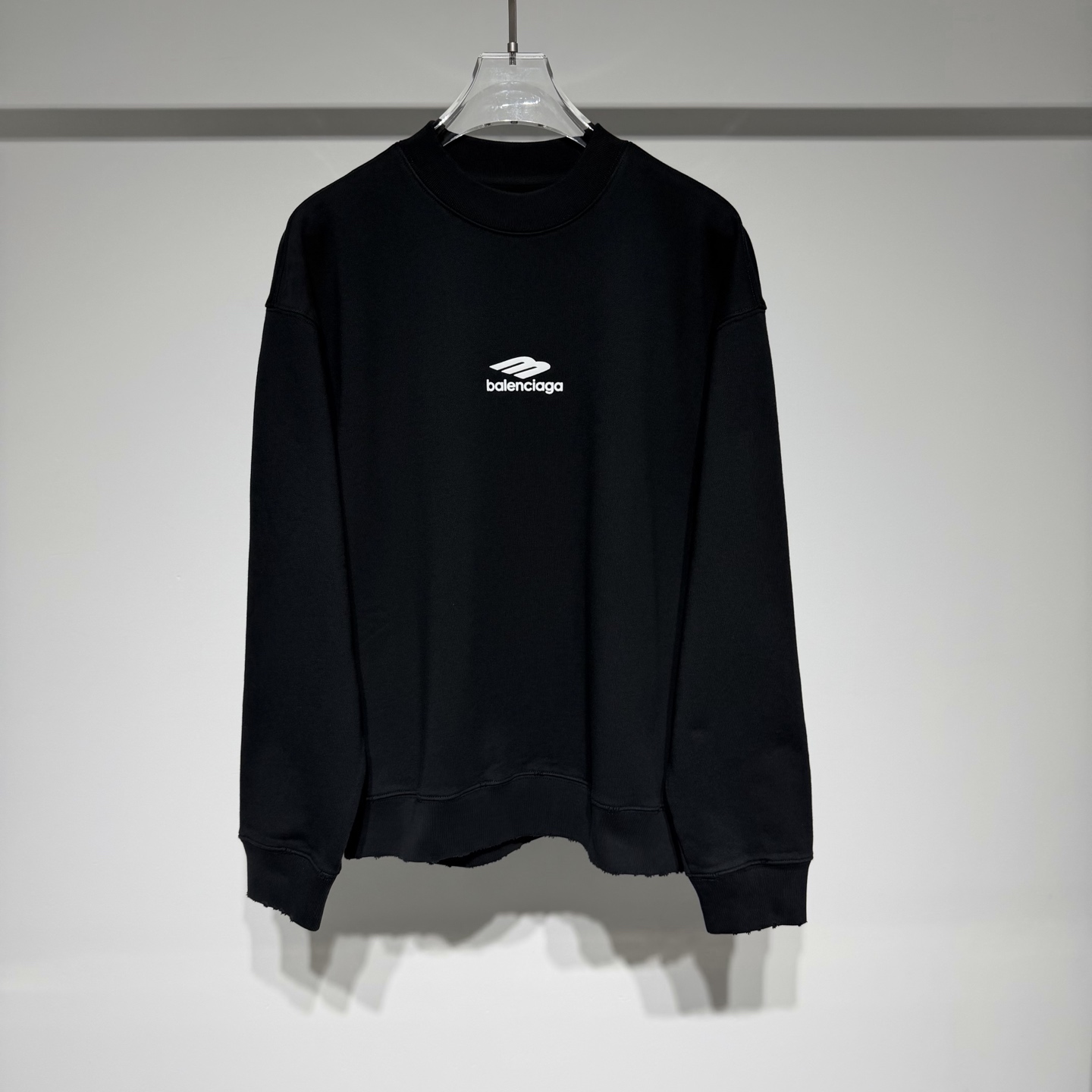 NO:637562,BALENCIAGA Fashionable casual round neck velvet sweatshirt!  The black and white color matching of the brand logo adopts the offset printing process!  Customized composite fleece fabric with loose fit!  Pure cotton fabric is warm, comfortable, high-end and low-key luxury!  It can be worn alone or layered with autumn and winter travel, weekend outings, outdoor outings, and gatherings with friends. It is a very outstanding clothing combination!  The brand has always insisted on hand-made production, paying attention to details, emphasizing tailoring and contour lines, and strict selection of fabrics. This persistent pursuit of quality has made Balenciaga a leader in the global luxury goods industry. Balenciaga is famous for its simple, noble and elegant design style. It is committed to integrating traditional craftsmanship with modern design concepts to create works that are both visually impactful and elegant!  Model Color Black White Size S-M-L-XL S shoulder width 60, bust 61, length 67. Refer to the S size data to choose the size that suits you!  ,Balenciaga-clothing,balenciaga,balenciaga,hoodie,sweatshirts,alexander wang19860909BALENCIAGA 巴黎世家时尚休闲圆领加绒卫衣！品牌logo黑白配色采用版胶印工艺！定制复合加绒面料宽松版型！纯棉面料保暖舒适高级低调奢华！ 可以单穿可以内搭秋冬季旅行周末郊游户外、朋友聚会都是非常出彩的服饰搭配！ 品牌始终坚持手工制作,注重细节,强调剪裁和轮廓线条,以及对面料的严格挑选. 这种对品质的执着追求,使得巴黎世家成为了全球奢侈品行业中的佼佼者. 巴黎世家以其简洁、高贵、典雅的设计风格而著称于世. 致力于将传统手工艺与现代设计理念相融合,创造出既具有视觉冲击力又不失优雅气质的作品！ 型号 颜色黑色 白色 尺码S-M-L-XL S肩宽60、胸围61、衣长67 参考S尺码数据选择适合自己的尺寸！,巴黎世家-服装,balenciaga,balenciaga,hoodie,sweatshirts,alexander wang,Women's clothing