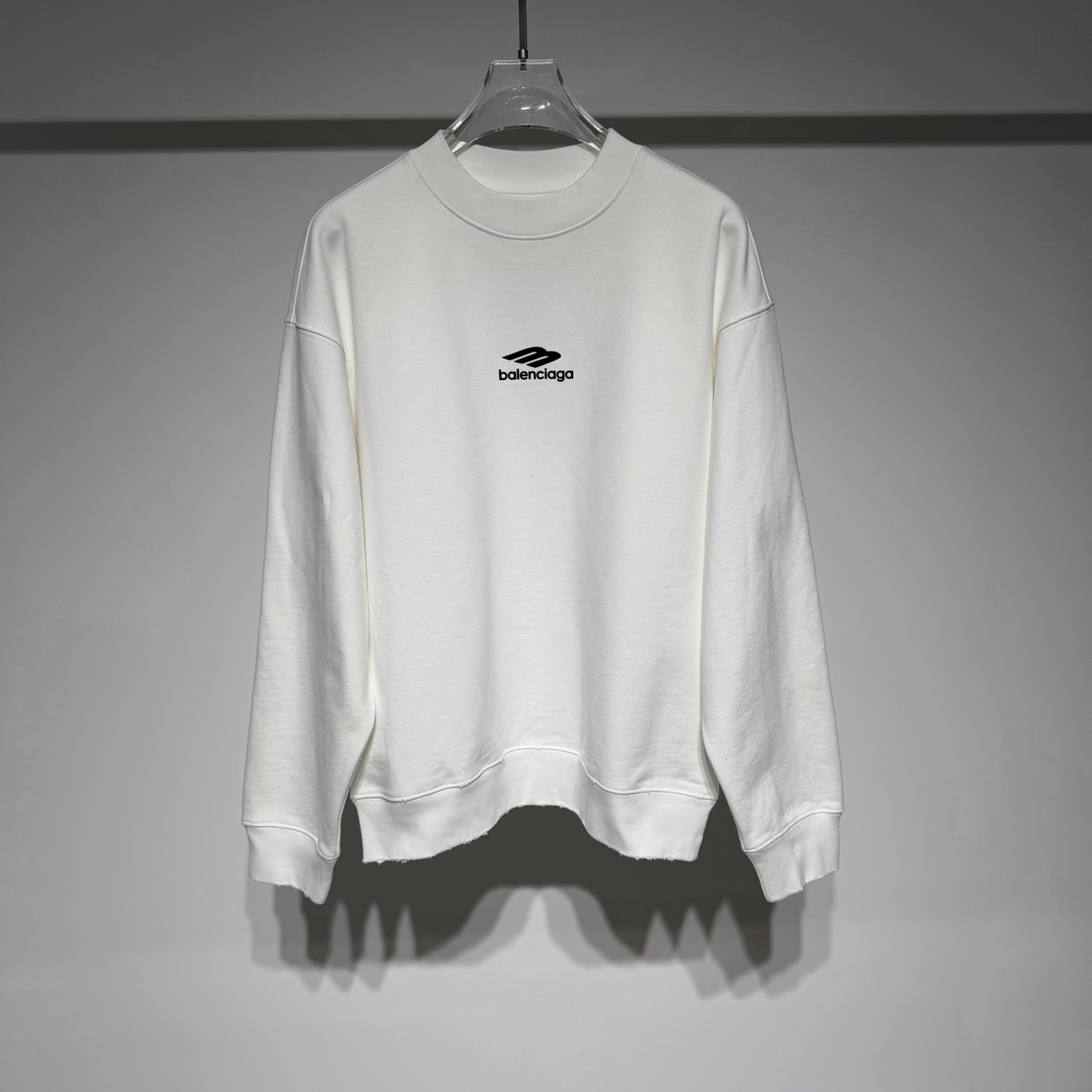 NO:637558,BALENCIAGA Fashionable casual round neck velvet sweatshirt!  The black and white color matching of the brand logo adopts the offset printing process!  Customized composite fleece fabric with loose fit!  Pure cotton fabric is warm, comfortable, high-end and low-key luxury!  It can be worn alone or layered with autumn and winter travel, weekend outings, outdoor outings, and gatherings with friends. It is a very outstanding clothing combination!  The brand has always insisted on hand-made production, paying attention to details, emphasizing tailoring and contour lines, and strict selection of fabrics. This persistent pursuit of quality has made Balenciaga a leader in the global luxury goods industry. Balenciaga is famous for its simple, noble and elegant design style. It is committed to integrating traditional craftsmanship with modern design concepts to create works that are both visually impactful and elegant!  Model Color Black White Size S-M-L-XL S shoulder width 60, bust 61, length 67. Refer to the S size data to choose the size that suits you!  ,Balenciaga-clothing,balenciaga,balenciaga,hoodie,sweatshirts,alexander wang19860909BALENCIAGA 巴黎世家时尚休闲圆领加绒卫衣！品牌logo黑白配色采用版胶印工艺！定制复合加绒面料宽松版型！纯棉面料保暖舒适高级低调奢华！ 可以单穿可以内搭秋冬季旅行周末郊游户外、朋友聚会都是非常出彩的服饰搭配！ 品牌始终坚持手工制作,注重细节,强调剪裁和轮廓线条,以及对面料的严格挑选. 这种对品质的执着追求,使得巴黎世家成为了全球奢侈品行业中的佼佼者. 巴黎世家以其简洁、高贵、典雅的设计风格而著称于世. 致力于将传统手工艺与现代设计理念相融合,创造出既具有视觉冲击力又不失优雅气质的作品！ 型号 颜色黑色 白色 尺码S-M-L-XL S肩宽60、胸围61、衣长67 参考S尺码数据选择适合自己的尺寸！,巴黎世家-服装,balenciaga,balenciaga,hoodie,sweatshirts,alexander wang,Women's clothing