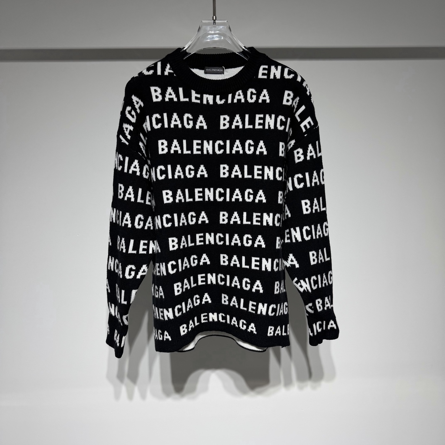 NO:637554,BALENCIAGA Fashionable casual crew neck knitted sweater!  Brand logo black and white double-sided jacquard technology three-dimensional effect!  Features a relaxed fit in wool blend!  Customized fabrics are high-end and low-key luxury!  It can be worn alone or layered with autumn and winter travel, weekend outings, outdoor outings, and gatherings with friends. It is a very outstanding clothing combination!  The brand has always insisted on hand-made production, paying attention to details, emphasizing tailoring and contour lines, and strict selection of fabrics. This persistent pursuit of quality has made Balenciaga a leader in the global luxury goods industry. Balenciaga is famous for its simple, noble and elegant design style. It is committed to integrating traditional craftsmanship with modern design concepts to create works that are both visually impactful and elegant!  Model Color Black Size S-M-L-XL-XXL M shoulder width 56, bust 56, length 67 Please refer to the M size data to choose the size that suits you!  ,Balenciaga-clothing,balenciaga,balenciaga,sweaters,alexander wang19860909BALENCIAGA 巴黎世家时尚休闲圆领针织毛衣！品牌logo黑白双面提花工艺立体效果！采用羊毛混纺宽松版型！定制面料高级低调奢华！ 可以单穿可以内搭秋冬季旅行周末郊游户外、朋友聚会都是非常出彩的服饰搭配！ 品牌始终坚持手工制作,注重细节,强调剪裁和轮廓线条,以及对面料的严格挑选. 这种对品质的执着追求,使得巴黎世家成为了全球奢侈品行业中的佼佼者. 巴黎世家以其简洁、高贵、典雅的设计风格而著称于世. 致力于将传统手工艺与现代设计理念相融合,创造出既具有视觉冲击力又不失优雅气质的作品！ 型号 颜色黑色 尺码S-M-L-XL-XXL M肩宽56、胸围56、衣长67 参考M尺码数据选择适合自己的尺寸！,巴黎世家-服装,balenciaga,balenciaga,sweaters,alexander wang,Women's clothing