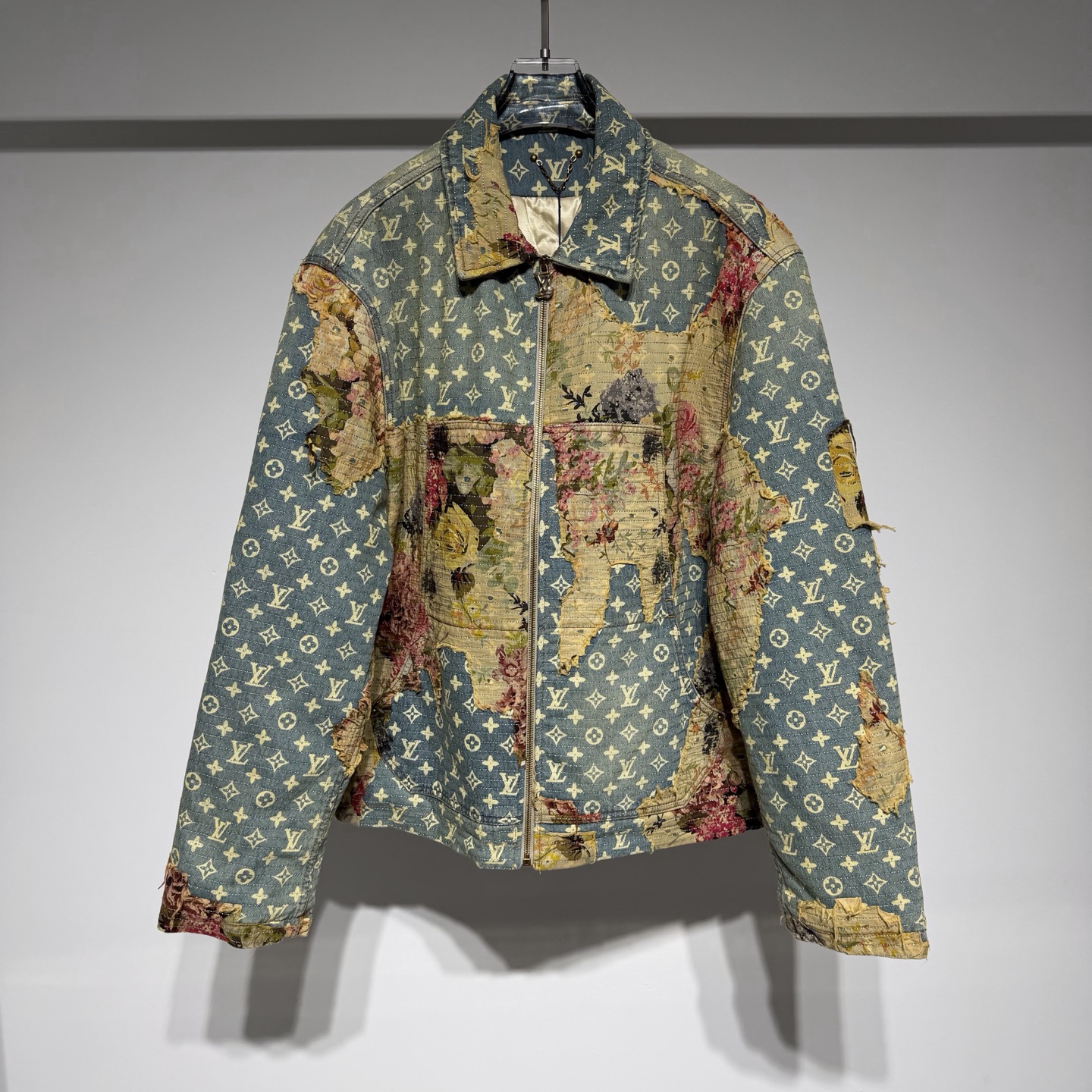 NO:637571,Louis Vuitton Louis Vuitton vintage rose floral patch old flower denim cotton jacket!  The original version is the same, each flower position presents a unique floral pattern!  Original z, buy!  Pure cotton denim fabric, mulberry silk lining, polyester fiber filling!  Digital direct inkjet printing presbyopia printing process!  Single-needle full-width embroidery is washed and distressed!  Position the floral cutting and sewing antique gold hardware accessories for embellishment!  The complete set of accessories is equipped with pure cotton twill denim fabric!  Matched yarn twill custom-woven denim has a thick twill texture!  Denim canvas with Monogram pattern!  The floral inlay is handcrafted using traditional Boro techniques!  LV has always adhered to the spirit of excellent quality and innovation. The brand pays attention to the details and craftsmanship of its products, using high-quality materials and exquisite production techniques to ensure that each product can meet the highest quality standards. At the same time, LV also continuously introduces new designs and products to meet the changing needs and tastes of consumers!  With its classic design, exquisite craftsmanship and innovative spirit, it has become one of the most influential luxury brands in the world and continues to lead fashion trends!  !  Model Color Presbyopia Size S-M-L-XL Refer to the size chart to choose the size that suits you!  ,Louis Vuitton-clothing,louis vuitton,louis vuitton,louis vuitton,alexander wang19860909Louis Vuitton 路易威登复古玫瑰碎花贴布老花牛仔棉服！ 原版一致每件花位呈现出独一无二的碎花裁！ 原z,购买！纯棉质牛仔面料桑蚕丝里布聚酯纤维填充！数码直喷印花老花拔印工艺！ 单针全幅刺绣洗水做旧处理！定位对花裁剪缝纫古金五金配件点缀！ 全套辅料配备纯棉质斜纹牛仔面料！对版纱线斜纹定织牛仔布匹质地厚实斜纹的肌理感！丹宁帆布铺陈 Monogram 图案！花卉嵌饰采用传统Boro 技法手工打造 ！ LV始终秉持着卓越的品质和创新的精神.品牌注重产品的细节和工艺,采用高品质的材料和精湛的制作工艺, 确保每一件产品都能达到最高的品质标准.同时,LV也不断推出新的设计和产品,以满足消费者不断变化的需求和品味！ 以其经典设计、精湛工艺和创新精神,成为全球最具影响力的奢侈品牌之一,持续引领时尚潮流！！ 型号 颜色老花 尺码S-M-L-XL 参考尺码表数据选择适合自己的尺码！,路易威登-服装,louis vuitton,louis vuitton,louis vuitton,alexander wang,Women's clothing