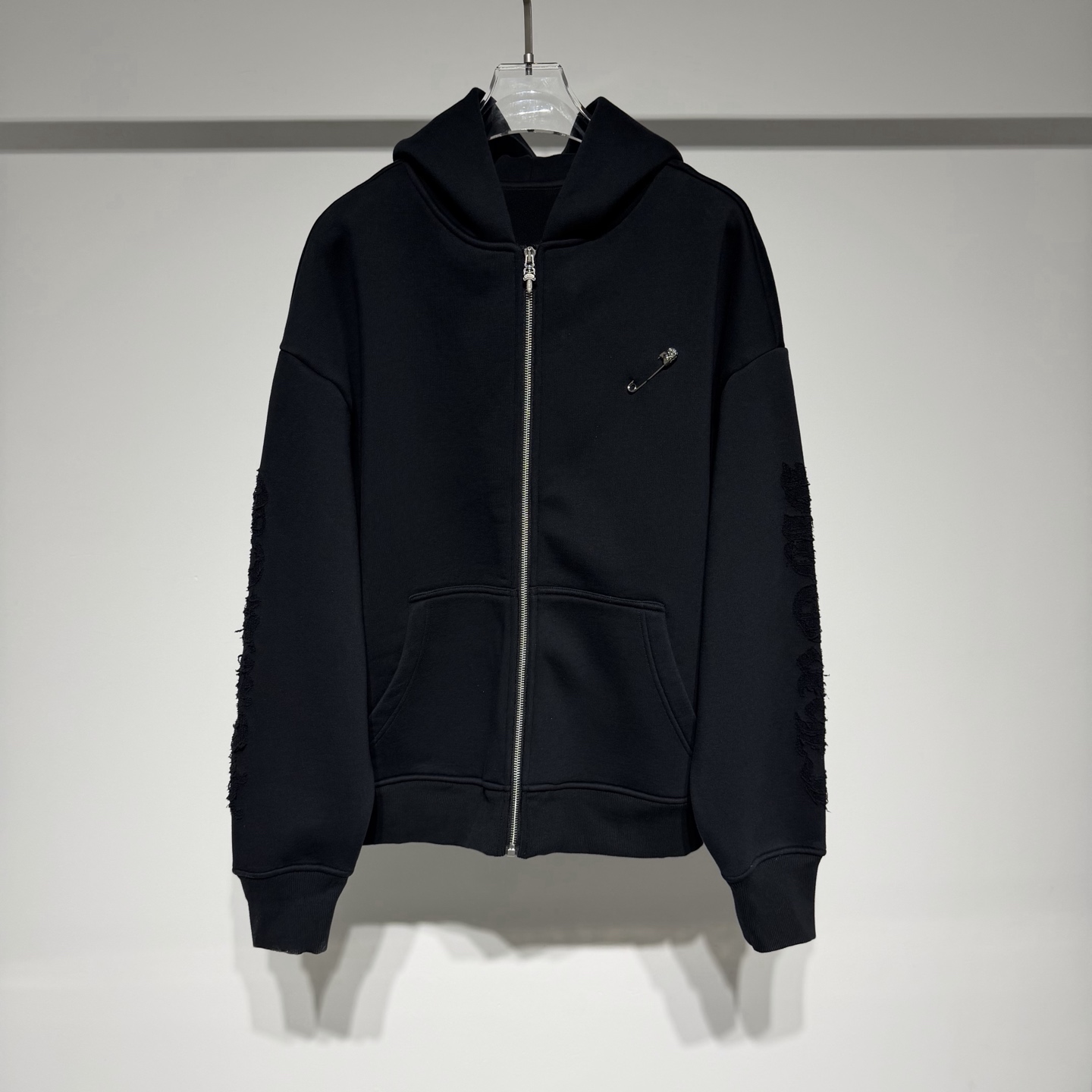 NO:660479,ChromeHearts sports fashionable casual hooded jacket style fleece sweatshirt! The heavy-duty custom-made velvet pure cotton fabric is thick and wide! Heavy industry creates the double process of burning three-dimensional embroidery! ! The loose fit, fine cotton material is of high quality, and the style is suitable for both men and women, making it easy to wear and suitable for a wide range of people! Simple and elegant is the Chrome Hearts collaboration series. The material is excellent and the design style combines low-key luxury styles such as rock punk and street hip-hop. It adheres to pure hand-made and exquisite designs. Therefore, ChromeHearts is translated as Chrome Hearts in mainland China. In fact, it does not have a registered brand. The value of style as an art has far exceeded the meaning of fashion. The design style combines rock punk, street hip-hop and other low-key luxury styles. It adheres to the pure hand-made and exquisitely designed products. From the early silver jewelry, it also provides customized products for customers! Model Color Black Size M-L-XL-XXL-XXXL M shoulder width 65, chest 67, length 68 Please refer to the M size chart to choose the size that suits you! ,chrome hearts-clothing,chrome hearts,chrome hearts,hoodie,sweatshirts,jackets & coats,hats, 19860909ChromeHearts 克罗心运动时尚休闲连帽外套式加绒卫衣！重磅打造定制加绒纯棉面料厚实挺阔！ 重工打造烧化立体绣花双工艺！！宽松版型精棉材质品质上乘、男女同款好穿不挑人适合人群广泛！ 简约大气是克罗心合作系列 材质极佳设计风格融合摇滚朋克、街头嘻哈等低调的奢华风 其秉持著纯手工制作、设计精美, 因此ChromeHearts大陆译名克罗心,实际没这注册品牌 风格作为艺术品的价值已远远地超过了时装的意义 设计风格融合摇滚朋克、街头嘻哈等低调的奢华风,其秉持着纯手工制作、设计精美商品从早期的银饰、亦有提供为顾客量身订做产品的服务！ 型号 颜色黑色 尺码M-L-XL-XXL-XXXL M肩宽65、胸围67、衣长68 参考M尺码表数选择合适自己的尺码！,克罗心-服装,chrome hearts,chrome hearts,hoodie,sweatshirts,jackets & coats,hats, ,Women's clothing