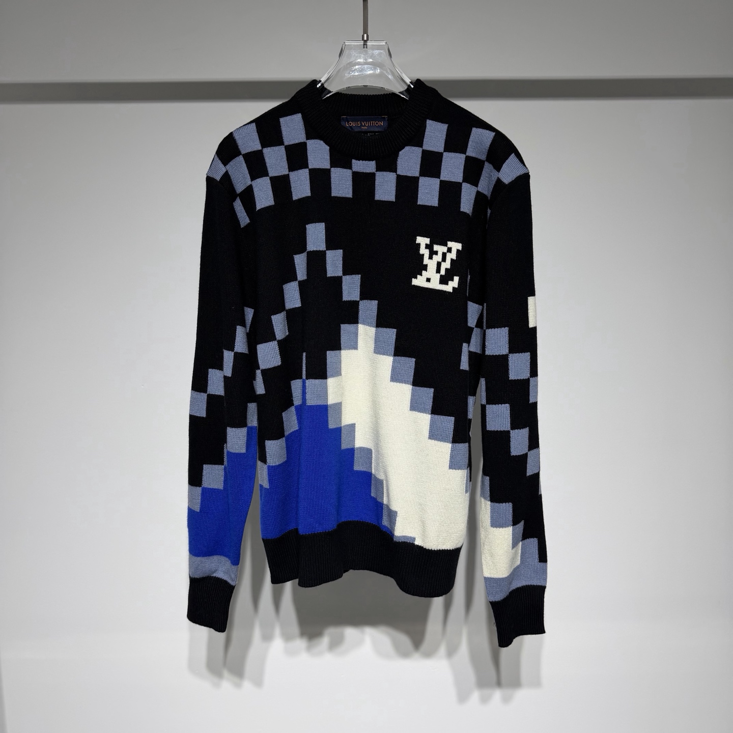 NO:638822,Louis Vuitton Louis Vuitton fashionable casual crew neck knitted sweater!  The checkerboard mosaic jacquard technology presents a gradient three-dimensional effect!  High-grade wool fabric is naturally delicate, soft and luxurious!  The three-dimensional tailoring has a certain sense of width, comfort and resistance to deformation!  Can be used by both men and women!  LV has always adhered to the spirit of excellent quality and innovation. The brand pays attention to the details and craftsmanship of its products, using high-quality materials and exquisite production techniques to ensure that each product can meet the highest quality standards. At the same time, LV also continuously introduces new designs and products to meet the changing needs and tastes of consumers!  With its classic design, exquisite craftsmanship and innovative spirit, it has become one of the most influential luxury brands in the world and continues to lead fashion trends!  !  Model Color Black Size S-M-L Refer to the size chart to choose the size that suits you!  ,Louis Vuitton-clothing,louis vuitton,louis vuitton,louis vuitton,sweaters,alexander wang19860909Louis Vuitton 路易威登时尚休闲圆领针织毛衣！ 棋盘格马赛克提花工艺呈现渐变立体效果！高级羊毛面料自然细腻柔软高级奢华！立体剪裁有一定的挺阔感舒适不易变形！男女均可驾驭！ LV始终秉持着卓越的品质和创新的精神.品牌注重产品的细节和工艺,采用高品质的材料和精湛的制作工艺, 确保每一件产品都能达到最高的品质标准.同时,LV也不断推出新的设计和产品,以满足消费者不断变化的需求和品味！ 以其经典设计、精湛工艺和创新精神,成为全球最具影响力的奢侈品牌之一,持续引领时尚潮流！！ 型号 颜色黑色 尺码S-M-L 参考尺码表数据选择适合自己的尺码！,路易威登-服装,louis vuitton,louis vuitton,louis vuitton,sweaters,alexander wang,Women's clothing