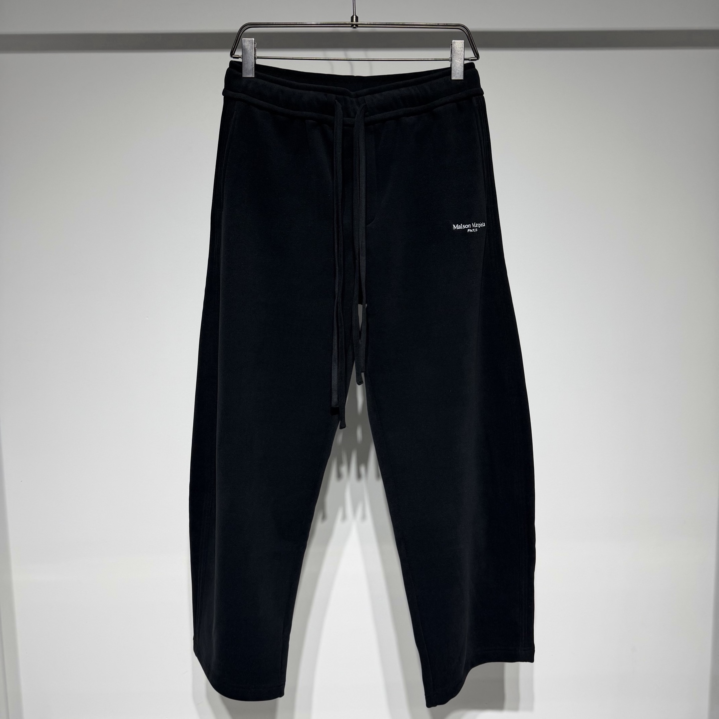 NO:638053,Martin Margiela Martin Margiela sports fashion casual pants are on sale for a limited time!  The velvet custom fabric pattern technology is very creative and three-dimensional, the thickness is moderate, wide and textured, and the three-dimensional embroidery of the brand MM6 letters is high-end and luxurious!  Elastic waistband and drawstring design are adjustable!  The loose version is suitable for a wide range of people!  The craftsmanship is carefully crafted, the neat and clean style is simple, fashionable and versatile!  The fabric has been washed and is not easily deformed or shrunk, making it very interesting!  Can be worn alone or as an inner layer!  Versatile fashion trend!  Martin Margiela is like a god in the fashion world. The fabrics are soft and full of texture, and the loose silhouette is suitable for both men and women. It hides the designer’s endless imagination. The texture of the brand’s printed letters is visible to the naked eye. It has become popular with its deconstructionism, and the peak tradition returns to design!  Style No. Color Black Size M-L-XL-XXL-XXXL XL waist 42, hip 60, pants length 106. Refer to the XL size data to choose the size that suits you!  ,menswear,masion margiela,masion margiela,alexander wang19860909Martin Margiela 马丁.马吉拉运动时尚休闲裤限定发售！丝绒定制面料版型工艺极具创意立体感、厚度适中挺阔有质感品牌MM6字母立体刺绣高级奢华！ 松紧腰头抽绳设计可调节！宽松版型适应人群丰富！工艺尽心打造,利落干净的版型 简约大气时尚百搭！ 面料做了水洗工艺不易变形缩水趣味十足！ 单穿内搭皆可！百搭时尚潮流！ 马丁马吉拉时尚圈神一般的存在 面料柔软质感拉满,廓形宽松剪裁版型男女通穿,隐藏着设计师无穷无尽的想象力,品牌印花字母肉眼可见的质感,以其解构主义火出圈,巅峰传统回归设计！ 款号 颜色 黑色 尺码 M-L-XL-XXL-XXXL XL腰围42、臀围60、裤长106 参考XL尺寸数据选择合适自己的尺码！,男装,masion margiela,masion margiela,alexander wang,Women's clothing