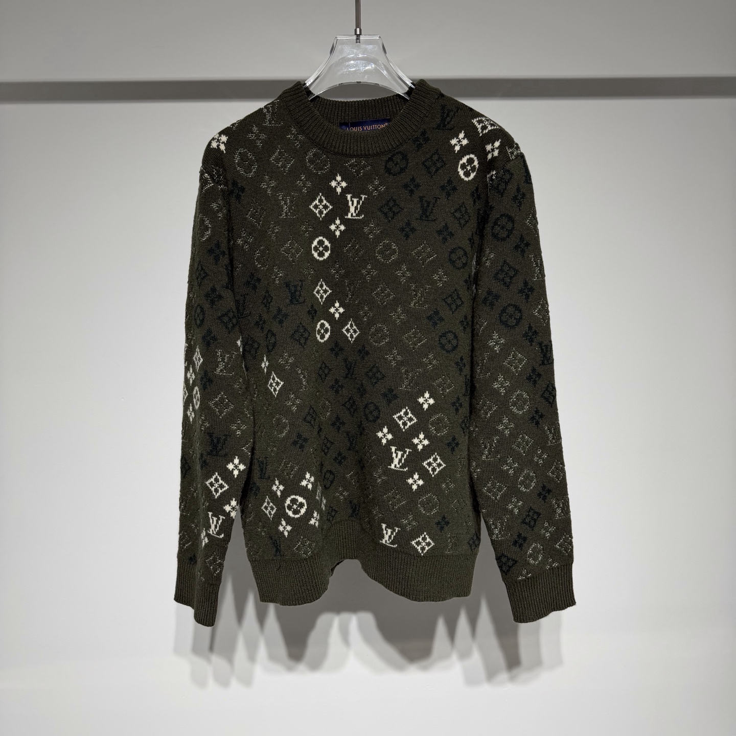 NO:638047,Louis Vuitton Louis Vuitton fashionable casual crew neck knitted sweater!  A full set of accessories can be molded and customized only to compare with genuine products!  Camouflage letter jacquard sweater!  High-grade cotton, wool and cashmere material is naturally delicate, soft and luxurious!  The three-dimensional tailoring has a certain sense of width, comfort and resistance to deformation!  Can be used by both men and women!  LV has always adhered to the spirit of excellent quality and innovation. The brand pays attention to the details and craftsmanship of its products, using high-quality materials and exquisite production techniques to ensure that each product can meet the highest quality standards. At the same time, LV also continuously introduces new designs and products to meet the changing needs and tastes of consumers!  With its classic design, exquisite craftsmanship and innovative spirit, it has become one of the most influential luxury brands in the world and continues to lead fashion trends!  !  Model Color Green Size S-M-L-XL Refer to the size chart to choose the size that suits you!  ,Louis Vuitton-clothing,louis vuitton,louis vuitton,louis vuitton,sweaters,alexander wang19860909Louis Vuitton 路易威登时尚休闲圆领针织毛衣！全套辅料开模定制只和正品做比较！ 迷彩字母提花针织衫毛衣！高级棉羊毛山羊绒材质自然细腻柔软高级奢华！立体剪裁有一定的挺阔感舒适不易变形！男女均可驾驭！ LV始终秉持着卓越的品质和创新的精神.品牌注重产品的细节和工艺,采用高品质的材料和精湛的制作工艺, 确保每一件产品都能达到最高的品质标准.同时,LV也不断推出新的设计和产品,以满足消费者不断变化的需求和品味！ 以其经典设计、精湛工艺和创新精神,成为全球最具影响力的奢侈品牌之一,持续引领时尚潮流！！ 型号 颜色绿色 尺码S-M-L-XL 参考尺码表数据选择适合自己的尺码！,路易威登-服装,louis vuitton,louis vuitton,louis vuitton,sweaters,alexander wang,Women's clothing