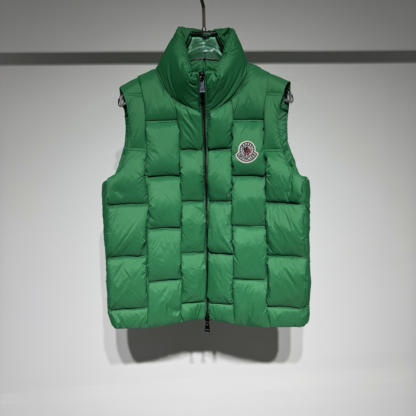NO:660471,Moncler fashionable sports casual stand collar down vest!  !  Heavy craftsmanship is used to create three-dimensional and vivid velvet filling!  Matte fabric with a slightly sporty temperament and 90 white duck down!  The loose-fitting wool Zhangzi logo adds a sense of luxury!  The fabric is soft, delicate and practical, and the perfect combination of fashion, sports, ability and handsomeness not only ensures the overall wearability, but also has a sense of design without being dull!  Let the original sports-style items become more fashionable instantly!  The upper body is very handsome and stylish!  Every detail is introduced one by one, the craftsmanship is exquisite, the three-dimensional tailoring is necessary for travel and vacation, and the sporty tailoring chases the trend. It represents its interpretation of fashion and leisure. Moncler has become the leading international top brand in the outdoor down jacket industry!  Model Color Black Green Size 1-2-3-4-5 1 Shoulder width 44, Bust 58, Clothes length 63 Please refer to the 1 size chart to choose the size that suits you!  ,Moncler,down jacket, 19860909Moncler 蒙口时尚运动休闲立领羽绒马甲！！重工艺打造采用分格充绒立体生动！哑光面料略带运动气质90白鸭绒！宽松版型羊毛章仔logo加持高级感拉满！面料柔软细腻实用性大大提升、时尚融合运动干练帅气完美结合既保证整体的实穿性,又充满设计感不呆板！ 让原本运动风格的单品瞬间变得更加时尚！ 上身非常帅气有型！处处都是细节不一一介绍、工艺精美搭配、旅游度假必备立体裁剪、 运动气息剪裁追逐潮流 代表它对时尚休闲的诠释 Moncler在户外羽绒服业界中,成为首屈一指的国际顶尖品牌！ 型号 颜色黑色 绿色 尺码1-2-3-4-5 1肩宽44、胸围58、衣长63 参考1尺码表数选择合适自己的尺码！,蒙口-服装,Moncler,down jacket, ,Women's clothing