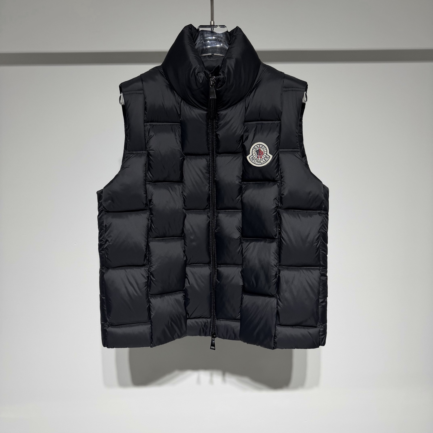 NO:660467,Moncler fashionable sports casual stand collar down vest!  !  Heavy craftsmanship is used to create three-dimensional and vivid velvet filling!  Matte fabric with a slightly sporty temperament and 90 white duck down!  The loose-fitting wool Zhangzi logo adds a sense of luxury!  The fabric is soft, delicate and practical, and the perfect combination of fashion, sports, ability and handsomeness not only ensures the overall wearability, but also has a sense of design without being dull!  Let the original sports-style items become more fashionable instantly!  The upper body is very handsome and stylish!  Every detail is introduced one by one, the craftsmanship is exquisite, the three-dimensional tailoring is necessary for travel and vacation, and the sporty tailoring chases the trend. It represents its interpretation of fashion and leisure. Moncler has become the leading international top brand in the outdoor down jacket industry!  Model Color Black Green Size 1-2-3-4-5 1 Shoulder width 44, Bust 58, Clothes length 63 Please refer to the 1 size chart to choose the size that suits you!  ,Moncler,down jacket, 19860909Moncler 蒙口时尚运动休闲立领羽绒马甲！！重工艺打造采用分格充绒立体生动！哑光面料略带运动气质90白鸭绒！宽松版型羊毛章仔logo加持高级感拉满！面料柔软细腻实用性大大提升、时尚融合运动干练帅气完美结合既保证整体的实穿性,又充满设计感不呆板！ 让原本运动风格的单品瞬间变得更加时尚！ 上身非常帅气有型！处处都是细节不一一介绍、工艺精美搭配、旅游度假必备立体裁剪、 运动气息剪裁追逐潮流 代表它对时尚休闲的诠释 Moncler在户外羽绒服业界中,成为首屈一指的国际顶尖品牌！ 型号 颜色黑色 绿色 尺码1-2-3-4-5 1肩宽44、胸围58、衣长63 参考1尺码表数选择合适自己的尺码！,蒙口-服装,Moncler,down jacket, ,Women's clothing
