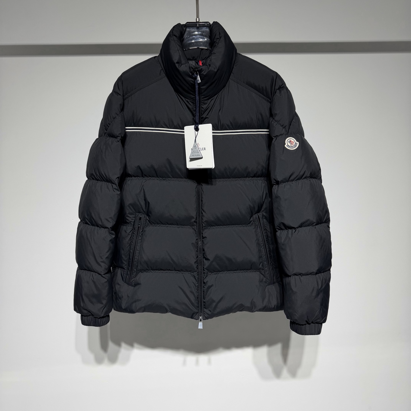 NO:638153,Moncler fashionable sports casual stand collar down jacket!  !  Bread suit with sporty temperament in 90 white duck down!  The fashionable version of the wool Zhangzi logo adds a sense of high-end!  The fabric is soft, delicate and practical, and the perfect combination of fashion, sports, ability and handsomeness not only ensures the overall wearability, but also has a sense of design without being dull!  Let the original sports-style items become more fashionable instantly!  The upper body is very handsome and stylish!  Every detail is introduced one by one, the craftsmanship is exquisite, the three-dimensional tailoring is necessary for travel and vacation, and the sporty tailoring chases the trend. It represents its interpretation of fashion and leisure. Moncler has become the leading international top brand in the outdoor down jacket industry!  Model Color Black Size 1-2-3-4-5 1 Shoulder width 49, Bust 55, Clothes length 64 Please refer to the 1 size chart to choose the size that suits you!  ,Moncler,down jacket,alexander wang19860909Moncler 蒙口时尚运动休闲立领羽绒服！！面包服运动气质90白鸭绒！时尚版型羊毛章仔logo加持高级感拉满！面料柔软细腻实用性大大提升、时尚融合运动干练帅气完美结合既保证整体的实穿性,又充满设计感不呆板！ 让原本运动风格的单品瞬间变得更加时尚！ 上身非常帅气有型！处处都是细节不一一介绍、工艺精美搭配、旅游度假必备立体裁剪、 运动气息剪裁追逐潮流 代表它对时尚休闲的诠释 Moncler在户外羽绒服业界中,成为首屈一指的国际顶尖品牌！ 型号 颜色黑色 尺码1-2-3-4-5 1肩宽49、胸围55、衣长64 参考1尺码表数选择合适自己的尺码！,蒙口-服装,Moncler,down jacket,alexander wang,Women's clothing