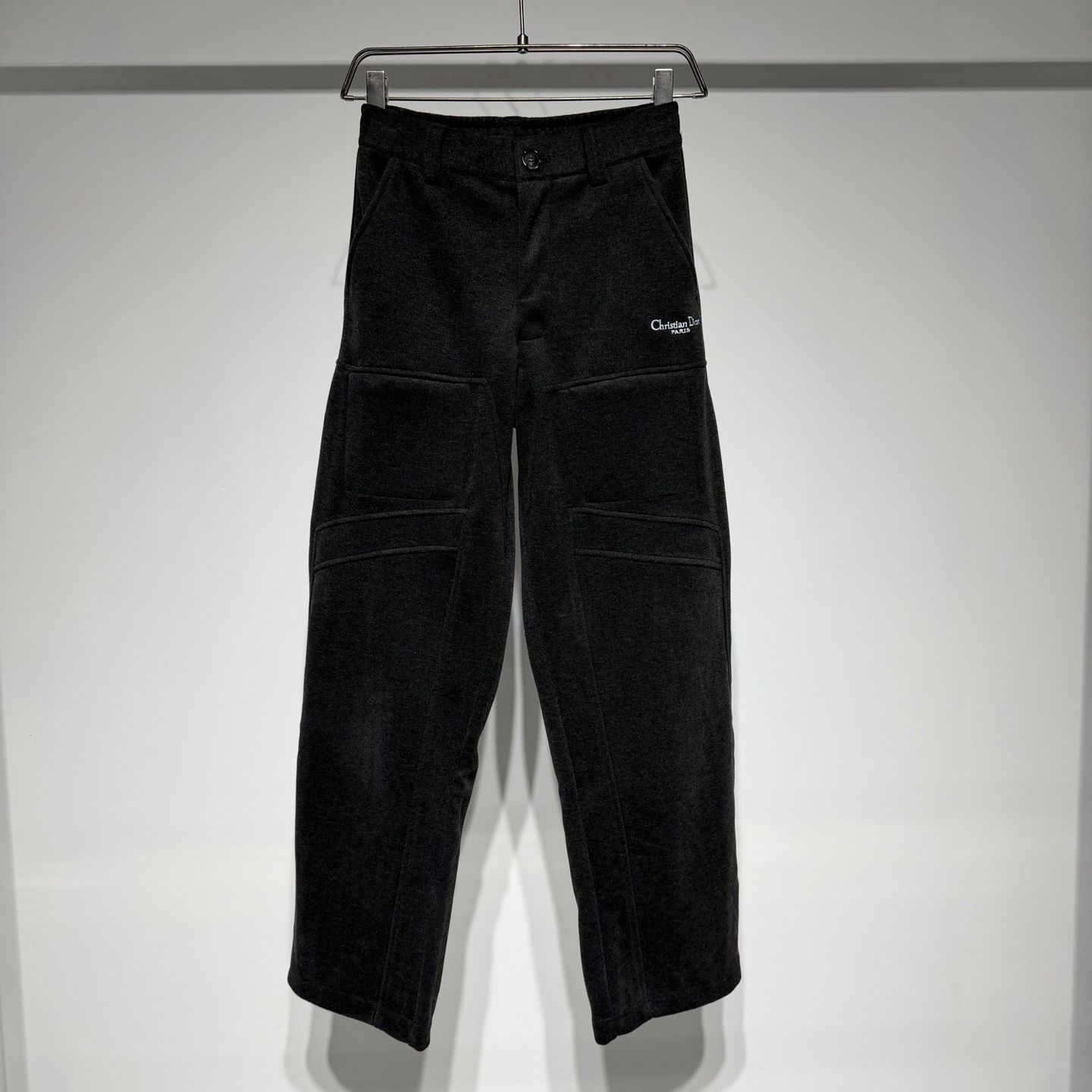 NO:638157,Dior Christian Dior stylish casual pants!  Velvet fabric, loose fit, retro and natural color!  Refreshing and clean, the washing process is exquisite, fashionable and simple!  !  Three-dimensional tailoring for perfect shaping!  Customized composite velvet fabric!  The distinct layers, exquisite and fashionable styles are combined with the latest technology!  !  !  High-count, long-staple cotton originates from Italy!  The symbol of quality and the benchmark of fashion has always been synonymous with luxury and elegance. Whether it is fashion or accessories, Dior has always been at the top of the fashion palace!  !  !  The reason why it can become a classic is that in addition to its innovative and elegant design, its extraordinary design skills push its momentum to the top. The color matching of Dior luxury logo design does not use too many modifications!  !  !  The pure black color makes the whole logo look very smooth!  Every detail in the simple design is completely coordinated and used perfectly!  !  !  The design of all luxury goods is very demanding in pursuit of details and forms a perfect arc!  !  !  Item No. Color Black Size M-L-XL-XXL-XXXL M waist 37, hip 50, pants length 104. Refer to the M size chart to choose the size that suits you!  ,Dior-clothing,dior,dior,alexander wang19860909Dior 克里斯汀迪奥时尚休闲裤！丝绒面料宽松版型色泽复古自然！清爽干净水洗工艺细腻时尚简约大气！！立体剪裁完美塑形！定制复合丝绒面料！ 层次鲜明精美时尚版型结合当下最新工艺！！！ 高支长绒棉原产地意大利！ 品质的象征时尚的标杆 一直是华丽与高雅的代名词 不论是时装还是饰品 迪奥在时尚殿堂一直雄踞顶端！！！之所以能成为经典,除了其创新中又带着优雅的设计,非凡的设计功力将的声势推向顶点, 迪奥Dior奢侈品标志设计的配色并未采用过多的修饰！！！直接纯色的黑整个标志表现得非常流畅！ 简约设计中的每个细节都完整的协调在一起运用得恰到好处！！！所有奢侈品的设计对细节追求都非常苛刻呼应构成了完美的弧线！！！ 货号 颜色黑色 尺码M-L-XL-XXL-XXXL M腰围37、臀围50、裤长104 参考M尺码表数据选择合适自己的尺码！,迪奥-服装,dior,dior,alexander wang,Women's clothing